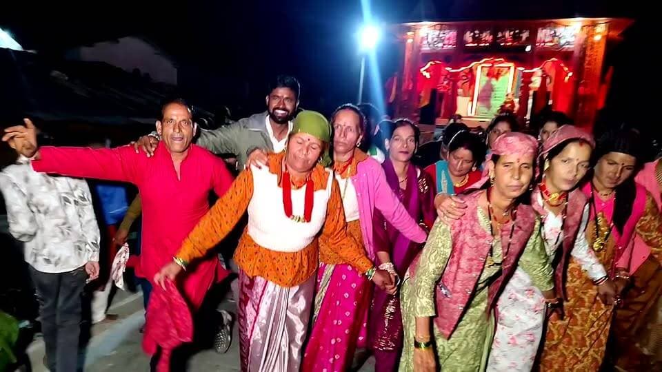 कुथनौर में भादों की जातर, लोक संस्कृति के रंग में रंगे ग्रामीण...
#Kuthnaur #KailuMansirMaharaj #BhadonKiJatar #Yamunavally #Barkot #Uttarkashi #Yamunotri #Uttarakhand #PahadiSanskriti #LokSanskriti #PahadiMela #Tandi #Raso #DoliNritya #ReligiousFestival #PahadSandesh #PahadSandeshNews