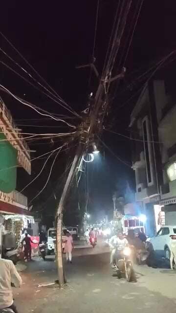 विद्युत विभाग की बड़ी लापरवाही खंबा कितना तिरछा हुआ कोई देखभाल नहीं