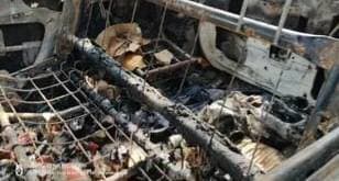🚨 फुलौत थाना से महज 100 मीटर दूर धू-धू कर जली झारखंड नंबर की कार, अंदर से निकली 61 लीटर विदेशी शराब
मधेपुरा: चौसा प्रखंड क्षेत्र के फुलौत बाजार जाने वाले मुख्य मार्ग पर शनिवार देर रात उस समय अफरातफरी मच गई, जब फुलौत थाना से महज करीब 100 मीटर दूर पंचायत सरकार भवन के समीप एक झारखंड नंबर की कार अचानक आग की लपटों में घिर गई। देखते ही देखते कार पूरी तरह जलकर क्षतिग्रस्त हो गई।
आग की लपटें देखकर आसपास के ग्रामीण मौके पर पहुंचे। कार का दरवाजा खोलने पर अंदर किसी व्यक्ति के बजाय विदेशी शराब की पेटियां और बोतलें देखकर लोग हैरान रह गए। इसी दौरान कुछ लोगों ने मौके का फायदा उठाकर शराब की बोतलें निकालने का प्रयास किया।
👮 पुलिस ने ग्रामीणों को खदेड़ा
घटना की सूचना मिलते ही फुलौत के प्रभारी थानाध्यक्ष सौरभ कुमार पुलिस बल के साथ मौके पर पहुंचे। पुलिस ने शराब ले जाने का प्रयास कर रहे लोगों को वहां से हटाया और सुरक्षा घेरा बनाकर भीड़ को दूर किया। जिन लोगों ने शराब की बोतलें निकाल ली थीं, उनसे भी पुलिस ने शराब वापस बरामद कर ली।
इसके बाद दमकल विभाग को सूचना दी गई। दमकल की टीम ने मौके पर पहुंचकर काफी मशक्कत के बाद कार में लगी आग पर काबू पाया। हालांकि तब तक वाहन का अधिकांश हिस्सा जल चुका था।
🍾 कार से बरामद हुई करीब 61 लीटर विदेशी शराब
आग बुझने के बाद पुलिस ने जली हुई कार की डिक्की और सीटों की तलाशी ली। पुलिस के अनुसार वाहन से 750 एमएल की 81 बोतलों सहित करीब 61 लीटर विदेशी शराब बरामद हुई है। पुलिस ने कार और शराब को जब्त कर लिया है।
🔍 धनबाद नंबर की कार, मालिक की तलाश
पुलिस के अनुसार कार का नंबर JH-10AN-0507 है और इसका निबंधन झारखंड के धनबाद जिले से संबंधित है। वाहन के मालिक की पहचान के लिए जिला परिवहन कार्यालय के माध्यम से वाहन के दस्तावेज, मालिक का पता और चेचिस नंबर की जांच कराई जा रही है।
पुलिस यह भी जांच कर रही है कि कार में आग शॉर्ट सर्किट से लगी या किसी साजिश के तहत लगाई गई। साथ ही शराब की खेप झारखंड से मधेपुरा तक किस रास्ते पहुंची और इसके पीछे स्थानीय स्तर पर कौन लोग शामिल हैं, इसका पता लगाने में पुलिस जुटी है।
रिपोर्ट: न्यूज़ बिहार लाइव