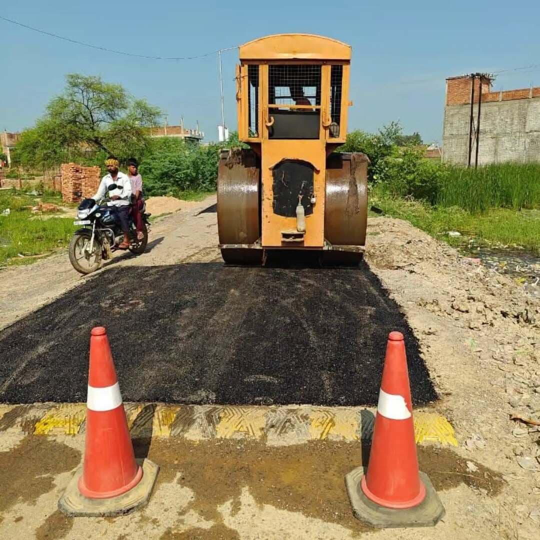 जालौन की सड़कों को मिलेगी गड्ढों से मुक्ति, आज से अभियान का आगाज
जिलाधिकारी समीर के निर्देश पर 63 किलोमीटर मार्गों पर शुरू हुआ मरम्मत कार्य, उरई क्षेत्र के पांच प्रमुख मार्ग पहले चरण में शामिल
उरई/जालौन। जनपद की सड़कों को सुगम और सुरक्षित बनाने की दिशा में सोमवार से गड्ढामुक्ति अभियान शुरू कर दिया गया है। जिलाधिकारी समीर के निर्देश पर लोक निर्माण विभाग द्वारा वित्तीय वर्ष 2026-27 के लिए चिन्हित मार्गों पर सड़क की खराब सतह और गड्ढों की मरम्मत का कार्य शुरू कराया गया है।
अभियान के पहले चरण में उरई क्षेत्र के पांच प्रमुख मार्गों की कुल 63 किलोमीटर लंबाई को गड्ढामुक्त करने का लक्ष्य निर्धारित किया गया है। संबंधित खंडों के अधिशासी अभियंताओं ने जिलाधिकारी के निर्देश के बाद चिन्हित मार्गों पर कार्यवाही शुरू कर दी है।
इन पांच मार्गों पर होगा काम: गड्ढामुक्ति अभियान के तहत कोंच-पहाड़गांव-कमतरि मार्ग के 15 किलोमीटर और बंगरा रेडर-लगामपुरा मार्ग के 15 किलोमीटर हिस्से में मरम्मत कार्य कराया जा रहा है। इसके अलावा हमीरपुर-कालपी मार्ग के 20 किलोमीटर, आटा-चुर्खी मार्ग से नूरपुर संपर्क मार्ग के 3 किलोमीटर तथा जालौन-चुर्खी मार्ग के 10 किलोमीटर हिस्से को भी गड्ढामुक्त किया जाएगा।
इनमें हमीरपुर-कालपी मार्ग एसएच-91 श्रेणी में आता है, जबकि अन्य चिन्हित मार्गों में ओडीआर और ग्रामीण संपर्क मार्ग शामिल हैं।
गुणवत्ता और समयबद्धता पर जोर: जिला प्रशासन की ओर से सड़क मरम्मत कार्य में गुणवत्ता और समयबद्धता सुनिश्चित करने के निर्देश दिए गए हैं। अभियान का उद्देश्य खराब सड़कों के कारण राहगीरों और वाहन चालकों को होने वाली परेशानी को दूर कर सुरक्षित एवं सुगम आवागमन उपलब्ध कराना है।
प्रशासन के अनुसार, आगामी चरणों में आवश्यकता के आधार पर अन्य खराब मार्गों को भी गड्ढामुक्ति अभियान में शामिल किए जाने की दिशा में कार्रवाई की जाएगी।
मुख्य बिंदु:
63 किलोमीटर सड़कों की मरम्मत
पहले चरण में 5 प्रमुख मार्ग
लोक निर्माण विभाग ने शुरू किया काम
गुणवत्ता और समयबद्धता पर जिलाधिकारी का जोर