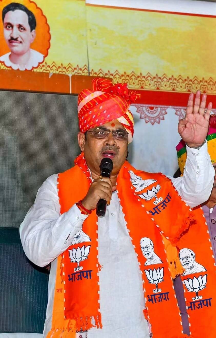 राजस्थान नगर निकाय चुनाव में भाजपा की ऐतिहासिक विजय: प्रदेश कार्यालय में मना जश्न, सीएम भजनलाल शर्मा ने जताया जनता का आभार
#Lalbahadurbhakhar #PilibangaNews #RajasthanNews #PoliceAction #CMORajasthan #BJP #BhajanlalSharma
जयपुर। राजस्थान नगर निकाय चुनावों में भारतीय जनता पार्टी को मिली प्रचंड विजय के उपलक्ष्य में जयपुर स्थित भाजपा प्रदेश कार्यालय में भव्य आभार एवं विजय उत्सव कार्यक्रम आयोजित किया गया। इस अवसर पर मुख्यमंत्री भजनलाल शर्मा, भाजपा प्रदेशाध्यक्ष मदन राठौड़, प्रदेश संगठन महामंत्री अजेय कुमार सहित पार्टी के वरिष्ठ नेता, पदाधिकारी और भारी संख्या में कार्यकर्ता उपस्थित रहे।
कार्यक्रम में मुख्यमंत्री भजनलाल शर्मा ने प्रदेश की जनता का कोटि-कोटि आभार व्यक्त करते हुए कहा कि यह जनादेश आदरणीय प्रधानमंत्री नरेंद्र मोदी के मार्गदर्शन में चल रही 'डबल इंजन' सरकार के विकास कार्यों, सुशासन और जनकल्याणकारी नीतियों पर जनता के अटूट विश्वास का प्रमाण है। उन्होंने कहा कि कार्यकर्ताओं के अथक परिश्रम और संगठन की सामूहिक शक्ति से मिली यह प्रचंड जीत 'विकसित राजस्थान' के संकल्प को और सशक्त करेगी।
भाजपा प्रदेश कार्यालय में जीत के जश्न के दौरान शीर्ष नेताओं ने विक्ट्री साइन बनाकर जनता और कार्यकर्ताओं का अभिवादन स्वीकार किया। पार्टी नेतृत्व ने संकल्प दोहराया कि प्रदेश के प्रत्येक शहर और कस्बे को स्वच्छ, सुरक्षित, आधुनिक और आत्मनिर्भर बनाकर राजस्थान को देश के अग्रणी राज्यों में स्थापित किया जाएगा।