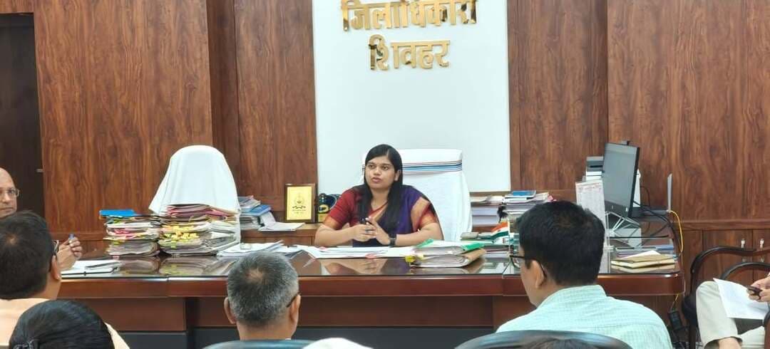 दिनांक: 21.09.2026
जिला जन-संपर्क कार्यालय, शिवहर।
----जिला पदाधिकारी की अध्यक्षता में 'पीएम सूर्य घर' योजना की महत्वपूर्ण समीक्षा बैठक संपन्न; सफल क्रियान्वयन व 'हरित क्रांति' को बढ़ावा देने पर जोर ----
आज दिनांक 21.09.2026 को जिला पदाधिकारी, शिवहर की अध्यक्षता में 'पीएम सूर्य घर' योजना के अंतर्गत प्राप्त आवेदनों एवं सोलर रूफटॉप के अधिष्ठापन (Installation) कार्यों की अद्यतन प्रगति को लेकर एक महत्वपूर्ण समीक्षा बैठक आयोजित की गई। जिले में स्वच्छ ऊर्जा और नागरिकों की आर्थिक बचत को बढ़ावा देने के उद्देश्य से, जिला प्रशासन इस योजना को प्राथमिकता के आधार पर सफलतापूर्वक लागू करने के लिए प्रतिबद्ध है।
योजना के कार्यों को और अधिक गति प्रदान करने के लिए, जिला पदाधिकारी द्वारा आवेदनों की विस्तृत समीक्षा की गई। उन्होंने विशेष रूप से आपूर्ति एवं VB-GRAM-G से सम्बंधित पदाधिकारियों को योजना के त्वरित और सफल क्रियान्वयन हेतु आवश्यक दिशा-निर्देश दिए। अधिकारियों को निर्देश दिया गया है कि वे आपसी समन्वय स्थापित कर यह सुनिश्चित करें कि आम जनता को इस योजना का लाभ बिना किसी कठिनाई के प्राप्त हो सके।
विदित हो कि योजना को जमीनी स्तर पर प्रभावी बनाने के लिए जिले के सभी अंचलाधिकारी को भी अपने-अपने प्रभार वाले क्षेत्रों में व्यक्तिगत जिम्मेदारी लेते हुए अधिक से अधिक सोलर पैनल अधिष्ठापित कराने का लक्ष्य दिया गया है।
योजना के तहत मिलने वाले अनुदानों का जिले में व्यापक प्रचार-प्रसार किया जा रहा है, ताकि अधिक से अधिक नागरिक इससे जुड़ सकें। अनुदान की स्थिति निम्नवत है:
1. 1 KW क्षमता तक: ₹30,000 (केंद्र) + ₹10,000 (राज्य) = कुल ₹40,000 का अनुदान
2. 2 KW क्षमता तक: ₹60,000 (केंद्र) + ₹20,000 (राज्य) = कुल ₹80,000 का अनुदान
3. 3 KW क्षमता तक: ₹78,000 (केंद्र) + ₹20,000 (राज्य) = कुल ₹98,000 का अनुदान
योजना से जुड़ी अन्य महत्वपूर्ण सुविधाएँ:
1. अतिरिक्त अनुदान की समय-सीमा: राज्य सरकार द्वारा दिए जा रहे अतिरिक्त अनुदान का विशेष प्रावधान केवल 31 मार्च 2027 तक के लिए ही किया गया है।
2. आसान ऋण (Loan) सुविधा: सोलर पैनल की स्थापना में नागरिकों की सुविधा के लिए आसान किस्तों पर मात्र 5.75% की ब्याज दर पर बैंक ऋण की व्यवस्था भी उपलब्ध है।
3. आवेदन प्रक्रिया: योजना की विस्तृत जानकारी प्राप्त करने और ऑनलाइन आवेदन करने के लिए नागरिक आधिकारिक वेबसाइट www.pmsuryaghar.gov.in पर विजिट कर सकते हैं अथवा सहायता के लिए टोल-फ्री नंबर 15555 पर संपर्क कर सकते हैं।
जिला पदाधिकारी ने जोर देते हुए कहा कि इस योजना के सफल क्रियान्वयन से न केवल लोगों के घरों में मुफ्त बिजली पहुँचेगी, बल्कि शिवहर जिले में "हरित क्रांति" (Green Revolution) और स्वच्छ पर्यावरण को भी बड़ा प्रोत्साहन मिलेगा। जिला प्रशासन, शिवहर नागरिकों को इस योजना के माध्यम से लाभान्वित करने के लिए पूरी तरह से संकल्पित है।
