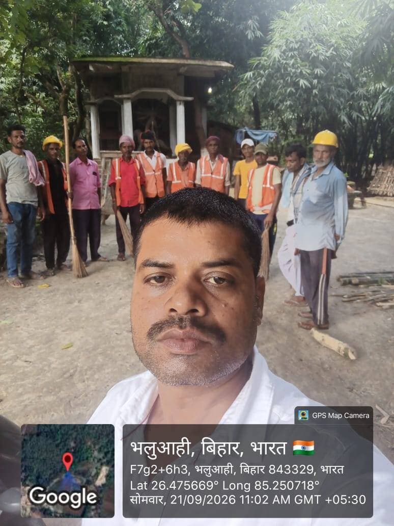 दिनांक- 21.09.2026
जिला जन-संपर्क कार्यालय, शिवहर
‘स्वच्छता ही सेवा’ अभियान के तहत शिवहर जिले के प्रमुख स्थलों पर चला विशेष स्वच्छता अभियान
शिवहर। ‘स्वच्छता ही सेवा’ अभियान के तहत जिले में स्वच्छता के प्रति जन-जागरूकता बढ़ाने एवं सार्वजनिक स्थलों को स्वच्छ, सुंदर एवं सुव्यवस्थित बनाए रखने के उद्देश्य से विशेष स्वच्छता अभियान चलाया गया। अभियान के तहत शिवहर जिले के विभिन्न प्रमुख सार्वजनिक एवं महत्वपूर्ण स्थलों पर विशेष साफ-सफाई अभियान संचालित किया गया।
जिला प्रशासन के निर्देशानुसार नगर निकाय, संबंधित विभागों, स्थानीय प्रशासन एवं अन्य संबंधित कर्मियों के सहयोग से प्रमुख स्थलों, सार्वजनिक परिसरों, सड़क किनारे के क्षेत्रों, बाजार क्षेत्रों, धार्मिक एवं ऐतिहासिक महत्व के स्थलों तथा आम लोगों की अधिक आवाजाही वाले स्थानों पर साफ-सफाई कराई गई।
अभियान के दौरान सार्वजनिक स्थलों पर जमा कचरे, प्लास्टिक एवं अन्य अपशिष्ट पदार्थों को हटाया गया तथा साफ-सफाई के साथ-साथ कचरे के उचित निस्तारण की व्यवस्था सुनिश्चित की गई। संबंधित कर्मियों को यह भी निर्देश दिया गया कि साफ किए गए स्थलों पर दोबारा कचरा जमा न हो, इसके लिए नियमित निगरानी एवं सतत साफ-सफाई की व्यवस्था बनाए रखें।
प्रमुख स्थलों पर विशेष ध्यान
अभियान के तहत जिला मुख्यालय शिवहर के प्रमुख सार्वजनिक स्थलों के साथ-साथ प्रखंड मुख्यालयों एवं अन्य महत्वपूर्ण स्थानों पर भी स्वच्छता गतिविधियां संचालित की गईं। सार्वजनिक स्थलों, सरकारी कार्यालय परिसरों, बाजार एवं भीड़भाड़ वाले क्षेत्रों, विद्यालयों के आसपास, सड़क किनारे तथा अन्य महत्वपूर्ण स्थानों की साफ-सफाई पर विशेष जोर दिया गया।
अभियान के दौरान आम नागरिकों को भी स्वच्छता के प्रति जागरूक करते हुए सार्वजनिक स्थानों पर कचरा नहीं फेंकने, गीले एवं सूखे कचरे को अलग-अलग रखने तथा अपने आसपास के क्षेत्र को स्वच्छ रखने के लिए प्रेरित किया गया।
स्वच्छता के साथ जनभागीदारी पर जोर
जिला प्रशासन द्वारा कहा गया कि स्वच्छ एवं सुंदर शिवहर के निर्माण में केवल सरकारी प्रयास पर्याप्त नहीं हैं, बल्कि इसमें प्रत्येक नागरिक की सक्रिय भागीदारी आवश्यक है। स्वच्छता को केवल अभियान तक सीमित न रखते हुए इसे दैनिक जीवन की आदत बनाने की आवश्यकता है।
लोगों से अपील की गई कि वे अपने घर, मोहल्ले, बाजार एवं सार्वजनिक स्थलों को स्वच्छ रखने में सहयोग करें तथा दूसरों को भी स्वच्छता के प्रति जागरूक करें। सार्वजनिक स्थलों पर कचरा नहीं फेंकें और निर्धारित स्थान पर ही कचरे का निस्तारण करें।
नियमित स्वच्छता एवं निगरानी का निर्देश
जिला प्रशासन द्वारा संबंधित पदाधिकारियों एवं कर्मियों को निर्देश दिया गया कि अभियान के दौरान साफ किए गए स्थलों की नियमित निगरानी की जाए तथा आवश्यकता के अनुसार निरंतर साफ-सफाई सुनिश्चित की जाए। सार्वजनिक स्थलों पर स्वच्छता व्यवस्था को बेहतर बनाए रखने के लिए स्थानीय स्तर पर भी लोगों की सहभागिता सुनिश्चित करने पर बल दिया गया।
‘स्वच्छता ही सेवा’ अभियान का उद्देश्य केवल साफ-सफाई करना नहीं, बल्कि स्वच्छता के प्रति लोगों के व्यवहार में स्थायी बदलाव लाना और स्वच्छता को सामुदायिक जिम्मेदारी के रूप में विकसित करना है।
जिला प्रशासन, शिवहर द्वारा आम नागरिकों से अपील की गई कि स्वच्छता अभियान में सक्रिय रूप से भाग लें और ‘स्वच्छ शिवहर–सुंदर शिवहर’ के संकल्प को साकार करने में अपनी महत्वपूर्ण भूमिका निभाएं।