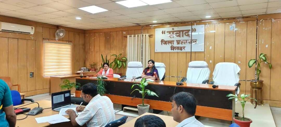दिनांक-21.09.2026
जिला जन-संपर्क कार्यालय, शिवहर।
जिला पदाधिकारी, शिवहर की अध्यक्षता में सोमवार को समेकित बाल विकास सेवाएं (आईसीडीएस) कार्यों की गहन समीक्षा बैठक आयोजित की गई। बैठक में पिछले माह दिए गए निर्देशों के अनुपालन सहित 18 विभिन्न विभागीय बिंदुओं पर विस्तृत चर्चा की गई। विभागीय कार्यों में सुस्ती और लापरवाही पर जिलाधिकारी ने कड़ी नाराजगी जताते हुए सख्त कदम उठाए हैं।
बैठक में लिए गए प्रमुख निर्णय और निर्देश निम्न प्रकार हैं:
1. एफआरएस (FRS) और आभा (ABHA) आईडी निर्माण में लापरवाही पर कार्रवाई: पोषाहार वितरण वाले लाभुकों के एफआरएस में कम उपलब्धि वाले सेक्टर की महिला पर्यवेक्षिकाओं से कारण पृच्छा (शो-कॉज) करने का निर्देश दिया गया है। सभी महिला पर्यवेक्षिकाओं को दो दिनों के भीतर अपने-अपने सेक्टर में एफआरएस से वंचित लाभुकों की सूची कारण सहित उपलब्ध कराने का अल्टीमेटम दिया गया है। इसके अतिरिक्त, 87% से कम आभा (ABHA) आईडी बनाने वाले सेक्टर की महिला पर्यवेक्षिकाओं से भी स्पष्टीकरण मांगा जाएगा।
2. पोषण माह 2026 की एंट्री पर डीएम ने जताया रोष: पोषण माह गतिविधियों की एंट्री में जिले को राज्य में 22वां स्थान मिलने पर जिलाधिकारी ने कड़ी नाराजगी व्यक्त की। समीक्षा में पाया गया कि डुमरी कटसरी परियोजना को छोड़कर अन्य सभी परियोजनाओं में गतिविधि एंट्री 90% से कम है। इस पर सख्त रुख अपनाते हुए डीएम ने निर्देश दिया कि प्रतिदिन कम एंट्री करने वाले सेक्टर की महिला पर्यवेक्षिका और बाल विकास परियोजना पदाधिकारी (सीडीपीओ) को जिला मुख्यालय में बैठाकर गतिविधि एंट्री का कार्य पूरा कराया जाए।
3. तरियानी में सीबीई (CBE) आयोजन में कोताही: समीक्षा के क्रम में पाया गया कि तरियानी परियोजना के 17 आंगनवाड़ी केंद्रों पर सामुदायिक आधारित गतिविधि (CBE) का आयोजन नहीं किया गया है। संबंधित सीडीपीओ को तत्काल प्रभाव से सभी आंगनवाड़ी केंद्रों पर सीबीई का आयोजन सुनिश्चित कराने का निर्देश दिया गया है।
बैठक में प्रधानमंत्री मातृ वंदना योजना, मुख्यमंत्री कन्या उत्थान योजना, बच्चों की वृद्धि व नाटापन/अल्पवजन निगरानी, स्कूल पूर्व शिक्षा वाले बच्चों का अपार (APAAR) आईडी निर्माण, आंगनवाड़ी केंद्रों पर बच्चों की उपस्थिति एवं गर्म पका भोजन (HCM) वितरण, आंगन ऐप द्वारा निरीक्षण, सक्षम आंगनवाड़ी केंद्र, आंगनवाड़ी-सह-क्रेच संचालन, कायाकल्प और पेंशन/सेवांत लाभ के लंबित मामलों पर विस्तृत समीक्षा कर पदाधिकारियों को आवश्यक दिशा-निर्देश दिए गए।