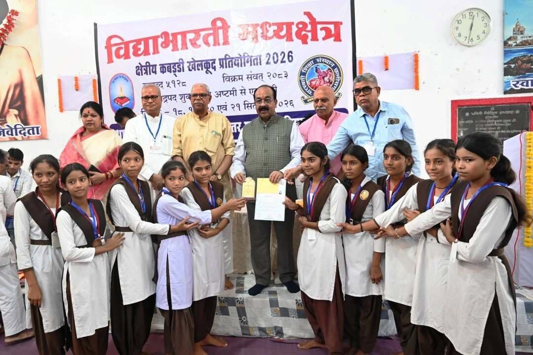 विद्याभारती मध्यक्षेत्र क्षेत्रीय कबड्डी प्रतियोगिता के समापन समारोह में शामिल हुए उप मुख्यमंत्री श्री अरूण साव
खेल अनुशासन, आत्मविश्वास और ऊर्जा के साथ लक्ष्य की ओर बढ़ने की प्रेरणा देता है - उप मुख्यमंत्री श्री अरूण साव
उप मुख्यमंत्री, सांसद सहित अतिथियों ने खिलाड़ियों को दी बधाई एवं शुभकामनाएं