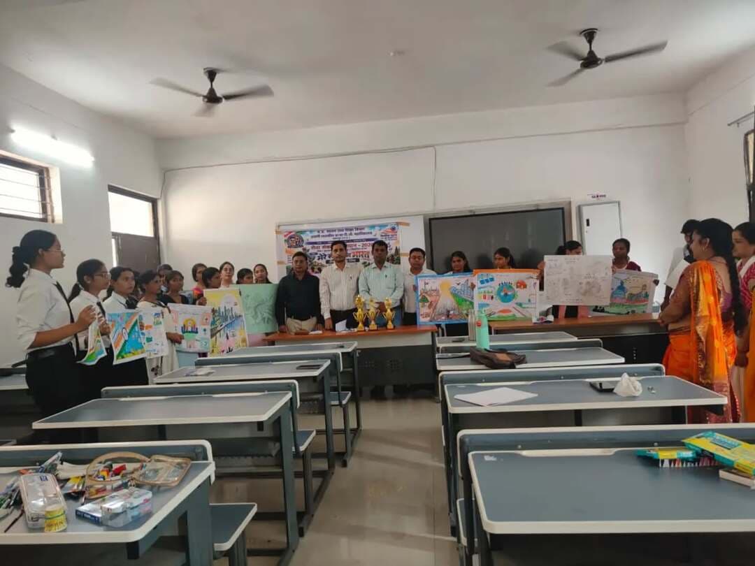 सेवा संकल्प अभियान 2026
‘मेरे सपनों का भारत’ में दिखे विकसित और आत्मनिर्भर भारत के रंग
अभियान अंतर्गत शासकीय अग्रणी महाविद्यालय में जिला स्तरीय चित्रकला प्रतियोगिता आयोजित
---
मध्यप्रदेश शासन, उच्च शिक्षा विभाग द्वारा संचालित सेवा संकल्प अभियान 2026 के अंतर्गत जिला स्तरीय चित्रकला प्रतियोगिता का आयोजन अग्रणी शासकीय कन्या पी.जी. कॉलेज, छतरपुर द्वारा जिला प्रशासन के निर्देशानुसार किया गया। प्रतियोगिता का विषय ‘मेरे सपनों का भारत’ रखा गया।
प्रतियोगिता में जिले के विभिन्न शासकीय एवं अशासकीय महाविद्यालयों के छात्र-छात्राओं ने उत्साहपूर्वक सहभागिता की। प्रभारी प्राचार्य डॉ. पी.के. दीक्षित ने प्रतियोगिता का शुभारंभ करते हुए प्रतिभागियों का उत्साहवर्धन किया तथा उनके उज्ज्वल भविष्य की कामना की।
प्रतिभागियों ने अपने चित्रों में विकसित, आत्मनिर्भर, शिक्षित एवं सशक्त भारत की परिकल्पना को रंगों और कलात्मक अभिव्यक्ति के माध्यम से प्रभावशाली ढंग से प्रस्तुत किया। चित्रों के माध्यम से विद्यार्थियों ने भारत के उज्ज्वल भविष्य को लेकर अपने सपनों और विचारों को रचनात्मक रूप दिया।
नोडल अधिकारी डॉ. बी.के. प्रजापति ने बताया कि प्रतियोगिता में जिलेभर के महाविद्यालयों से विद्यार्थियों ने भाग लिया। प्रतियोगिता में प्रथम स्थान अविरल वर्मा (अवंतीबाई कॉलेज), द्वितीय स्थान अनुष्का अहिरवार (लवकुशनगर लॉ कॉलेज) तथा तृतीय स्थान यशपाल लोधी (अवंतीबाई कॉलेज) ने प्राप्त किया। विजेता प्रतिभागियों को पुरस्कार प्रदान कर सम्मानित किया गया।
कार्यक्रम के संयोजक डॉ. सौरभ रहे। आयोजन में डॉ. प्रज्ञा तिवारी, डॉ. कनुप्रिया चौबे सहित निर्णायक मंडल में डॉ. ख्याति अग्रवाल, डॉ. यज्ञेश कुमार एवं डॉ. अंकित कुमार मिश्रा का सहयोग रहा।
#chhatarpur
