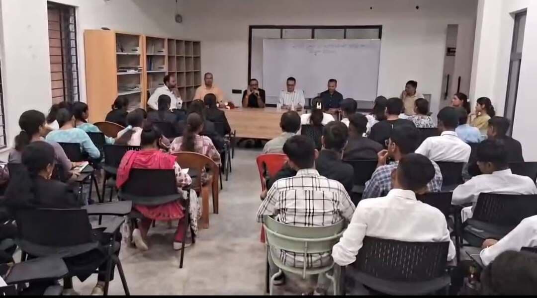 सिविल जज-एडीपीओ परीक्षा की तैयारी कर रहे विद्यार्थियों को मिला न्यायिक विशेषज्ञों का मार्गदर्शन
लोक सेवा गुरुकुल में सेमीनार आयोजित, परीक्षा रणनीति, विधिक अवधारणाओं और जजमेंट राइटिंग के बताए गुर
---
जिला प्रशासन द्वारा सेंट्रल लाइब्रेरी (ई-ग्रंथालय) में संचालित लोक सेवा गुरुकुल कोचिंग संस्थान में सिविल जज एवं एडीपीओ परीक्षा की तैयारी कर रहे विधि विद्यार्थियों के लिए विशेष सेमीनार का आयोजन किया गया। सेमीनार में जिला न्यायालय में पदस्थ न्यायाधीशों एवं वरिष्ठ प्रशासनिक अधिकारी द्वारा विद्यार्थियों को परीक्षा की तैयारी, विधिक विषयों की समझ और प्रतियोगी परीक्षाओं में सफलता के लिए आवश्यक रणनीतियों पर मार्गदर्शन दिया गया।
सेमीनार की अध्यक्षता जिला पंचायत सीईओ श्री नमः शिवाय अरजरिया ने की। अतिथियों का स्वागत लोक सेवा गुरुकुल के कोर्स डायरेक्टर डॉ. पी.पी. शुक्ला (सहायक प्राध्यापक) द्वारा किया गया।
सिविल जज परीक्षा की तैयारी और जजमेंट राइटिंग पर मार्गदर्शन
सेमीनार में सिविल जज श्री सुशील गहलोत ने विद्यार्थियों को सिविल जज परीक्षा उत्तीर्ण करने की प्रभावी रणनीति के बारे में बताया। उन्होंने विधिक पहलुओं के महत्व को समझाते हुए संवैधानिक, आपराधिक एवं सिविल विधियों के बीच अंतर स्पष्ट किया। साथ ही जजमेंट राइटिंग एवं निबंध लेखन में बेहतर अंक प्राप्त करने के लिए उपयोगी सुझाव दिए तथा परीक्षा में विषय की स्पष्ट समझ और उत्तर लेखन की भूमिका पर प्रकाश डाला।
अपकृत्य विधि और क्षतिपूर्ति के मापदंड समझाए
डिस्ट्रिक्ट रजिस्ट्रार एवं सिविल जज श्री राहुल जैन ने अपकृत्य विधि तथा क्षतिपूर्ति निर्धारण के विभिन्न मापदंडों को उदाहरणों के माध्यम से समझाया। उन्होंने सिविल एवं दाण्डिक न्यायालयों के कार्यक्षेत्र एवं प्रक्रियाओं के बीच अंतर स्पष्ट करते हुए विद्यार्थियों की विधिक समझ को मजबूत किया। साथ ही विधि की पढ़ाई कर रहे विद्यार्थियों के लिए न्यायिक सेवा के अलावा विधि के क्षेत्र में उपलब्ध रोजगार एवं करियर के विभिन्न अवसरों की जानकारी दी।
सफलता के लिए 3-C का मूलमंत्र अपनाएं
जिला पंचायत सीईओ श्री नमः शिवाय अरजरिया ने अपने उद्बोधन में संविदा विधि एवं संवैधानिक विधि की बारीकियों को सरल तरीके से समझाया। उन्होंने प्रतियोगी परीक्षाओं की तैयारी के अपने अनुभव विद्यार्थियों के साथ साझा करते हुए कहा कि किसी भी प्रतियोगी परीक्षा में सफलता के लिए जीवन में 3-C—Control, Command और Consistency के मूलमंत्र को अपनाना आवश्यक है। उन्होंने विद्यार्थियों को नियमित अध्ययन, आत्म-अनुशासन और विषय पर निरंतर पकड़ बनाए रखने के लिए प्रेरित किया।
भविष्य में भी जारी रहेंगे मार्गदर्शन सेमीनार
कार्यक्रम के अंत में लोक सेवा गुरुकुल के कोर्स डायरेक्टर डॉ. पी.पी. शुक्ला ने अतिथि न्यायाधीशों एवं अधिकारियों का आभार व्यक्त किया। उन्होंने बताया कि विद्यार्थियों को सिविल जज एवं एडीपीओ परीक्षाओं की तैयारी में बेहतर मार्गदर्शन उपलब्ध कराने के लिए भविष्य में भी इस प्रकार के सेमीनार एवं मार्गदर्शन कार्यक्रम आयोजित किए जाएंगे।
प्रतियोगी परीक्षाओं की तैयारी के लिए सोमवार से शनिवार तक कक्षाएं हो रहीं आयोजित
प्रशासनिक अधिकारी दे रहे मार्गदर्शन
विदित है कि सेंट्रल लाइब्रेरी में संचालित लोक सेवा गुरुकुल कोचिंग संस्थान में UPSC, MPPSC, SSC एवं ESB सहित विभिन्न प्रतियोगी परीक्षाओं की तैयारी के लिए सोमवार से शनिवार तक शाम 4 से 7 बजे तक नियमित कक्षाएं संचालित हो रही हैं। कक्षाओं में जिले के वरिष्ठ प्रशासनिक अधिकारियों एवं विषय विशेषज्ञों द्वारा विद्यार्थियों को मार्गदर्शन दिया जाता है। विभिन्न पाठ्यक्रमों में पंजीयन के लिए कोर्स डायरेक्टर डॉ. पी.पी. शुक्ला (सहायक प्राध्यापक) से मोबाइल नंबर 9893659908 पर संपर्क किया जा सकता है तथा उपलब्ध QR कोड के माध्यम से भी पंजीयन किया जा सकता है।
Jansampark Madhya Pradesh
Department of School Education, Madhya Pradesh
#chhatarpur