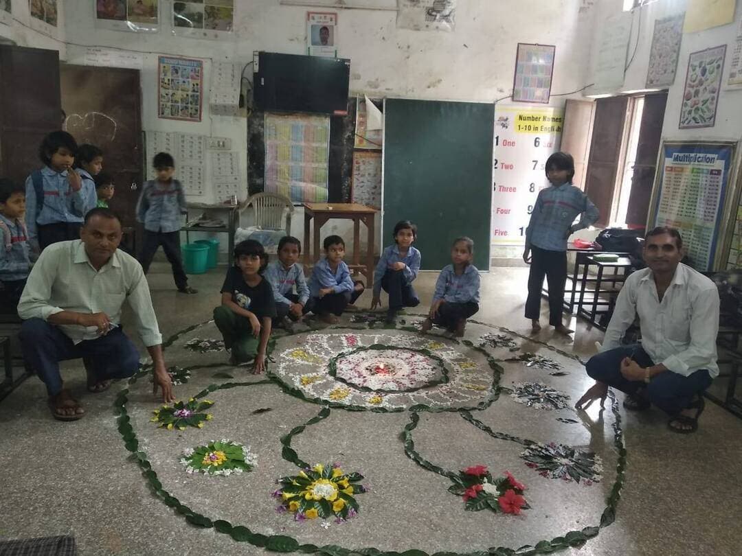रचनात्मक गतिविधियों के जरिए विद्यार्थियों को सामाजिक सरोकारों से जोड़ रहा सेवा संकल्प अभियान: उपायुक्त डॉ हरीश कुमार वशिष्ठ
सेवा संकल्प अभियान से विद्यार्थियों में सेवा, जागरूकता और सामाजिक जिम्मेदारी की भावना होगी मजबूत
15 हजार विद्यार्थियों ने पोस्टर मेकिंग व भाषण प्रतियोगिताओं में लिया भाग
स्कूली स्तर पर प्रतिभाओं को मंच देने के साथ समाज के प्रति जिम्मेदारी का संदेश
सेवा संकल्प अभियान के तहत 452 स्कूलों में प्रतियोगिताएं
#पानीपत, 21सितंबर। सेवा संकल्प अभियान के तहत जिले के स्कूलों में विद्यार्थियों को सेवा, सहयोग, सामाजिक जागरूकता और जनभागीदारी की भावना से जोडऩे के उद्देश्य से विभिन्न कार्यक्रम आयोजित किए जा रहे हैं। इसी कड़ी में जिले के 452 स्कूलों में पोस्टर मेकिंग और भाषण प्रतियोगिताएं आयोजित की गईं, जिनमें 15,945 विद्यार्थियों ने उत्साहपूर्वक भाग लिया।
उपायुक्त डॉ. हरीश कुमार वशिष्ठ ने कहा कि सेवा संकल्प अभियान केवल एक कार्यक्रम नहीं, बल्कि विद्यार्थियों में समाज के प्रति जिम्मेदारी और सेवा भावना विकसित करने का महत्वपूर्ण माध्यम है। बच्चों की रचनात्मक प्रतिभा को मंच देने के साथ-साथ उन्हें सामाजिक सरोकारों से जोडऩा इस अभियान का प्रमुख उद्देश्य है। उन्होंने कहा कि पोस्टर निर्माण और भाषण जैसी गतिविधियों के माध्यम से विद्यार्थी अपने विचारों को रचनात्मक ढंग से व्यक्त करते हैं और समाजहित से जुड़े विषयों के प्रति जागरूक भी होते हैं।
उपायुक्त ने कहा कि विद्यार्थियों में बचपन से ही सेवा, सहयोग, अनुशासन, स्वच्छता, पर्यावरण संरक्षण और सामाजिक जिम्मेदारी की भावना विकसित करना आवश्यक है। स्कूलों में आयोजित की जा रही गतिविधियां इस दिशा में सकारात्मक भूमिका निभा रही हैं। उन्होंने विद्यार्थियों से आह्वान किया कि वे अपने आसपास के लोगों को भी सामाजिक कार्यों के प्रति जागरूक करें और सेवा संकल्प अभियान को जनभागीदारी का व्यापक रूप दें।
जिला शिक्षा अधिकारी राकेश बूरा ने बताया कि सेवा संकल्प अभियान के तहत जिले के स्कूलों में विद्यार्थियों की भागीदारी सुनिश्चित करते हुए विभिन्न गतिविधियां आयोजित की जा रही हैं। उन्होंने कहा कि इन गतिविधियों का उद्देश्य विद्यार्थियों को पाठ्यक्रम के साथ-साथ सामाजिक मूल्यों और जिम्मेदार नागरिक बनने की भावना से जोडऩा है।
डीईओ ने कहा कि स्कूलों में विद्यार्थियों को सेवा, सहयोग और सामाजिक जागरूकता से जुड़े विषयों पर अपनी बात रखने के लिए प्रोत्साहित किया जा रहा है। इस प्रकार की गतिविधियों से बच्चों के आत्मविश्वास, अभिव्यक्ति क्षमता और रचनात्मक सोच का विकास होता है। उन्होंने अभियान के तहत आयोजित कार्यक्रमों में उत्साहपूर्वक भाग लेने वाले विद्यार्थियों, शिक्षकों और स्कूलों का आभार व्यक्त किया।
#HVN24