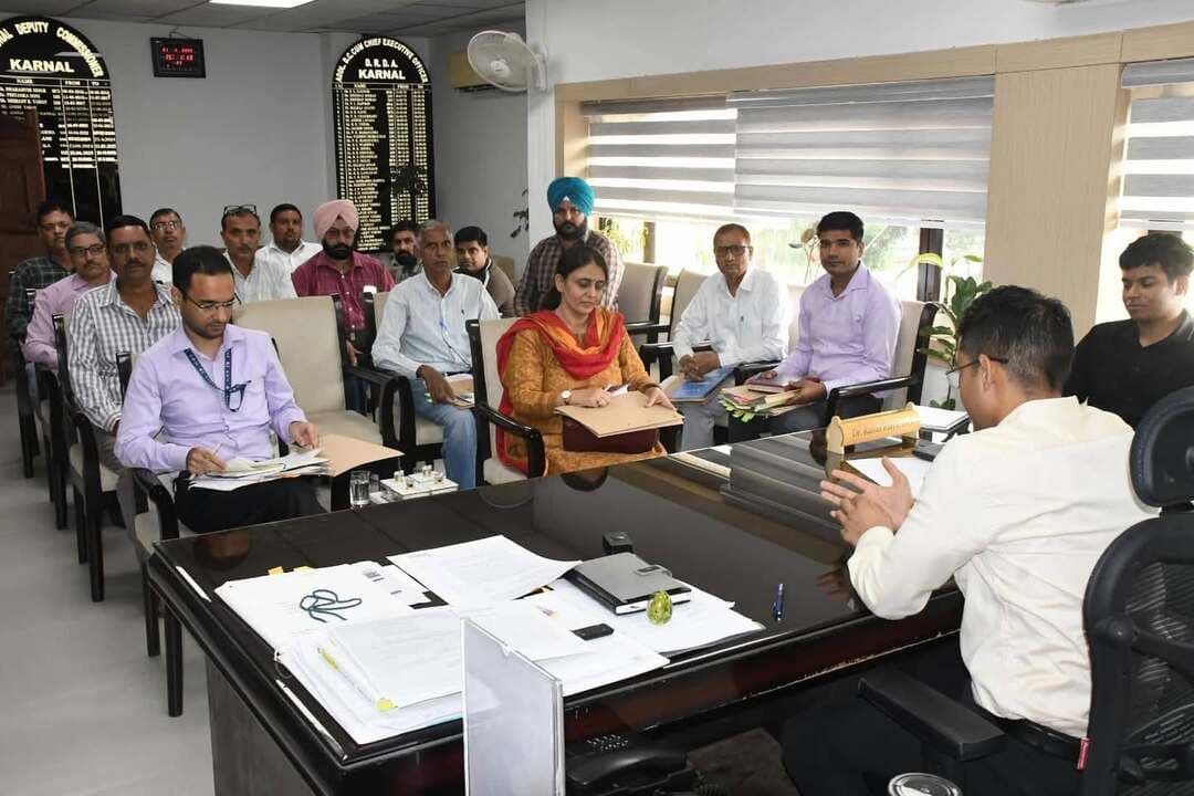 पैक्स के कम्प्यूटरीकरण की समीक्षा बैठक
86 पैक्स हुईं ई-पैक्स में परिवर्तित: डा. राहुल रईया
#करनाल, 21 सितंबर। जिला स्तर पर प्राथमिक कृषि ऋण समितियों (पैक्स) के कम्प्यूटरीकरण के कार्यों की प्रगति की समीक्षा बैठक आज जिला सचिवालय में आयोजित की गई। बैठक की अध्यक्षता अतिरिक्त उपायुक्त डॉ. राहुल रईया ने की।
समीक्षा बैठक के दौरान एडीसी डॉ. राहुल रईया ने बताया कि जिला की 98 में से 86 पैक्स को प्रथम चरण में सफलतापूर्वक ई-पैक्स प्रणाली में परिवर्तित किया जा चुका है। इनमें से 82 पैक्स द्वारा अब नियमित रूप से प्रतिदिन डे-एंड की प्रक्रिया पूरी की जा रही है। इसके अलावा जिला की 54 पैक्स में ऑडिट का कार्य सफलतापूर्वक संपन्न हो चुका है।
उन्होंने संबंधित अधिकारियों को निर्देश दिए कि बाकी बची 4 पैक्स आगामी 15 दिनों के भीतर डायनेमिक डे-एंड की प्रक्रिया शुरू करना सुनिश्चित करें। उन्होंने यह भी निर्देश दिए कि पैक्स से जुड़े सभी सदस्यों का ई-केवाईसी का काम और बाकी 32 पैक्स के ऑडिट का बकाया कार्य बिना किसी देरी के जल्द पूरा किया जाए।
बैठक में अवगत कराया गया कि इन सभी प्रक्रियाओं को सुचारू रूप से चलाने और कार्य में तेजी लाने के लिए पैक्स कर्मचारियों को सभी आवश्यक प्रशिक्षण एवं हैंड-होल्डिंग सहायता पहले ही प्रदान की जा चुकी है। इस समीक्षा बैठक में नाबार्ड के डीडीएम हिमांशु खत्री, को-ऑपरेटिव बैंक की जीएम शीतल पन्नू, विभिन्न बैंकों के वरिष्ठ अधिकारी तथा पैक्स के प्रतिनिधि मुख्य रूप से उपस्थित रहे।
#HVN24