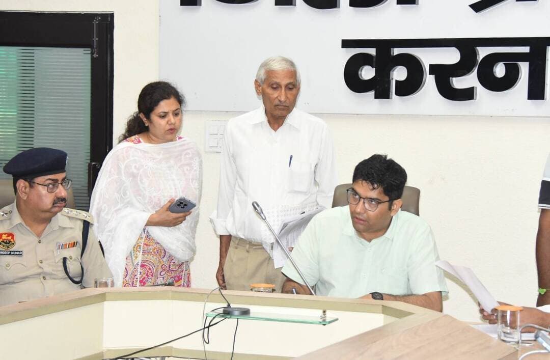 समाधान शिविरों का उद्देश्य आमजन की समस्याओं का समाधान सुनिश्चित करना: डीसी
डा. आनंद कुमार शर्मा ने सुनी समस्याएं, अधिकारियों को जल्द समाधान के दिए निर्देश
#करनाल, 21 सितंबर। डीसी डॉ. आनंद कुमार शर्मा ने कहा कि समाधान शिविरों का मुख्य उद्देश्य आमजन की समस्याओं का त्वरित, पारदर्शी और प्रभावी समाधान सुनिश्चित करना है। मुख्यमंत्री नायब सिंह सैनी का यह निर्णय आम जनता की समस्याओं के निराकरण का कारगर मंच साबित हुआ है। समाधान शिविरों के प्रति आम जनता का विश्वास बढ़ा है और उनकी समस्याओं का त्वरित समाधान हो रहा है।
डा. आनंद कुमार शर्मा ने आज यहां जिला मुख्यालय पर आयोजित शिविर में लोगों की समस्याएं सुन रहे थे। उन्होंने संबंधित अधिकारियों को समस्याओं के समाधान के लिए आवश्यक निर्देश दिए। जिला मुख्यालय सहित सभी उपमंडलों में आयोजित समाधान शिविरों में 7 शिकायतें प्राप्त हुई। इनमें करनाल मुख्यालय पर 4, नीलोखेड़ी,असंध व इंद्री उपमंडल में एक-एक शिकायत प्राप्त हुई, घरौंडा उपमंडल में कोई शिकायत प्राप्त नहीं हुई।
ये आई समस्याएं
करनाल मुख्यालय पर आयोजित समाधान शिविर में गुलजार सिंह गांव पुजम में लाल डोरे की जमीन से गुरदेव सिह द्वारा उसकी हिस्से में आने वाली जगह 28 गज से ज्यादा एरिया 45 गज बेच दिया गया है जिसके बाद जोनी पुत्र रामपाल ने इस जमीन पर जबरदस्ती कब्जा कर लिया है। इनके खिलाफ कार्यावाही संबंधित शिकायत लेकर पहुंचे। दिव्या अहेरिया पुलिस विभाग से संबंधित शिकायत को लेकर पहुंची। वरुण कपूर उसके पड़ोसी द्वारा उसे बहस बाजी के चलते उसे परेशान किया जा रहा है। उनके ग्राहक उनकी दुकान के आगे बीडी, सिगरेट पीते है व तम्बाकू थूकते है। जिससे परेशानी का सामना करना पड रहा है, पुलिस विभाग से संबंधित शिकायत को लेकर पहुंचे। सुरेश कुमार राजस्व विभाग से संबंधित शिकायत को लेकर पहुंचे। नीलोखेड़ी उपमंडल समाधान शिविर में निशा क्रीड़ से संबंधित शिकायत को लेकर पहुंची। इंद्री उपमंडल में आयोजित समाधान शिविर में राय सिंह की परिवार पहचान पत्र से संबंधित शिकायत लेकर पहुंचे। इसी प्रकार से असंध उपमंडल में आयोजित समाधान शिविर में परिवार पहचान पत्र में गलत बिजली बिल को ठीक करने की शिकायत को लेकर पहुंचे।
#HVN24