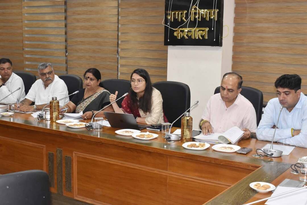 स्वच्छता में नम्बर-1 बनने के लिए शहर के वार्डों में होगी प्रतिस्पर्धा।
सेवा संकल्प अभियान के तहत स्वच्छतम लीग में प्रदेश के 11 नगर निगमों के साथ वार्ड स्तर पर भी होगी प्रतियोगिता- रेणु बाला गुप्ता, महापौर।
वार्ड स्वच्छता रैंकिंग से बढ़ेगी स्वस्थ प्रतिस्पधा, स्वच्छता व्यवस्था, ठोस कचरा प्रबंधन व नागरिक सहभागिता को मिलेगा बढ़ावा- सलोनी शर्मा, निगमायुक्त।
#करनाल 21 सितंबर, सेवा संकल्प अभियान के तहत स्वच्छतम लीग के अंतर्गत शहर के सभी वार्डों में आयोजित होने वाली वार्ड स्वच्छता रैंकिंग प्रतियोगिता को लेकर सोमवार को नगर निगम कार्यालय के सभागार में नगर निगम हाउस की विशेष बैठक आयोजित की गई। बैठक की अध्यक्षता महापौर रेणु बाला गुप्ता ने की। बैठक में निगमायुक्त सलोनी शर्मा, पार्षदगण, अतिरिक्त निगम आयुक्त अशोक कुमार, उप निगम आयुक्त विनोद नेहरा, अधीक्षण अभियंता पुनीत कुमार, स्वच्छता अधिकारी महावीर सोढी सहित अभियंता व सफाई शाखा के अधिकारी एवं कर्मचारी मौजूद रहे।
वार्डों के बीच होगी स्वच्छता की प्रतिस्पर्धा, पार्षद अभी से शुरू करें तैयारियां- महापौर।
महापौर रेणु बाला गुप्ता ने सभी पार्षदों को आगामी प्रतियोगिता की जानकारी देते हुए कहा कि प्रदेश के 11 नगर निगमों तथा शहर के सभी वार्डों के बीच स्वच्छता को लेकर प्रतियोगिता आयोजित की जाएगी। सरकार की ओर से प्रतियोगिता के संबंध में जल्द ही विस्तृत दिशा-निर्देश जारी किए जा रहे हैं, जिसके बाद प्रतियोगिता शुरू होगी। उन्होंने पार्षदों से आह्वान किया कि वे अभी से अपने-अपने वार्डों में तैयारियां शुरू करें और वार्ड समिति, आरडब्ल्यूए, गैर-सरकारी संगठन, स्वयं सेवकों, कार्यकर्ताओं तथा आम नागरिकों को इस अभियान से जोड़ें।
उन्होंने कहा कि जनभागीदारी के बिना शहर को स्वच्छता में नम्बर-1 बनाना संभव नहीं है। इसलिए प्रत्येक वार्ड में नागरिकों की सक्रिय भागीदारी सुनिश्चित करते हुए ऐसा वातावरण तैयार किया जाए, जिससे लोग अपने वार्ड को स्वच्छता में नम्बर-1 बनाने के लिए स्वयं आगे आएं।
हर वार्ड में जीरो वेस्ट, बेहतर कचरा पृथक्करण और गारबेज वल्नरेबल प्वाइंट खत्म करने पर जोर।
महापौर ने पार्षदों से कहा कि वार्डों में जीरो वेस्ट की दिशा में कार्य, कचरे का स्रोत स्तर पर पृथक्करण, स्वच्छता से जुड़े बेस्ट प्रैक्टिस प्वाइंट विकसित करने तथा गारबेज वल्नरेबल प्वाइंट्स को पूरी तरह समाप्त करने पर विशेष ध्यान दिया जाए। उन्होंने कहा कि प्रत्येक वार्ड में वार्ड समिति के साथ-साथ कम से कम 10-10 कार्यकर्ताओं तथा बूथ स्तर के कार्यकर्ताओं को जोड़ा जाए। वार्ड में नियमित स्वच्छता अभियान चलाए जाएं तथा युवाओं की भागीदारी बढ़ाई जाए। उन्होंने पार्षदों से प्रतियोगिता के दौरान स्वच्छता व्यवस्था में और अधिक सुधार लाने के लिए सुझाव भी मांगे।
मेरा वार्ड-स्वच्छ वार्ड’ की भावना से आगे आएं नागरिक।
बैठक में महापौर ने नागरिकों से आह्वान किया कि वे मेरा वार्ड—स्वच्छ वार्ड की भावना के साथ स्वच्छतम लीग में सक्रिय भागीदारी करें। उन्होंने कहा कि जब नगर निगम प्रशासन, पार्षद, सामाजिक संस्थाएं, युवा और आम नागरिक एकजुट होकर काम करेंगे, तभी करनाल को स्वच्छता के क्षेत्र में नई पहचान दिलाई जा सकेगी।
स्वच्छ वार्ड रैंकिंग से बढ़ेगी स्वस्थ प्रतिस्पर्धा- निगमायुक्त।
नगर निगम आयुक्त सलोनी शर्मा ने कहा कि स्वच्छ वार्ड रैंकिंग का उद्देश्य शहर के विभिन्न वार्डों में स्वच्छता व्यवस्था, ठोस कचरा प्रबंधन और नागरिक सहभागिता के स्तर का नियमित मूल्यांकन करते हुए प्रतिस्पर्धात्मक सुधार सुनिश्चित करना है। उन्होंने कहा कि स्वच्छतम लीग के तहत जल्द ही वार्डों के बीच प्रतियोगिता करवाई जाएगी। नगर निगम प्रशासन और पार्षदों को एक टीम के रूप में काम करते हुए शहर की स्वच्छता व्यवस्था को नई ऊंचाई पर ले जाना है। उन्होंने कहा कि प्रतियोगिता के माध्यम से प्रत्येक वार्ड में स्वच्छता को लेकर स्वस्थ प्रतिस्पर्धा पैदा होगी। इससे न केवल सफाई व्यवस्था बेहतर होगी, बल्कि नागरिकों में भी अपने वार्ड को स्वच्छ रखने की जिम्मेदारी और जागरूकता बढ़ेगी।
पहले, दूसरे और तीसरे स्थान वाले वार्ड होंगे सम्मानित।
उन्होंने बताया कि प्रतियोगिता में प्रथम, द्वितीय एवं तृतीय स्थान प्राप्त करने वाले वार्डों को प्रोत्साहित एवं सम्मानित किया जाएगा। वहीं, कम रैंक प्राप्त करने वाले वार्डों के लिए सुधारात्मक कार्ययोजना तैयार की जाएगी और उनकी नियमित मॉनिटरिंग की जाएगी। उन्होंने कहा कि इस व्यवस्था से वार्ड स्तर पर स्वच्छता के प्रति स्वस्थ प्रतिस्पर्धा, जवाबदेही और नागरिक सहभागिता को बढ़ावा मिलेगा।
हर वार्ड के 100 घरों में चार कूड़ेदानों का करवाएं प्रयोग।
निगमायुक्त ने ठोस अपशिष्ट प्रबंधन नियम-2026 के तहत चार कूड़ेदानों-हरा, नीला, लाल और काला के प्रयोग को बढ़ावा देने पर विशेष बल दिया। उन्होंने पार्षदों से कहा कि प्रथम चरण में प्रत्येक वार्ड में कम से कम 100-100 घरों में चारों कूड़ेदानों का प्रयोग सुनिश्चित करवाया जाए। इससे घर के स्तर पर ही कचरे का पृथक्करण बढ़ेगा और ठोस कचरा प्रबंधन व्यवस्था को मजबूती मिलेगी। इसके साथ ही उन्होंने प्रत्येक वार्ड में 25-25 घरों में घरेलू खाद तैयार करवाने की पहल शुरू करवाने बारे भी कहा। उन्होंने कहा कि सबंधित परिवारों को घरेलू कचरे से खाद तैयार करने का प्रशिक्षण भी नगर निगम द्वारा दिया जाएगा।
मार्केट एसोसिएशन, आरडब्ल्यूए और एनजीओ को भी अभियान से जोड़ें।
उन्होंने कहा कि कचरा पृथक्करण को जन-आंदोलन बनाने के लिए मार्केट एसोसिएशन, आरडब्ल्यूए और एनजीओ को भी सक्रिय रूप से जोड़ा जाए। नागरिकों को घर से ही गीले, सूखे तथा अन्य निर्धारित श्रेणियों के कचरे को अलग करने के लिए जागरूक किया जाए। उन्होंने कहा कि स्वच्छता अभियान केवल एक सरकारी कार्यक्रम न रहकर नागरिक सहभागिता का अभियान बने, इसके लिए प्रत्येक स्तर पर लोगों की भागीदारी सुनिश्चित की जाए।
इन बिंदुओं पर होगा वार्डों का मूल्यांकन।
निगमायुक्त ने बताया कि वार्ड स्वच्छता रैंकिंग के दौरान विभिन्न महत्वपूर्ण बिंदुओं के आधार पर वार्डों का मूल्यांकन किया जाएगा। इनमें वार्ड की कुल साफ-सफाई व्यवस्था, शत-प्रतिशत डोर-टू-डोर कचरा संग्रहण, कचरे का स्रोत स्तर पर पृथक्करण, पार्कों की साफ-सफाई एवं बेहतर रख-रखाव, सिंगल यूज प्लास्टिक पर प्रतिबंध, सार्वजनिक एवं सामुदायिक शौचालयों की सफाई, स्वच्छता अभियान, जीरो वेस्ट कार्यक्रमों का आयोजन, नागरिक सहभागिता एवं जागरूकता तथा जीरो वेस्ट वार्ड पहल जैसे प्रमुख बिंदुओं को शामिल किया जाएगा।
हड़ताल के दौरान 383 कचरा संवेदनशील प्वाइंट खत्म, 8316 मीट्रिक टन कचरे का किया उठान।
बैठक में अतिरिक्त निगम आयुक्त अशोक कुमार ने शहर में सफाई व्यवस्था को लेकर जानकारी देते हुए बताया कि सफाई कर्मचारियों की हड़ताल के दौरान नगर निगम द्वारा विशेष प्रयास करते हुए शहर के 383 कचरा संवेदनशील बिंदुओं को समाप्त किया गया तथा करीब 8316 मीट्रिक टन कचरे का उठान किया गया। उन्होंने बताया कि शहर की सफाई व्यवस्था को निरंतर बेहतर बनाने के लिए संवेदनशील बिंदुओं की पहचान, कचरे के नियमित उठान और सफाई व्यवस्था की मॉनिटरिंग पर लगातार कार्य किया जा रहा है। इस पर सभी पार्षदों ने सफाई शाखा के अधिकारियों एवं कर्मचारियों की तालियां बजाते हुए सराहना की।