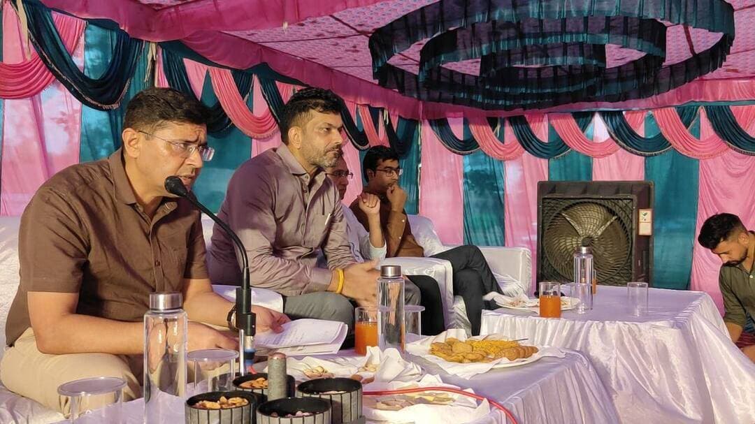 #यमुनानगर, 21 सितंबर- जिला प्रशासन द्वारा उपमंडल व्यासपुर के गांव फतेहगढ तुम्बी में आयोजित जनता दरबार में उपायुक्त प्रीति के मार्गदर्शन में अतिरिक्त उपायुक्त नवीन आहूजा ने ग्रामीणों की समस्याएं एवं शिकायतें सुनीं और संबंधित अधिकारियों को प्राथमिकता के आधार पर उनका समाधान सुनिश्चित करने के निर्देश दिए। जनता दरबार में उपमंडल व्यासपुर के विभिन्न गांवों से पहुंचे ग्रामीणों ने सडक़, पेयजल, बिजली, गन्दे पानी की निकासी, पक्का मकान बनवाने, राजस्व, पेंशन, परिवार पहचान पत्र, स्वच्छता तथा अन्य जनहित से जुड़े विषयों से संबंधित समस्याएं अतिरिक्त उपायुक्त के समक्ष रखीं। इस दौरान अतिरिक्त उपायुक्त ने विभिन्न विभागों द्वारा लगाए गए सरकारी योजनाओं के स्टालों का बारीकी से निरीक्षण कर पौधारोपण भी किया।
अतिरिक्त उपायुक्त नवीन आहूजा ने रात्रि ठहराव कार्यक्रम के दौरान ग्रामीणों से संवाद करते हुए उन्हें सरकार द्वारा चलाए जा रहे सेवा संकल्प अभियान की विस्तार से जानकारी दी। उन्होंने कहा कि सेवा संकल्प अभियान का उद्देश्य समाज में सेवा, सहयोग और मानवीय संवेदनाओं की भावना को मजबूत करना तथा जरूरतमंद लोगों तक सरकारी योजनाओं और जनकल्याणकारी सेवाओं का लाभ पहुंचाना है। उन्होंने ग्रामीणों से आह्वान किया कि वे सेवा संकल्प अभियान से जुडक़र समाजहित के कार्यों में सक्रिय भागीदारी निभाएं। उन्होंने प्रत्येक शिकायत को गंभीरता से सुनते हुए संबंधित विभाग के अधिकारियों से मौके पर ही समस्या के समाधान की स्थिति की जानकारी ली। उन्होंने अधिकारियों को निर्देश दिए कि जनता की शिकायतों के समाधान में अनावश्यक देरी न हो और प्रत्येक शिकायत पर नियमानुसार कार्रवाई करते हुए शिकायतकर्ता को समाधान की जानकारी भी दी जाए। उन्होंने कहा कि जिला प्रशासन का मुख्य उद्देश्य आमजन को सरकारी सेवाओं एवं योजनाओं का लाभ सुगमता से उपलब्ध करवाना है। अधिकारी कार्यालयों में आने वाले नागरिकों की समस्याओं को संवेदनशीलता के साथ सुनें और निर्धारित समयावधि में उनका समाधान सुनिश्चित करें। उन्होंने कहा कि जनता दरबार के माध्यम से ग्रामीणों को अपनी समस्याएं सीधे जिला प्रशासन के समक्ष रखने का अवसर मिलता है। ऐसे कार्यक्रमों का उद्देश्य प्रशासन और आमजन के बीच बेहतर संवाद स्थापित करते हुए शिकायतों का प्रभावी एवं समयबद्ध समाधान सुनिश्चित करना है।
रात्रि ठहराव कार्यक्रम में अतिरिक्त उपायुक्त के समक्ष गांव फतेहगढ़ तुम्बी निवासी बब्ली देवी ने प्रधानमंत्री आवास योजना का लाभ देने बारे, फतेहगढ़ तुम्बी निवासी पूजा पत्नी वेद प्रकाश ने पीएमएवाई योजना के तहत पक्का मकान बनवाने बारे, कुराली निवासी दिलबाग सिंह ने सीएम विंडो की झूठी रिपोर्ट बनाकर दाखिल करने बारे व न्यायालय के आदेशों की अवहेलना करके प्रार्थी की फसल बर्बाद करने बारे, रामगढ़ माजरा निवासियों ने स्थानीय बैंक के माध्यम से पेंशन उपलब्ध करवाने बारे व रामगढ़ माजरा से तुम्बी के रास्ते पर जाने वाली सडक़ से शराब का ठेका हटवाने बारे, फतेहगढ़ तुम्बी निवासी राम सिंह पुत्र चंदन सिंह ने गंदे पानी की निकासी बारे, रामगढ़ माजरा निवासी सुखबीर ने परिवार पहचान पत्र व लाडो लक्ष्मी योजना को दुरूस्त करवाने बारे समस्याएं रखीं।
इसी प्रकार नूर मोहम्मद निवासी परभौली ने असलम पुत्र भूरा, निसार गांव परभौली द्वारा प्रार्थी का रास्ता रोकने व न्यायालय के आदेशों की उल्लंघना करने बारे व कार्यवाही करने बारे, मुकर्रम ने परिवार पहचान पत्र में जुड़ी कार हटवाने बारे, साहब सिंह पुत्र जय सिंह ने पेड़ कटवाने व हटवाने बारे, गांव बांसेवाला के सरपंच नरेश कुमार ने एफआईआर पर कार्यवाही करवाने बारे, नीरज कुमार निवासी बांसेवाला ने खेतों में गांव के गंदे नाले के पानी को रूकवाने बारे, फतेहगढ़ तुम्बी निवासी समर सिंह ने घर के गन्दे पानी की निकासी बारे, कपूरी कलां निवासी अमरजीत सिंह ने शमशान घाट की ओर जाने वाले रास्ते पर पुलिया बनवाने बारे, रविन्द्र निवासी मारवंा कला ने बीपीएल कार्ड को दोबारा चालू करवाने बारे, शकुन्तला रानी निवासी मलिकराय पुर ने परिवार पहचान पत्र में आय दुरूस्त करवाने बारे, अजीजपुर कलां निवासी मोहित ने नालियों की सफाई करवाने बारे, सुनिल कुमार निवासी मलिक रायपुर ने बस स्टैण्ड पर बस न रूकने बारे आदि समस्याएं अतिरिक्त उपायुक्त के समक्ष रखीं। जनता दरबार में व्यासपुर के एसडीएम डॉ. कुलदीप सिंह ने अपना स्वयं का आधार कार्ड अपडेट भी करवाया।
इस अवसर पर एसडीएम व्यासपुर डॉ. कुलदीप सिंह, जिला राजस्व अधिकारी तरुण सहोता, डीडीपीओ नरेन्द्र सिंह, जिला खेल अधिकारी शिल्पा गुप्ता, डीआईपीआरओ डॉ. मनोज कुमार, बीडीपीओ शबनम रेहलान, खंड शिक्षा अधिकारी नरेश पाल, सिंचाई विभाग के एक्सईएन सुरेंद कुमार, बिजली विभाग के एक्सईएन जसमीत सिंह, पब्लिक हेल्थ के एस डी ई जफर इकबाल, फतेहगढ़ तुम्बी के सरपंच बलदेव सहित विभिन्न विभागों के अधिकारीगण व ग्रामीण उपस्थित रहे।
