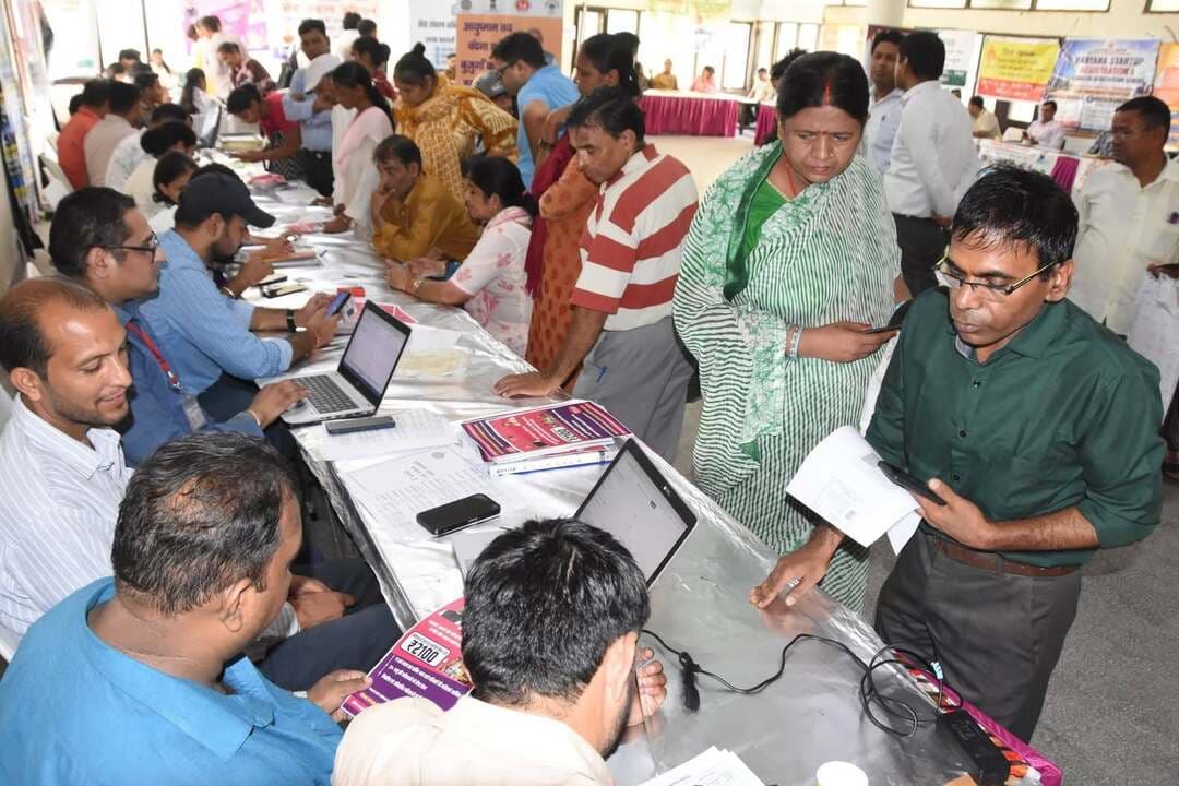 उपायुक्त श्री सतपाल शर्मा के मार्गदर्शन में सेवा संकल्प अभियान के तहत सामुदायिक केंद्र एमडीसी पंचकूला में आज सेवा सेतु अभियान शिविर का सफल आयोजन किया गया। शिविर में विभिन्न विभागों द्वारा स्टॉल स्थापित कर नागरिकों को सरकार की विभिन्न जनकल्याणकारी योजनाओं की जानकारी दी गई तथा पात्र लाभार्थियों से मौके पर ही आवेदन प्राप्त कर आवश्यक कार्रवाई की गई।
पंचकूला जिले के सभी खंडों, नगर निगम तथा नगर परिषद क्षेत्रों में 21 सितंबर 2026 से 13 अक्टूबर 2026 तक सेवा सेतु अभियान शिविरों का आयोजन किया जा रहा है। इन शिविरों का मुख्य उद्देश्य अंतिम पंक्ति में खड़े पात्र व्यक्ति तक सरकार की कल्याणकारी योजनाओं का लाभ त्वरितए पारदर्शी एवं सुगम तरीके से पहुंचाना है।
एसडीएम पंचकूला श्रीमती मन्नत राणा तथा डीएमसी श्री अभय सिंह ने शिविर का निरीक्षण किया। उन्होंने विभिन्न विभागों द्वारा लगाए गए स्टॉलों का जायजा लिया और अधिकारियों को निर्देश दिए कि शिविरों के माध्यम से अधिक से अधिक पात्र लाभार्थियों की पहचान कर उन्हें सरकार की योजनाओं का लाभ प्रदान करना सुनिश्चित करें।
शिविर के दौरान वैध फैमिली आईडी वाले पात्र लाभार्थियों का पंजीकरण किया गया तथा सेवा सेतु पोर्टल पर प्राप्त आवेदनों पर आवश्यक कार्रवाई की गई। शिविर में कुल 115 लाभार्थियों तक पहुंच बनाते हुए उनके आवेदनों पर कार्रवाई की गई जबकि 102 लाभार्थियों का सेवा सेतु पोर्टल पर सफलतापूर्वक पंजीकरण किया गया।
सामुदायिक केंद्रए एमडीसी पंचकूला में आयोजित शिविर में नगर निगमए स्वास्थ्य विभाग, सिविल सर्जन कार्यालय, उद्योग एवं वाणिज्य विभाग, पशुपालन एवं डेयरी विभाग, सूक्ष्म, लघु एवं मध्यम उद्यम ;एमएसएमई, हरियाणा महिला विकास निगम, हरियाणा अनुसूचित जातियां वित्तीय एवं विकास निगम, हरियाणा पिछड़े वर्ग एवं आर्थिक रूप से कमजोर वर्ग कल्याण निगम, उद्यान विभाग, जिला रोजगार कार्यालय, जिला खाद्य एवं आपूर्ति नियंत्रक कार्यालय, जिला मत्स्य अधिकारी कार्यालय, जिला कल्याण विभाग, अग्रणी बैंक पंजाब नेशनल बैंक, हरियाणा राज्य ग्रामीण आजीविका मिशन, ग्रामीण विकास विभाग, जिला रेडक्रॉस सोसाइटी तथा जिला बाल कल्याण विभाग द्वारा स्टॉल लगाए गए।
इन स्टॉलों के माध्यम से नागरिकों को संबंधित विभागों की योजनाओंए पात्रता एवं आवेदन प्रक्रिया की जानकारी प्रदान की गई तथा पात्र लाभार्थियों को योजनाओं का लाभ दिलाने के लिए मौके पर ही आवश्यक प्रक्रिया पूरी की गई।
पंचकूला की हर बड़ी खबर के लिए Follow करें।
#panchkulanews #panchkula #panchkulasocialmedia