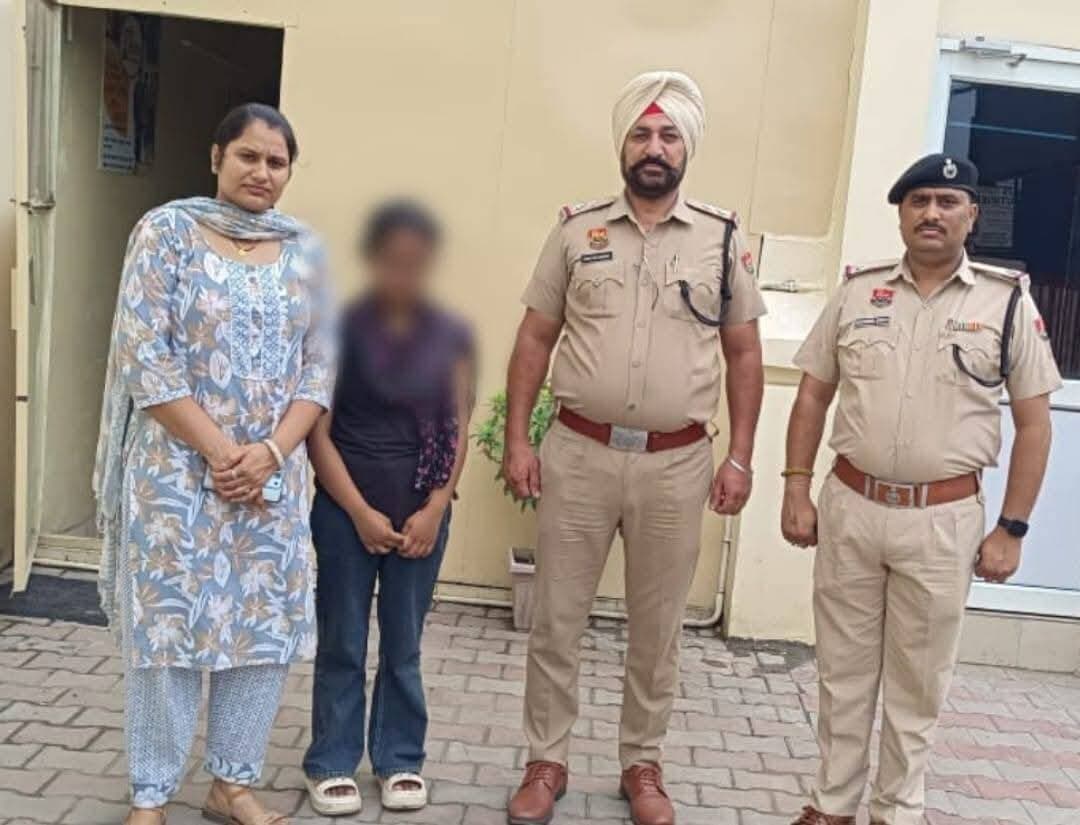 6 माह के मासूम से 81 वर्ष के बुजुर्ग तक, पंचकूला पुलिस ने इस वर्ष अब तक 343 बिछड़े लोगों को मिलाया अपनों से, 117 नाबालिग बच्चें भी शामिल
यूपी-हिमाचल-पंजाब-राजस्थान तक पहुंची पंचकूला पुलिस की तलाश, तकनीक और जमीनी प्रयासों से परिवारों में लौटाई खुशियां
हर गुमशुदा व्यक्ति की तलाश हमारे लिए सिर्फ एक पुलिस कार्रवाई नहीं, बल्कि किसी परिवार को उसकी खुशियां वापस लौटाने का प्रयास है: पुलिस कमिश्नर पंकज नैन
किसी परिवार के लिए अपने किसी सदस्य का अचानक लापता हो जाना बेहद चिंता और पीड़ा का विषय होता है। ऐसे समय में पंचकूला पुलिस ने संवेदनशीलता और जिम्मेदारी के साथ गुमशुदा एवं बिछड़े लोगों को उनके परिवारों तक पहुंचाने के लिए लगातार अभियान चलाया। वर्ष 2026 में 1 जनवरी से 20 सितंबर तक पंचकूला पुलिस ने कुल 343 गुमशुदा एवं बिछड़े लोगों को सुरक्षित उनके परिजनों से मिलवाया है। इनमें 18 वर्ष से कम आयु के 117 बच्चे शामिल हैं। सभी आयु वर्गों में मिलाए गए लोगों में 80 पुरुष/बालक तथा 263 महिलाएं/बालिकाएं शामिल हैं। यह सफलता थाना एवं चौकी स्तर की पुलिस टीमों, साइबर सेल, ईआरवी, दुर्गा शक्ति टीमों तथा फील्ड में लगातार सक्रिय पुलिसकर्मियों के सामूहिक प्रयासों का परिणाम है।
डीसीपी पंचकूला आईपीएस अदिति सिंह ने बताया कि गुमशुदा लोगों की तलाश को पंचकूला पुलिस द्वारा बेहद गंभीरता से लिया जाता है और सूचना मिलते ही संबंधित पुलिस टीमों को सक्रिय किया जाता है। पुलिस टीमों ने तकनीकी सहायता के साथ-साथ स्थानीय स्तर पर पूछताछ, सार्वजनिक स्थानों पर तलाश और उपलब्ध सूचनाओं का विश्लेषण करते हुए गुमशुदा लोगों का पता लगाया। कई मामलों में गुमशुदा व्यक्ति पंचकूला से निकलकर उत्तर प्रदेश, हिमाचल प्रदेश, पंजाब और राजस्थान सहित दूसरे राज्यों तक पहुंच गए थे। पुलिस टीमों ने लगातार प्रयास करते हुए ऐसे लोगों का पता लगाया तथा उन्हें सुरक्षित उनके परिवारों तक पहुंचाया।
डीसीपी ने आगे बताया कि कई मामलों में छोटे बच्चे, बुजुर्ग अथवा अन्य व्यक्ति अपना नाम, पता या परिवार के संबंध में स्पष्ट जानकारी देने की स्थिति में नहीं थे। ऐसे मामलों में पुलिस टीमों ने व्हाट्सऐप समूहों के माध्यम से सूचना साझा करने, तकनीकी संसाधनों, स्थानीय स्तर पर जानकारी जुटाने और फील्ड में लगातार भ्रमण जैसे माध्यमों का इस्तेमाल किया।
पुलिस कमिश्नर आईपीएस पंकज नैन ने कहा कि पंचकूला पुलिस की टीमों ने 6 माह के मासूम बच्चे से लेकर 81 वर्ष के बुजुर्ग तक को सुरक्षित उनके परिजनों से मिलवाया है। उन्होंने कहा कि किसी व्यक्ति का गुम होना केवल एक पुलिस मामला नहीं होता, बल्कि उसके पीछे एक पूरा परिवार चिंता और परेशानी से गुजर रहा होता है। इसलिए पंचकूला पुलिस की कोशिश रहती है कि प्रत्येक गुमशुदगी की सूचना पर संवेदनशीलता के साथ तत्काल कार्रवाई की जाए और व्यक्ति को जल्द से जल्द सुरक्षित उसके परिवार तक पहुंचाया जाए।
युवाओं और अभिभावकों के नाम संदेश देते हुए पुलिस कमिश्नर आईपीएस पंकज नैन ने कहा कि पारिवारिक अथवा व्यक्तिगत परेशानी की स्थिति में बच्चे और युवा बिना बताए घर से बाहर जाने के बजाय अपने माता-पिता, परिवार के सदस्यों, शिक्षकों या किसी भरोसेमंद व्यक्ति से बातचीत करें। वहीं अभिभावकों को भी बच्चों के साथ संवाद बनाए रखते हुए उनकी समस्याओं और भावनाओं को समझने का प्रयास करना चाहिए, ताकि किसी भी अप्रिय स्थिति को समय रहते रोका जा सके।
पंचकूला पुलिस ने आमजन से अपील की है कि यदि कहीं कोई लापता अथवा भटका हुआ बच्चा, महिला, बुजुर्ग या अन्य व्यक्ति दिखाई देता है तो उसे अकेला छोड़ने के बजाय तुरंत डायल-112, नजदीकी थाना या चौकी को सूचना दें। आपकी एक छोटी-सी सूचना किसी परिवार की चिंता दूर कर सकती है और किसी बिछड़े व्यक्ति को उसके अपनों तक सुरक्षित पहुंचाने में महत्वपूर्ण भूमिका निभा सकती है।
पंचकूला की हर बड़ी खबर के लिए Follow करें।
#panchkulanews #panchkula #panchkulasocialmedia