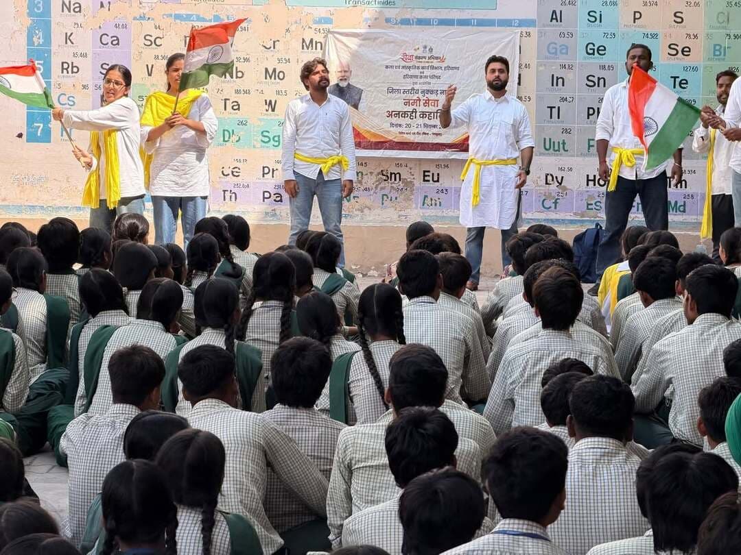 कला और जनजागरूकता के प्रभावी मेल के साथ सेवा संकल्प अभियान के तहत सोमवार को जिले के विभिन्न स्कूलों में नुक्कड़ नाटकों का आयोजन किया गया। कला एवं सांस्कृतिक कार्य विभाग, हरियाणा के कलाकारों ने अपनी प्रस्तुतियों के माध्यम से विद्यार्थियों को सरकार की विभिन्न जनकल्याणकारी योजनाओं एवं कार्यक्रमों की जानकारी दी और उन्हें इनका लाभ उठाने के लिए प्रेरित किया।
नुक्कड़ नाटकों में कलाकारों ने मनोरंजन के साथ-साथ सामाजिक सरोकारों और सरकारी योजनाओं से जुड़े महत्वपूर्ण संदेश सरल एवं रोचक अंदाज में विद्यार्थियों तक पहुंचाए। कलाकारों ने यह भी बताया कि विभिन्न सरकारी योजनाओं का लाभ सरल माध्यमों से घर बैठे किस प्रकार प्राप्त किया जा सकता है।
हरियाणा शिवालिक विकास बोर्ड के कार्यकारी उपाध्यक्ष श्री ओमप्रकाश देवी नगर ने विभिन्न कार्यक्रमों में समन्वयक एवं मुख्य अतिथि के रूप में शिरकत की। उन्होंने कलाकारों का उत्साहवर्धन करते हुए उनकी प्रस्तुतियों की सराहना की।
अभियान के तहत करण कुमार एवं उनकी टीम ने राजकीय वरिष्ठ माध्यमिक विद्यालय कालका, पीएम श्री राजकीय वरिष्ठ माध्यमिक विद्यालय पिंजौर तथा राजकीय वरिष्ठ माध्यमिक विद्यालय बसौला में नुक्कड़ नाटक प्रस्तुत किए। नितिन एवं उनकी टीम ने राजकीय वरिष्ठ माध्यमिक विद्यालय बीड़ घग्गर, राजकीय वरिष्ठ माध्यमिक विद्यालय सेक्टर-6 पंचकूला तथा राजकीय वरिष्ठ माध्यमिक विद्यालय सेक्टर-7 में प्रस्तुतियां दीं।
इसी क्रम में अनुज एवं उनकी टीम ने राजकीय वरिष्ठ माध्यमिक विद्यालय सेक्टर-19, राजकीय वरिष्ठ माध्यमिक विद्यालय कोट तथा राजकीय वरिष्ठ माध्यमिक विद्यालय रामगढ़ में, विकास कुमार एवं उनकी टीम ने राजकीय वरिष्ठ माध्यमिक विद्यालय बिल्ला, राजकीय वरिष्ठ माध्यमिक विद्यालय जलौली तथा राजकीय वरिष्ठ माध्यमिक विद्यालय सकेतड़ी में, जबकि पूर्णिमा एवं उनकी टीम ने राजकीय वरिष्ठ माध्यमिक विद्यालय रत्तेवाली, पीएम श्री राजकीय कन्या वरिष्ठ माध्यमिक विद्यालय बरवाला तथा राजकीय उच्च विद्यालय मानक टाबरा में नुक्कड़ नाटकों की प्रस्तुतियां दीं।
प्रस्तुतियों के दौरान विद्यार्थियों को प्रधानमंत्री श्री नरेंद्र मोदी के 25 वर्ष के सार्वजनिक जीवन एवं सेवा काल के दौरान किए गए विभिन्न कार्यों तथा सरकार की जनकल्याणकारी योजनाओं की जानकारी दी गई। कलाकारों ने योजनाओं से संबंधित जानकारी को संवाद, अभिनय और मनोरंजक प्रस्तुतियों के माध्यम से सरल तरीके से विद्यार्थियों तक पहुंचाया।
पंचकूला की हर बड़ी खबर के लिए Follow करें।
#panchkulanews #panchkula #panchkulasocialmedia