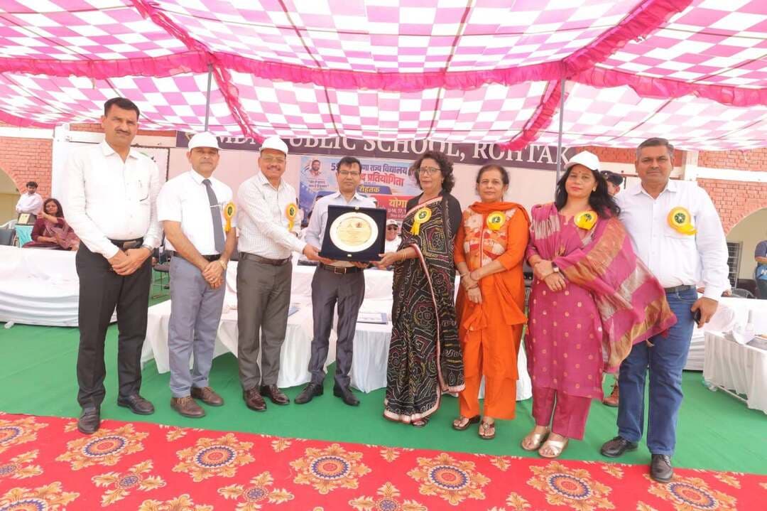 59वीं हरियाणा राज्य स्तरीय विद्यालय खेलकूद प्रतियोगिता का रोहतक में भव्य शुभारंभ, लगभग 2070 खिलाड़ी ले रहे भाग
हॉकी और योगासन में हरियाणा के खिलाड़ियों ने दिखाई प्रतिभा, विभिन्न खेल मैदानों पर रोमांचक मुकाबले जारी
रोहतक, 21 सितंबर। शिक्षा विभाग, हरियाणा की ओर से 59वीं हरियाणा राज्य स्तरीय विद्यालय खेलकूद प्रतियोगिता का आयोजन 21 से 23 सितंबर तक रोहतक के विभिन्न खेल मैदानों एवं विद्यालय परिसरों में करवाया जा रहा है। हॉकी एवं योगासन की इस राज्य स्तरीय प्रतियोगिता में प्रदेश के विभिन्न जिलों से लगभग 2070 खिलाड़ी भाग ले रहे हैं। प्रतियोगिता का शुभारंभ सोमवार को नए बस स्टैंड के निकट स्थित एमडीएन पब्लिक स्कूल में भव्य समारोह के साथ किया गया। इस अवसर पर रोहतक के उपायुक्त सतबीर सिंह (आईएएस) ने मुख्य अतिथि के रूप में शिरकत की।
उपायुक्त सतबीर सिंह (आईएएस) ने विभिन्न जिलों से पहुंचे खिलाड़ियों, टीम इंचार्ज एवं प्रशिक्षकों का स्वागत करते हुए कहा कि जिला प्रशासन की ओर से प्रतियोगिता के सफल आयोजन के लिए सभी आवश्यक तैयारियां पूरी की गई हैं। खिलाड़ियों को किसी भी प्रकार की असुविधा नहीं होने दी जाएगी तथा उनके लिए आवश्यक सुविधाएं उपलब्ध करवाई जा रही हैं। उन्होंने खिलाड़ियों से खेल भावना, अनुशासन एवं मेहनत के साथ अपना सर्वश्रेष्ठ प्रदर्शन करने का आह्वान किया। उन्होंने कहा कि खिलाड़ी अपनी प्रतिभा को निखारते हुए भविष्य में विजेता बनकर हरियाणा प्रदेश का नाम राष्ट्रीय एवं अंतरराष्ट्रीय स्तर पर रोशन करें।
जिला शिक्षा अधिकारी मंजीत मलिक ने मुख्य अतिथि का स्वागत करते हुए कहा कि शिक्षा विभाग की ओर से प्रतियोगिता के सफल एवं सुचारु आयोजन के लिए सभी आवश्यक व्यवस्थाएं सुनिश्चित की गई हैं। विभिन्न जिलों से आए खिलाड़ियों एवं टीम इंचार्ज को बेहतर सुविधाएं उपलब्ध करवाना विभाग की प्राथमिकता है। उन्होंने सभी खिलाड़ियों को शुभकामनाएं देते हुए कहा कि वे अनुशासन एवं खेल भावना के साथ प्रतियोगिता में भाग लेकर अपनी प्रतिभा का उत्कृष्ट प्रदर्शन करें और अपने जिले एवं प्रदेश का नाम रोशन करें।
प्रतियोगिता के नोडल अधिकारी अशोक नांदल ने बताया कि प्रतियोगिता के आयोजन में जिला प्रशासन एवं शिक्षा विभाग की ओर से पूर्ण सहयोग मिल रहा है। सभी खेल स्थलों पर खिलाड़ियों, टीम इंचार्ज एवं तकनीकी अधिकारियों के लिए आवश्यक व्यवस्थाएं की गई हैं। उन्होंने कहा कि प्रतियोगिताएं निर्धारित कार्यक्रम के अनुसार आयोजित की जा रही हैं और खिलाड़ियों को बेहतर खेल वातावरण उपलब्ध करवाने का पूरा प्रयास किया जा रहा है।
राज्य स्तरीय प्रतियोगिता के प्रेस प्रभारी एवं बीईओ कलानौर संजय हुड्डा ने बताया कि हॉकी प्रतियोगिता के अंतर्गत अंडर-17 लड़कों के मुकाबले एमडीएन पब्लिक स्कूल हॉकी ग्राउंड में आयोजित किए गए। पहले मुकाबले में पानीपत ने चरखी दादरी को 4-0 से, यमुनानगर ने राई स्पोर्ट्स स्कूल सोनीपत को 3-0 से, अंबाला ने सिरसा को 1-0 से तथा महेंद्रगढ़ ने झज्जर को 1-0 से हराया। पलवल की टीम के रिपोर्ट न करने पर फरीदाबाद को नियमानुसार विजेता घोषित किया गया। इसके अलावा करनाल ने सोनीपत को 1-0, हिसार ने पानीपत को 5-0, कुरुक्षेत्र ने फतेहाबाद को 7-0, जींद ने रोहतक को 2-0, यमुनानगर ने गुरुग्राम को 2-0 तथा कैथल ने महेंद्रगढ़ को 4-0 से हराया। अन्य मुकाबलों में फतेहाबाद ने अंबाला को 3-0, करनाल ने पंचकूला को 8-0, यमुनानगर ने रेवाड़ी को 2-0, पानीपत ने पलवल को 1-0, हिसार ने झज्जर को 1-0 तथा सोनीपत ने महेंद्रगढ़ को 6-0 से पराजित किया।
अंडर-19 आयु वर्ग के हॉकी मुकाबले राजीव गांधी स्टेडियम स्थित एस्ट्रोटर्फ ग्राउंड पर करवाए गए। इनमें झज्जर ने महेंद्रगढ़ को 1-0, कुरुक्षेत्र ने अंबाला को 3-1, फरीदाबाद ने गुरुग्राम को 2-0, सिरसा ने राई स्पोर्ट्स स्कूल सोनीपत को 5-0 तथा कैथल ने पानीपत को 5-2 से हराया। चरखी दादरी को नूंह के विरुद्ध वॉकओवर मिला, जबकि पलवल की टीम के उपस्थित न होने पर रेवाड़ी को वॉकओवर दिया गया।
योगासन प्रतियोगिता के अंतर्गत अंडर-14, अंडर-17 एवं अंडर-19 आयु वर्ग के लड़कों के मुकाबले राजीव गांधी स्टेडियम, रोहतक के कबड्डी हॉल में आयोजित करवाए जा रहे हैं। प्रतियोगिता के प्रथम दिन तीनों आयु वर्गों के लड़कों का ट्रेडिशनल इवेंट पूरा कर लिया गया, जिसके परिणाम अगले दिन जारी किए जाएंगे। इसी प्रकार लड़कियों की योगासन प्रतियोगिता स्कॉलर रोजरी स्कूल में आयोजित की जा रही है। इसमें अंडर-14, अंडर-17 एवं अंडर-19 आयु वर्ग के ट्रेडिशनल इवेंट भी पूरे कर लिए गए हैं, जिनके परिणाम अगले दिन जारी किए जाएंगे। प्रतियोगिता के शेष इवेंट निर्धारित कार्यक्रम के अनुसार लगातार आयोजित किए जाएंगे।
प्रतियोगिता के शुभारंभ अवसर पर जिला शिक्षा अधिकारी मंजीत मलिक, जिला मौलिक शिक्षा अधिकारी बिजेंद्र हुड्डा, उप जिला शिक्षा अधिकारी सुनीता चहल, उप जिला शिक्षा अधिकारी डॉ. नरेश, जिला परियोजना समन्वयक सुमन हुड्डा, नोडल अधिकारी अशोक नांदल, प्रेस प्रभारी एवं बीईओ कलानौर संजय हुड्डा, एमडीएन पब्लिक स्कूल के प्राचार्य डॉ. सुरेंद्र पंवार, एईओ संजय मलिक एवं एईईओ संदीप दांगी सहित विभिन्न अधिकारी उपस्थित रहे। इसके अलावा प्रदेश के विभिन्न जिलों से पहुंचे टीम इंचार्ज, प्रशिक्षक, तकनीकी अधिकारी एवं खिलाड़ी भी विशेष रूप से मौजूद रहे। जिला प्रशासन, शिक्षा विभाग एवं आयोजन समिति की ओर से प्रतियोगिता के सफल संचालन के लिए सभी आवश्यक व्यवस्थाएं सुनिश्चित की जा रही हैं।