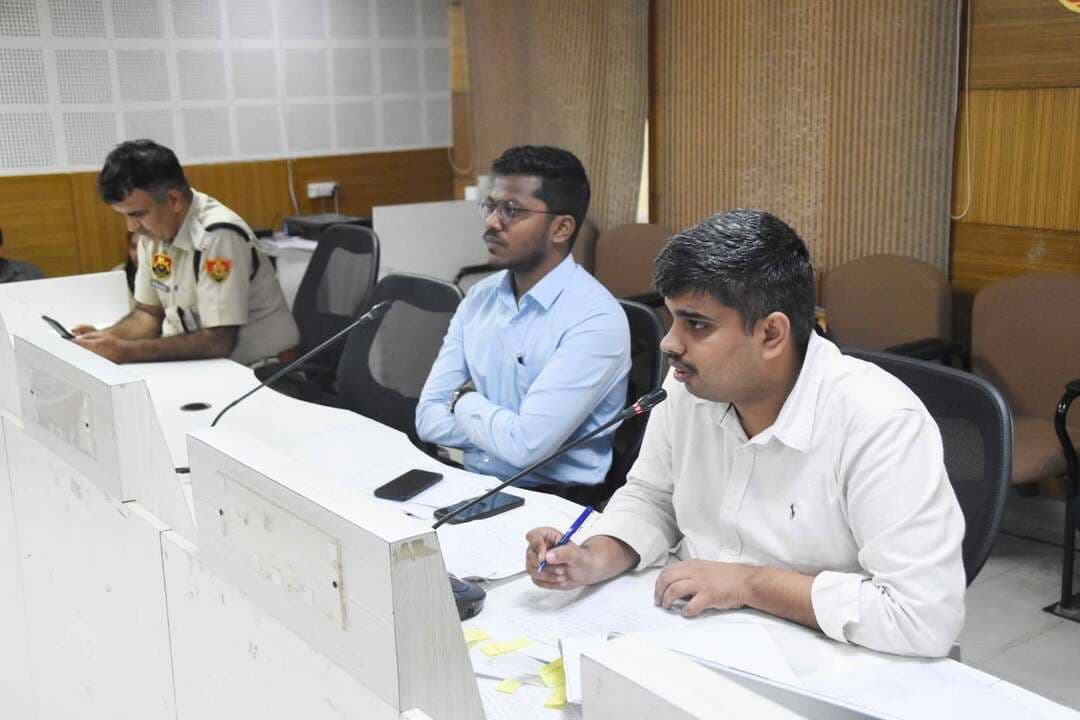सीएम विंडो की समीक्षा बैठक आयोजित - लंबित शिकायतों के त्वरित समाधान के निर्देश
हिसार, 21 सितंबर।
नगराधीश रोहित कुमार की अध्यक्षता में लघु सचिवालय प्रथम तल पर स्थित मुख्य सभागार में सोमवार को सीएम विंडो की समीक्षा बैठक आयोजित की गई। बैठक में सीएम विंडो, एसएमजीटी पोर्टल और सोशल मीडिया पर प्राप्त शिकायतों की विभागो से संबंधित समीक्षा की गई।
बैठक में अधिकारियों को निर्देश दिए उन्होंने कहा कि सीएम विंडो पर प्राप्त शिकायतों का गुणवत्ता के साथ जल्द समाधान कर एटीआर समय पर अपलोड किया जाए। वर्ष 2024-25 से सभी पुरानी लंबित शिकायतों पर विशेष ध्यान देकर तुरंत कार्रवाई की जाए, क्योंकि मुख्यमंत्री कार्यालय से इनकी सीधी निगरानी की जा रही है। इसके अलावा सभी विभाग अपनी-अपनी शिकायतों का समयबद्ध निपटान सुनिश्चित करें। एसएमजीटी पोर्टल पर प्राप्त शिकायतों की भी गहनता से समीक्षा कर समाधान किया जाए। सोशल मीडिया के माध्यम से प्राप्त होने वाली शिकायतों को ट्रेसर पर ट्रैक कर तुरंत प्रभाव से कार्रवाई अमल में लाई जाए। अंतर-विभागीय समन्वय को मजबूत बनाकर शिकायतों का स्थायी समाधान करने के भी निर्देश दिए गए।
बैठक में डीएसपी सुनील कुमार, नगर निगम अतिरिक्त आयुक्त प्रदीप हुड्डा एवं सीएमजीजीए अमोल सहित सभी विभागों के अधिकारी उपस्थित रहे।
फोटो कैप्शन (21 डीआईपीआरओ फोटो 15 व 16) : बैठक में अधिकारियों को निर्देश देते हुए नगराधीश रोहित कुमार।