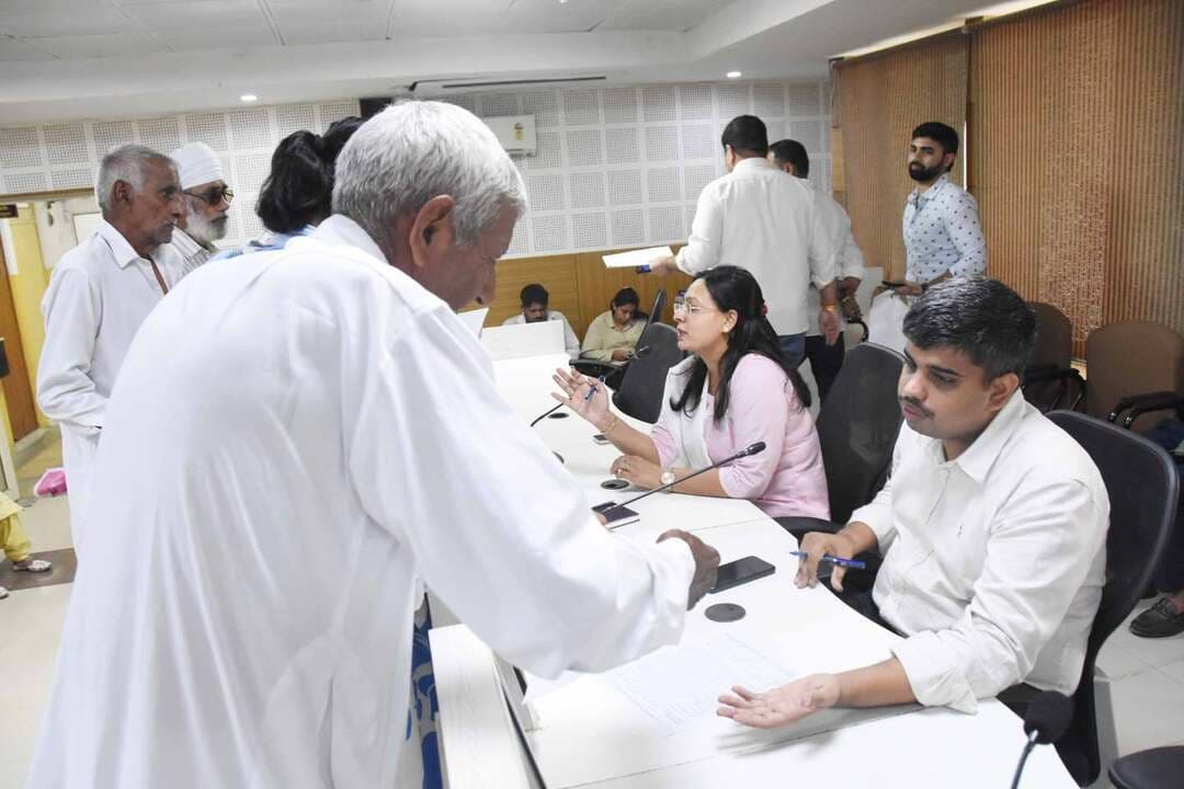 समाधान शिविर में प्रशासनिक अधिकारियों ने सुनी जनसमस्याएं
हिसार, 21 सितंबर।
लघु सचिवालय स्थित जिला सभागार में आयोजित समाधान शिविर में सोमवार को नागरिकों की समस्याओं पर सुनवाई करते हुए प्रशासनिक अधिकारियों ने संबंधित विभागों के अधिकारियों को तत्काल कार्रवाई करने के निर्देश दिए। समाधान शिविर में कुल 23 पंजीकृत शिकायतें प्राप्त हई।
समाधान शिविर में गांव किनाला निवासी बलबीर सिंह द्वारा रोड़ पर पूर्वी दिशा का गन्दा नाला बनवाने की मांग पर नगराधीश रोहित कुमार ने पीडब्ल्यूडी को मामले पर उचित कार्यवाही करने के दिशा निर्देश दिए। गांव खान बहादुर निवासी अशोक कुमार द्वारा कास्ट सर्टिफिकेट जारी करवाने की मांग पर नगराधीश ने संबंधित विभाग के अधिकारियों को आगामी कार्यवाही करने के निर्देश दिए।
गांव शाहपुर निवासी एक प्रार्थी द्वारा ट्यूबवेल की अनुमति दिए जाने के संबंध में नगराधीश रोहित ने संबंधित विभाग को मामले की जांच कर त्वरित कार्यवाही करने को कहा। गांव मात्रश्याम निवासी ओमप्रकाश द्वारा पंचायती जमीन पर पीने के पानी का टैंक बनवाने की मांग एवं गांव बालसमंद निवासी एक प्रार्थी द्वारा गलत तरीके से मनरेगा मजूदरी प्राप्त करने की शिकायत पर नगराधीश ने जिला विकास और पंचायत अधिकारी को संबंधित मामलों की जांच कर आगामी कार्यवाही करने के निर्देश दिए।
इसी प्रकार गांव न्याना निवासी एक प्रार्थी द्वारा पीएमए योजना के तहत लाभार्थी का नाम कटने की शिकायत पर नगराधीश रोहित ने संबंधित विभाग के अधिकारियों को प्रार्थी के समक्ष आ रही समस्या का समाधान करने को कहा। गांव बुडाना निवासी शिवानी द्वारा शिक्षा विभाग से विद्यार्थियों के लिए मिलने वाली स्कॉलरशिप राशि कम प्राप्त होने पर शिकायत दर्ज करवाई, जिस पर नगराधीश ने शिक्षा विभाग के अधिकारियों को मामले की जांच कर उपुयक्त सहायता प्रदान करने के निर्देश दिए।
इस अवसर पर एसडीएम ज्योति मितल, डीएसपी सुनील कुमार, सीएमजीजीए अमोल, नगर निगम अतिरिक्त आयुक्त प्रदीप हुड्डा सहित अन्य अधिकारी भी उपस्थित रहे।
फोटो कैप्शन (21 डीआईपीआरओ फोटो 13 व 14) : समाधान शिविर में जन नागरिकों की समस्याओं को सुनते नगराधीश रोहित कुमार।