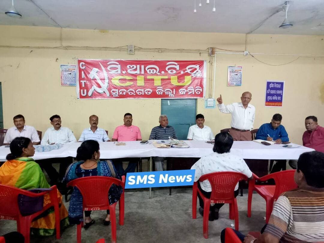 SMS News Bureau Rourkela
ଶ୍ରମିକ ବିରୋଧୀ ଶ୍ରମ କୋର୍ଡ ବାତିଲ ଓ ଜନଗଣଙ୍କ ଜୀବନ ଜୀବିକା ର ଦାବିକୁ ନେଇ ସେପ୍ଟେମ୍ବର ୨୪-୨୫ ବିଧାନସଭା ଆଗ ରେ ସିଆଇଟିୟୁ ର ଦୁଇ ଦିନିଆ ରାଜ୍ୟସ୍ତରୀୟ ଗଣଧାରଣା କାର୍ଯ୍ୟକ୍ରମ କୁ ସଫଳ କରିବା ପାଇଁ ଠିକା ଶ୍ରମିକଙ୍କ ବୈଠକରେ ନିଷ୍ପତ୍ତି।
କେନ୍ଦ୍ର ମୋଦି ସରକାର ଙ୍କ ଶ୍ରମିକ ବିରୋଧୀ ଶ୍ରମ କୋର୍ଡ ବାତିଲ କରିବା,ଓଡ଼ିଶା ବିରୋଧୀ ଏମ୍ ଏମ୍ ଡି ଆର୍ ସଂଶୋଧିତ ଆଇନ୍ -୨୦୨୬ ରଦ୍ଦ କରିବା, ଶ୍ରମିକ ମାନଙ୍କ ସର୍ବନିମ୍ନ ମଜୁରୀ ୨୬ ହଜାର ଟଙ୍କା ପ୍ରଦାନ କରିବା,ଆଶା, ଅଙ୍ଗନବାଡି ପ୍ରଭୃତି ସ୍କିମ ଶ୍ରମିକ ମାନଙ୍କୁ ଶ୍ରମିକ ର ମାନ୍ୟତା ଓ ସାମାଜିକ ସୁରକ୍ଷା ଯୋଗାଇଦେବା,ଠିକା ଶ୍ରମିକ ମାନଙ୍କ କାର୍ଯ୍ୟର ସୁରକ୍ଷା ଓ ଏନ୍ ଜେ ସି ଏସ ରେ ସ୍ଥାୟୀ ଓ ଠିକା ଶ୍ରମିକଙ୍କ ମଜୁରୀ ଚୁକ୍ତିନାମା, ମଜୁରୀ ନିର୍ଦ୍ଧାରଣ ବୋର୍ଡ଼ ରେ ସି ଆଇ ଟି ୟୁ ପ୍ରତିନିଧି ଙ୍କୁ ସାମିଲ କରିବା,ଜନଗଣଙ୍କ ମୈ।ଳିକ ସମସ୍ୟାର ସମାଧାନ ଯଥା ଖାଦ୍ୟ ସାମଗ୍ରୀ ର ଆକାଶଛୁଆଁ ବଜାର ଦର ନିୟନ୍ତ୍ରଣ, ରନ୍ଧନ ଗ୍ୟାସ ଓ ତୈଳ ଦର ନିୟନ୍ତ୍ରଣ କରିବା,ଇଥାନଲ ମିଶ୍ରଣ ପେଟ୍ରୋଲ କୁ ବନ୍ଦ କରିବା ପ୍ରଭୃତି ଦାବିରେ ଆସନ୍ତା ସେପ୍ଟେମ୍ବର ୨୪-୨୫ ଦୁଇଦିନ ଧରି ସି ଆଇ ଟି ୟୁ ପକ୍ଷରୁ ରାଜ୍ୟସ୍ତରୀୟ ଗଣଧାରଣା କାର୍ଯ୍ୟକ୍ରମ ବିଧାନ ସଭା ଆଗରେ ଅନୁଷ୍ଠିତ ହେବ। ଏହି କାର୍ଯ୍ୟକ୍ରମ ରେ ସୁନ୍ଦରଗଡ଼ ଜିଲ୍ଲା ରୁ ପ୍ରାୟ ୫ ହଜାର ଖଣି ଶ୍ରମିକ, ଶିଳ୍ପ ଶ୍ରମିକ, ଇସ୍ପାତ,ଠିକା , ନିର୍ମାଣ, ପରିବହନ, କୋଇଲା ଶିଳ୍ପ ର ଶ୍ରମିକ ଙ୍କ ସମେତ ଆଶା, ଅଙ୍ଗନବାଡି,ପାଚିକା ର ହଜାର ହଜାର ସ୍କିମ୍ ଶ୍ରମିକ ଯୋଗଦେବେ।
ଆଜି ସ୍ଥାନୀୟ ଶ୍ରମିକ ଭବନ, ସେକ୍ଟର -୧୬ ଠାରେ ରାଉରକେଲା କଣ୍ଟାର୍କଟର ଓରକର୍ସ ୟୁନିୟନ ( ସି ଆଇ ଟି ୟୁ) ର ଏକ ସାଧାରଣ ସଭା ଅନୁଷ୍ଠିତ ହୋଇ ଏ ସଂକ୍ରାନ୍ତରେ ଚୂଡାନ୍ତ ନିଷ୍ପତ୍ତି ନିଆଯାଇଛି। ୟୁନିୟନର ବରିଷ୍ଠ ଉପ ସଭାପତି ଶ୍ରୀମନ୍ତ ବେହେରା ଙ୍କ ସଭାପତିତ୍ବରେ ଅନୁଷ୍ଠିତ ଏହି ବୈଠକରେ ୟୁନିୟନର ସାଧାରଣ ସଂପାଦକ ବିମାନ ମାଇତି,ବି ପି ମହାପାତ୍ର,ରାଜ କିଶୋର ପ୍ରଧାନ, ଲକ୍ଷ୍ମୀଧର ନାୟକ, ବିଶ୍ଵଜିତ ମାଝୀ, ପ୍ରଭାତ ମହାନ୍ତି, ଦିବାକର ମହାରଣା, ବିନୟ ବେହୁରିଆ, ଅଶୋକ ଦାସ, ସାଗର ଛୋଟରାୟ,ଜଗଦିଶ ପାଲ, ହିତେଶ ମଲିକ୍, ଜୟନ୍ତୀ ମୋହିନୀ, ମମତା ଭୂମିଜ, ଅଜିତ୍ ରାୟ, ଅନାଦି ସାହୁ ପ୍ରମୁଖ ବକ୍ତବ୍ୟ ରଖି ରାଉରକେଲା ଇସ୍ପାତ କାରଖାନା ଓ ଟାଉନସିପ୍ ଓ ବିଭିନ୍ନ ବସ୍ତି ଓ ଅନ୍ୟାନ୍ୟ ଅଂଚଳରେ ବସବାସ କରୁଥିବା ଠିକା ଶ୍ରମିକ ମଧ୍ୟରେ ସଭା, ପ୍ରଚାର ପତ୍ର ବଣ୍ଟନ କରି ଶ୍ରମିକ ଓ ଜନ ବିରୋଧି ମୋଦି ସରକାର ବିରୁଦ୍ଧରେ ଏହି ଗଣଧାରଣା କାର୍ଯ୍ୟକ୍ରମ କୁ ସଫଳ କରିବା ପାଇଁ ଆହ୍ୱାନ କରିଥିଲେ।
