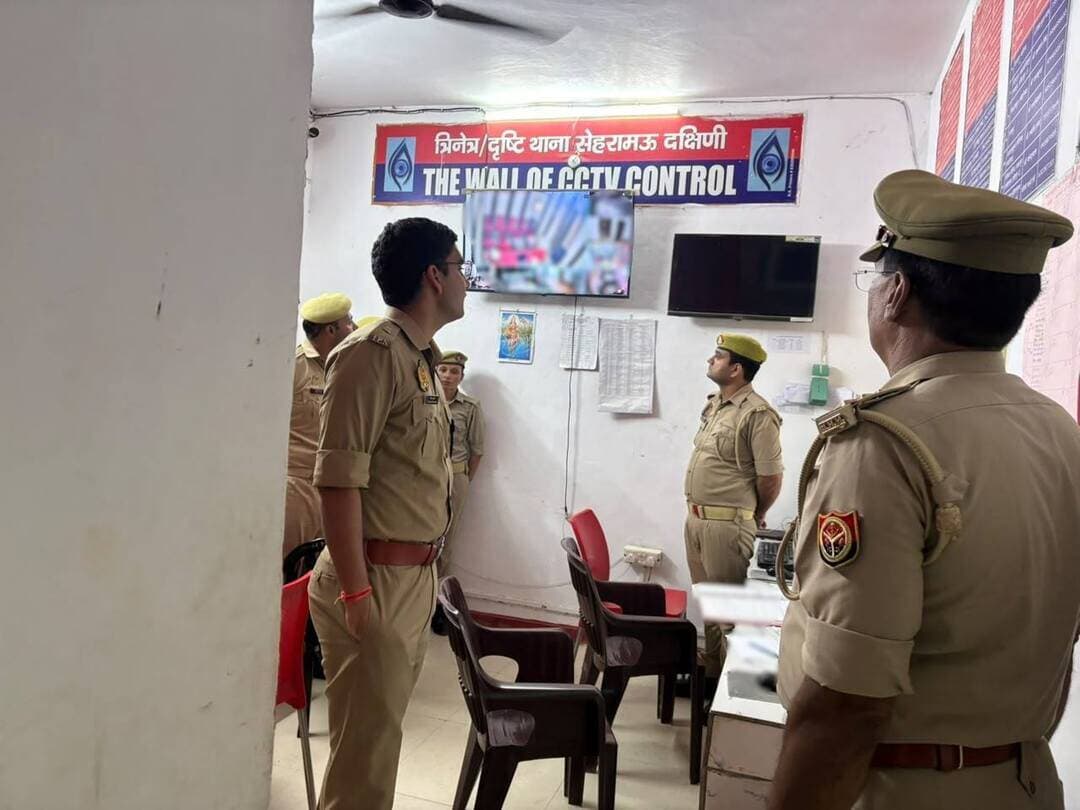 अपर पुलिस अधीक्षक नगर द्वारा थाना सेहरामऊ दक्षिणी का औचक निरीक्षण, व्यवस्थाओं का जायजा लेकर दिए आवश्यक दिशा-निर्देश
शाहजहांपुर -पुलिस अधीक्षक के निर्देशन में अपर पुलिस अधीक्षक नगर देवेंद्र सिंह द्वारा थाना सेहरामऊ दक्षिणी का औचक निरीक्षण किया गया। निरीक्षण के दौरान थाना परिसर, कार्यालय एवं विभिन्न शाखाओं की व्यवस्थाओं का बारीकी से जायजा लेते हुए संबंधित अधिकारी/कर्मचारियों को आवश्यक दिशा-निर्देश दिए गए।
निरीक्षण के दौरान थाना कार्यालय में रखे अभिलेखों एवं रजिस्टरों का अवलोकन किया गया तथा अभिलेखों को नियमानुसार अद्यावधिक रखने एवं उनमें आवश्यक प्रविष्टियां समय से अंकित करने हेतु निर्देशित किया गया। थाना परिसर में साफ-सफाई, मालखाना, शस्त्रागार, हवालात, बैरक एवं अन्य महत्वपूर्ण स्थानों का निरीक्षण कर व्यवस्थाओं को बेहतर बनाए रखने के निर्देश दिए गए।
इसके अतिरिक्त थाना परिसर में स्थापित सीसीटीवी कैमरों की स्थिति, उनकी कार्यशीलता एवं रिकॉर्डिंग व्यवस्था को चेक किया गया। सभी कैमरों को सदैव क्रियाशील रखने, कैमरों की रिकॉर्डिंग सुरक्षित रखने तथा महत्वपूर्ण स्थानों पर प्रभावी निगरानी सुनिश्चित करने हेतु निर्देशित किया गया।
अपर पुलिस अधीक्षक नगर द्वारा थाना आने वाले फरियादियों/आमजन के साथ शालीन एवं संवेदनशील व्यवहार करते हुए उनकी समस्याओं को प्राथमिकता के आधार पर सुनने तथा शिकायतों का गुणवत्तापूर्ण एवं समयबद्ध निस्तारण सुनिश्चित करने के निर्देश दिए गए। साथ ही लंबित विवेचनाओं एवं अभियोगों की समीक्षा करते हुए विवेचनाओं को शीघ्र एवं गुणवत्तापूर्ण ढंग से पूर्ण करने तथा वांछित अभियुक्तों के विरुद्ध प्रभावी कार्यवाही करने हेतु निर्देशित किया गया ।
निरीक्षण के दौरान थाना क्षेत्र में कानून-व्यवस्था एवं अपराध नियंत्रण को और अधिक प्रभावी बनाए रखने, रात्रि गश्त एवं संदिग्ध व्यक्तियों/वाहनों की चेकिंग बढ़ाने तथा संवेदनशील स्थानों पर सतर्क दृष्टि बनाए रखने के निर्देश दिए गए।