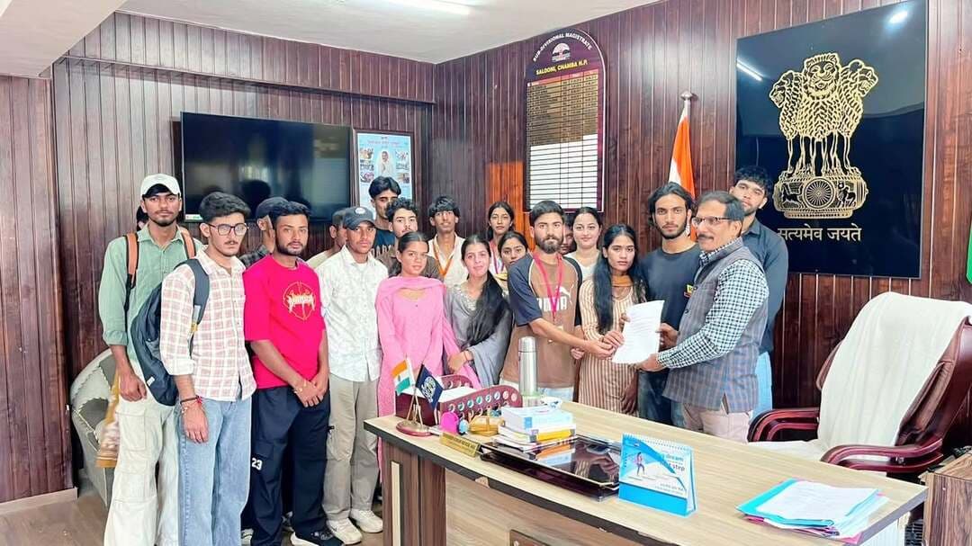 अखिल भारतीय विद्यार्थी परिषद (ABVP) इकाई राजकीय महाविद्यालय सलूणी ने एसडीएम व वाइस प्रिंसिपल के माध्यम से शिक्षा मंत्री को सौंपा ज्ञापन
कॉमर्स विषय के घटाए गए पदों को बहाल करने और शिक्षकों की नियुक्ति की मांग; 2 दिनों में कार्रवाई न होने पर आंदोलन की चेतावनी
अखिल भारतीय विद्यार्थी परिषद (ABVP) की राजकीय महाविद्यालय सलूणी इकाई ने एसडीएम (SDM) श्री सुरिंदर कटोच जी और राजकीय महाविद्यालय सलूणी के वाइस प्रिंसिपल के माध्यम से प्रदेश के माननीय शिक्षा मंत्री श्री रोहित ठाकुर जी तथा उपायुक्त चम्बा को एक मांग पत्र/ज्ञापन प्रेषित किया। यह ज्ञापन महाविद्यालय में वाणिज्य (Commerce) संकाय के स्वीकृत पदों को घटाने तथा अध्यापकों के स्थानांतरण के विरोध में सौंपा गया है।
क्या है मुख्य मामला?
अखिल भारतीय विद्यार्थी परिषद के प्रतिनिधियों ने बताया कि राजकीय महाविद्यालय सलूणी में वाणिज्य (Commerce) विषय के पहले 2 पद स्वीकृत थे। परंतु प्रशासनिक निर्णयों के चलते पहले इन स्वीकृत पदों को घटाकर केवल 1 पद कर दिया गया। इसके साथ ही, हाल ही में यहाँ कार्यरत एकमात्र कॉमर्स शिक्षक का भी स्थानांतरण (Transfer) कर दिया गया है।
विद्यार्थी परिषद के अनुसार, वर्तमान स्थिति में महाविद्यालय में एक शिक्षक द्वारा 16 से 17 विषयों का अध्यापन कराना व्यावहारिक रूप से संभव नहीं है। अब शिक्षक का स्थानांतरण हो जाने से छात्रों की नियमित पढ़ाई पूरी तरह से ठप हो गई है, जिससे विद्यार्थियों के शैक्षणिक भविष्य और शिक्षा की गुणवत्ता पर गहरा संकट मंडरा रहा है।
कॉमर्स विषय के दोनों स्वीकृत पदों को पुनः बहाल किया जाए।
जिस कॉमर्स शिक्षक का हाल ही में स्थानांतरण किया गया है, उन्हें तुरंत वापस राजकीय महाविद्यालय सलूणी में नियुक्त किया जाए।
विद्यार्थियों के भविष्य और पढ़ाई को ध्यान में रखते हुए पर्याप्त संख्या में कॉमर्स शिक्षकों की व्यवस्था की जाए।
इस मांग पत्र पर शीघ्रता से हिमाचल प्रदेश के शिक्षा मंत्री के समक्ष उचित कार्रवाई सुनिश्चित की जाए।
विद्यार्थी परिषद की इकाई ने चेतावनी दी है कि यदि 2 दिनों के भीतर उनकी जायज मांगों पर उचित कार्रवाई नहीं की जाती है, तो विद्यार्थी परिषद लोकतांत्रिक एवं शांतिपूर्ण तरीके से उग्र आंदोलन, धरना-प्रदर्शन तथा महाविद्यालय के मुख्य द्वार पर तालाबंदी जैसे कड़े कदम उठाने के लिए मजबूर होगी। इसकी पूरी जिम्मेदारी शासन व प्रशासन की होगी।
अखिल भारतीय विद्यार्थी परिषद (ABVP)
इकाई राजकीय महाविद्यालय सलूणी, जिला चम्बा (हिमाचल प्रदेश)
Suneel Pahadi
#ABVP
#ABVPChamba
#ABVPHimachal
#GDCSalooni
#SaveSalooniCollege
#CommerceEducation
#SaveStudentsFuture