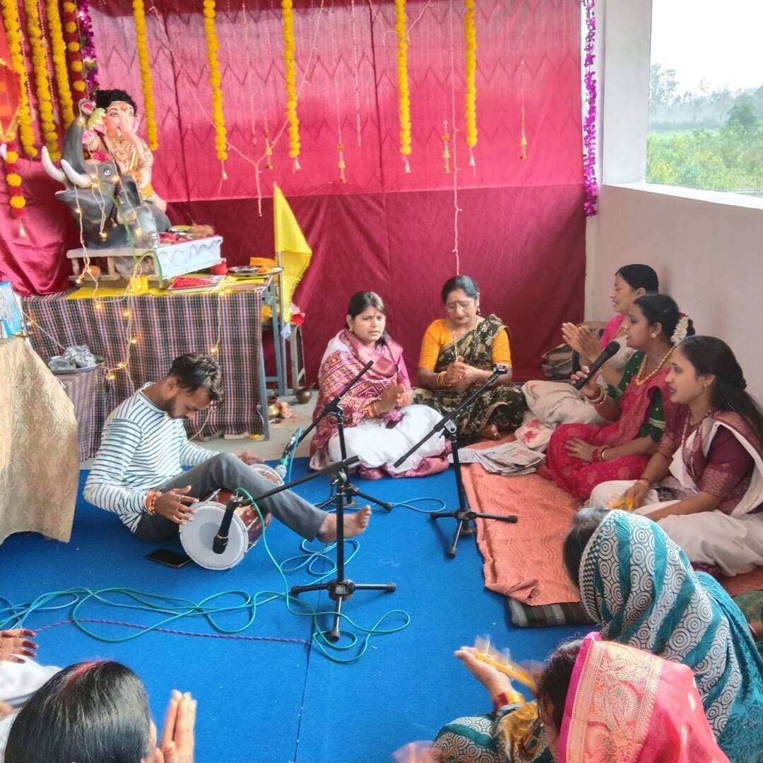 सरस्वती शिशु मंदिर सुबखार में हल्दी-कुमकुम कार्यक्रम, महिलाओं ने किया भजन-गायन
गणेश उत्सव के अवसर पर आयोजित कार्यक्रम में करीब 100 माताएं-बहनें हुईं शामिल, सुहाग एवं श्रृंगार सामग्री भेंट कर किया सम्मान
सरस्वती शिशु मंदिर सुबखार डिंडौरी इंग्लिश मीडियम विद्यालय में गणेश उत्सव के अवसर पर हल्दी-कुमकुम कार्यक्रम आयोजित किया गया। कार्यक्रम में नगर की महिलाओं, माताओं-बहनों एवं अभिभावक माताओं ने विद्यालय में विराजित भगवान श्री गणेश के समक्ष भजन-गायन किया।
कार्यक्रम के दौरान विद्यालय की दीदियों द्वारा महिलाओं को तिलक-कुमकुम लगाकर सुहाग एवं श्रृंगार सामग्री भेंट की गई। इस दौरान महिलाओं ने धार्मिक आयोजन में सहभागिता करते हुए भजन प्रस्तुत किए और भगवान श्री गणेश की आराधना की।
कार्यक्रम में नगर की प्रतिष्ठित माताओं-बहनों सहित करीब 100 महिलाओं की उपस्थिति रही। आयोजन के दौरान विद्यालय परिसर में धार्मिक एवं उत्सवी माहौल नजर आया।
कार्यक्रम में तिलक बाल कल्याण समिति डिंडौरी की पूर्व कोषाध्यक्ष श्रीमती शिखा राय**, समिति सदस्य श्रीमती ऋतुपर्ण बिलैया, श्रीमती प्रीति राजपूत, श्रीमती दुर्गेश एवं श्रीमती आकांक्षा सहित संस्था की प्राचार्य श्रीमती संतोषी सोनी और विद्यालय की समस्त दीदियां उपस्थित रहीं।
आयोजकों के अनुसार, कार्यक्रम का उद्देश्य गणेश उत्सव के दौरान महिलाओं की सहभागिता के साथ धार्मिक एवं सांस्कृतिक वातावरण को बढ़ावा देना रहा।
#Dindori #DindoriNews #GaneshUtsav #GaneshChaturthi #गणेश_उत्सव #हल्दी_कुमकुम #HaldiKumkum #महिला_कार्यक्रम #महिला_सशक्तिकरण #भजन_गायन #SaraswatiShishuMandir #Subkhar #DindoriNewsLive #MPNews #MadhyaPradesh #SanatanSanskriti #ReligiousEvent #BreakingNews #LatestNews #ViralNews #HALCHAL24NEWS