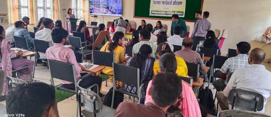 कृषि विभाग की समीक्षा बैठक में योजनाओं की प्रगति पर मंथन
कलेक्टर अंजू पवन भदौरिया ने लंबित कार्यों को समय-सीमा में पूरा करने और किसानों की शिकायतों के त्वरित निराकरण के दिए निर्देश
कृषि विज्ञान केंद्र डिंडौरी के सभागार में कलेक्टर श्रीमती अंजू पवन भदौरिया की अध्यक्षता में कृषि विभाग की विभागीय योजनाओं की समीक्षा बैठक आयोजित की गई। बैठक में कृषि विभाग की योजनाओं और किसानों से जुड़े विभिन्न कार्यों की प्रगति की समीक्षा करते हुए अधिकारियों को आवश्यक दिशा-निर्देश दिए गए।
बैठक में उप संचालक कृषि डॉ. राजेश सिंह चौहान, कृषि विज्ञान केंद्र की वैज्ञानिक डॉ. गीता सिंह, सहायक संचालक कृषि सहित विकासखंडों के वरिष्ठ कृषि विकास अधिकारी एवं कृषि विस्तार अधिकारी उपस्थित रहे।
समीक्षा के दौरान प्रधानमंत्री फसल बीमा योजना के तहत फसल सर्वे, धान की फसल में भूरा फुदका (बीपीएच) एवं बैक्टीरियल लीफ ब्लाइट (बीएलबी) से हुई क्षति, स्वामित्व योजना, फार्मर आईडी एवं एग्रीस्टैक की प्रगति की जानकारी ली गई।
कलेक्टर ने लंबित कार्यों को निर्धारित समय-सीमा में पूरा करने तथा मैदानी स्तर पर कार्यों में तेजी लाने के निर्देश दिए। उन्होंने एमपी किसान पोर्टल एवं कृषि मैपर से संबंधित कार्यों को आगामी 10 दिनों में शत-प्रतिशत पूर्ण करने के निर्देश दिए। साथ ही सीएम हेल्पलाइन से प्राप्त शिकायतों का प्राथमिकता के आधार पर त्वरित निराकरण सुनिश्चित करने को कहा।
बैठक में प्रधानमंत्री धन-धान्य कृषि योजना से संबंधित कार्यों की भी समीक्षा की गई। कलेक्टर ने अधिकारियों को योजनाओं का प्रभावी क्रियान्वयन सुनिश्चित करते हुए पात्र किसानों को समय पर योजनाओं का लाभ दिलाने के निर्देश दिए।
उन्होंने किसानों से संबंधित शिकायतों के त्वरित निराकरण के साथ ही मैदानी स्तर पर योजनाओं की सतत निगरानी करने और लंबित कार्यों की प्रगति सुनिश्चित करने पर जोर दिया।
#Dindori #DindoriNews #DindoriNewsLive #MPNews #MadhyaPradesh #AgricultureNews #KisanNews #Kisan #किसान #कृषि_विभाग #कृषि_योजना #फसल_बीमा #प्रधानमंत्री_फसल_बीमा_योजना #FarmerID #AgriStack #MPKisan #धान #भूरा_फुदका #BPH #BLB #कृषि_समाचार #BreakingNews #LatestNews #ViralNews #HALCHAL24NEWS