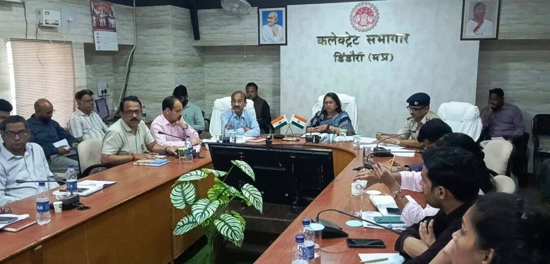 सड़क दुर्घटनाओं की रोकथाम के लिए ब्लैक स्पॉट पर लगेंगे संकेतक बोर्ड और रेडियम
कलेक्टर ने यातायात एवं सड़क सुरक्षा समिति की बैठक में दिए निर्देश, अतिक्रमण हटाने और क्षतिग्रस्त सड़कों की मरम्मत पर भी जोर
डिंडौरी मे सड़क दुर्घटनाओं की रोकथाम और यातायात व्यवस्था को बेहतर बनाने के लिए कलेक्टर श्रीमती अंजू पवन भदौरिया की अध्यक्षता में कलेक्ट्रेट सभाकक्ष में जिला यातायात एवं सड़क सुरक्षा समिति की बैठक आयोजित की गई। बैठक में पुलिस अधीक्षक आशीष खरे सहित संबंधित विभागों के अधिकारी मौजूद रहे।
बैठक में कलेक्टर ने डिंडौरी एवं शहपुरा नगरीय क्षेत्र में सड़कों पर आवारा पशुओं के विचरण पर रोक लगाने तथा उन्हें कांजी हाउस भेजने के निर्देश दिए। उन्होंने राहवीर योजना के अंतर्गत घटित घटनाओं और प्रकरणों की भौतिक प्रगति की भी समीक्षा की।
ब्लैक स्पॉट पर लगेंगे संकेतक बोर्ड
कलेक्टर ने यातायात प्रभारी और आरटीओ अधिकारी को दुर्घटना संभावित एवं चिन्हित ब्लैक स्पॉट पर रेडियम तथा दिशा-सूचक संकेतक बोर्ड लगाने के निर्देश दिए। उनका उद्देश्य वाहन चालकों को संवेदनशील स्थानों की जानकारी पहले से उपलब्ध कराना है।
राहवीर योजना के तहत सहयोगी व्यक्तियों के आवेदन, आधार कार्ड, पैन कार्ड सहित आवश्यक दस्तावेजों की जांच कर लंबित प्रकरणों का शीघ्र निराकरण करने के निर्देश भी दिए गए।
हिट एंड रन मामलों में दस्तावेज पूरे करने के निर्देश
कलेक्टर ने पुलिस विभाग को हिट एंड रन के मामलों में आवश्यक दस्तावेज पूर्ण कर प्रकरण बीमा कंपनी के समक्ष प्रस्तुत करने को कहा, ताकि पात्र प्रकरणों का नियमानुसार निराकरण हो सके। जरूरतमंद लोगों को निःशुल्क हेलमेट उपलब्ध कराने तथा प्रधानमंत्री राहत योजना एवं कैशलेस ट्रीटमेंट स्कीम के संबंध में आवश्यक कार्रवाई सुनिश्चित करने के निर्देश भी दिए गए।
सड़क किनारे अतिक्रमण हटाने और गड्ढों की मरम्मत पर जोर
बैठक में सड़क किनारे किए गए अतिक्रमण हटाने तथा नगरीय क्षेत्रों में डिवाइडरों की मरम्मत और साफ-सफाई कराने के निर्देश दिए गए। डिंडौरी के देवरा रोड स्थित मुख्य मार्ग पर गड्ढों के कारण प्रभावित हो रहे आवागमन को देखते हुए पीएमजीएसवाई को तत्काल मरम्मत कराने के निर्देश दिए गए।
लोक निर्माण विभाग को ब्लैक स्पॉट पर संकेतक बोर्ड लगाने और स्पीड ब्रेकर पर पेंट कराने के निर्देश दिए गए। इसके अलावा बोंदर, गाडासरई, सागरटोला, नेवसा और शहपुरा सहित प्रमुख मार्गों पर आवश्यक संकेतक बोर्ड लगाने को कहा गया, ताकि वाहन चालकों को मार्ग की स्थिति की जानकारी समय रहते मिल सके और दुर्घटनाओं की रोकथाम में मदद मिले।
बैठक में अपर कलेक्टर जेपी यादव, संयुक्त कलेक्टर भारती मेरावी, एसडीएम डिंडौरी रामबाबू देवांगन, डिप्टी कलेक्टर वैद्यनाथ वासनिक सहित संबंधित विभागों के अधिकारी उपस्थित रहे।
#Dindori #DindoriNews #DindoriNewsLive #DindoriUpdate #MPNews #MadhyaPradesh #RoadSafety #सड़क_सुरक्षा #सड़क_दुर्घटना #RoadAccident #BlackSpot #ब्लैक_स्पॉट #TrafficSafety #यातायात_सुरक्षा #TrafficRules #HitAndRun #HelmetSafety #सड़क_मरम्मत #अतिक्रमण #Gadasarai #Shahpura #DevraRoad #BreakingNews #LatestNews #ViralNews #TrendingNews #HALCHAL24NEWS