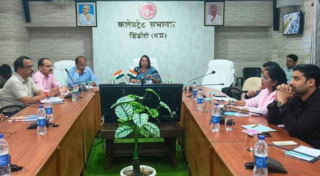 जनकल्याणकारी योजनाओं का लाभ पात्र हितग्राहियों तक पहुंचाना सर्वोच्च प्राथमिकता: कलेक्टर
समय-सीमा बैठक में योजनाओं, विकास कार्यों और लंबित प्रकरणों की समीक्षा; सीएम हेल्पलाइन शिकायतों के त्वरित निराकरण के निर्देश
डिंडौरी कलेक्टर श्रीमती अंजू पवन भदौरिया ने सोमवार को कलेक्ट्रेट सभाकक्ष में समय-सीमा की बैठक लेकर जिले में संचालित शासकीय योजनाओं, विकास कार्यों और जनहित से जुड़े लंबित प्रकरणों की विभागवार समीक्षा की। उन्होंने अधिकारियों को निर्देश दिए कि शासन की जनकल्याणकारी योजनाओं का लाभ पात्र हितग्राहियों तक समय पर पहुंचाना सुनिश्चित किया जाए।
बैठक में अपर कलेक्टर जेपी यादव, संयुक्त कलेक्टर भारती मेरावी, एसडीएम डिंडौरी रामबाबू देवांगन, डिप्टी कलेक्टर वैद्यनाथ वासनिक सहित विभिन्न विभागों के अधिकारी मौजूद रहे।
सीएम हेल्पलाइन की शिकायतों पर सख्ती
कलेक्टर ने सीएम हेल्पलाइन की लंबित शिकायतों की समीक्षा करते हुए अधिक समय से लंबित प्रकरणों का प्राथमिकता के आधार पर निराकरण करने के निर्देश दिए। उन्होंने अधिकारियों से शिकायतकर्ताओं से समन्वय स्थापित कर उनकी संतुष्टि के साथ प्रकरणों का निराकरण सुनिश्चित करने को कहा। सभी लंबित शिकायतों के शत-प्रतिशत निराकरण के निर्देश भी दिए गए।
बैठक में ई-विकास प्रणाली 2.0 के तहत डीएपी, यूरिया और एनपीके उर्वरक की उपलब्धता एवं वितरण की समीक्षा की गई। मत्स्य पालन विभाग के अंतर्गत मछुआ पालकों के किसान क्रेडिट कार्ड, स्मार्ट फिश पार्लर और शहपुरा जलाशय में केज स्थापना की प्रगति की जानकारी ली गई। पशुपालन विभाग में पशु टीकाकरण, कृत्रिम गर्भाधान और किसान क्रेडिट कार्ड की प्रगति की भी समीक्षा हुई।
स्वरोजगार योजनाओं और आवास योजनाओं की समीक्षा
कलेक्टर ने मुख्यमंत्री उद्यम क्रांति योजना, प्रधानमंत्री विश्वकर्मा योजना, भगवान बिरसा मुंडा योजना और टंट्या मामा आर्थिक कल्याण योजना सहित विभिन्न स्वरोजगार योजनाओं की प्रगति की समीक्षा की। सीएमओ शहपुरा एवं डिंडौरी को समग्र आईडी और ई-केवाईसी के कार्य में तेजी लाने के निर्देश दिए गए। एलडीएम को स्वरोजगार योजनाओं के लंबित प्रकरणों का शीघ्र निराकरण करने को कहा गया।
इसके साथ ही राघवपुर बहुउद्देशीय परियोजना तथा प्रधानमंत्री आवास योजना शहरी एवं ग्रामीण की प्रगति की भी समीक्षा की गई।
2 अक्टूबर तक चलेगा विशेष स्वच्छता अभियान
‘एक पेड़ मां के नाम’ अभियान की समीक्षा करते हुए कलेक्टर ने शेष कार्यों को समय-सीमा में पूरा करने और वृक्षारोपण की तस्वीरें पोर्टल पर अपलोड करने के निर्देश दिए। उन्होंने बताया कि 2 अक्टूबर 2026 तक प्रत्येक कार्यालय में विशेष स्वच्छता अभियान संचालित किया जाएगा। ग्राम पंचायत और विकासखंड स्तर पर अभियान का व्यापक प्रचार-प्रसार करने के निर्देश दिए गए।
आरटीओ, राजस्व और वन विभाग को कार्रवाई के निर्देश
आरटीओ विभाग की समीक्षा में वाहनों के फिटनेस, ओवरलोडिंग तथा अनफिट एवं बिना परमिट संचालित बसों के विरुद्ध नियमानुसार कार्रवाई करने के निर्देश दिए गए। राजस्व विभाग में फौती नामांतरण, बंटवारा, अन्य राजस्व प्रकरणों और राजस्व वसूली की समीक्षा की गई।
वन विभाग की समीक्षा के दौरान अवैध कटाई, अवैध शिकार और अवैध परिवहन के विरुद्ध कार्रवाई तथा वनाधिकार अधिनियम 2005 के तहत फौती नामांतरण और बंटवारा प्रकरणों की समीक्षा की गई। जल निगम की निर्माणाधीन टंकियों की भौतिक प्रगति की जानकारी लेकर अधूरे कार्यों को शीघ्र पूरा करने के निर्देश दिए गए।
स्वास्थ्य, महिला एवं बाल विकास और शिक्षा पर भी जोर
स्वास्थ्य विभाग की समीक्षा में टीबी मरीजों को दवा वितरण, आयुष्मान कार्ड और स्वास्थ्य संस्थाओं के निर्माण कार्यों की जानकारी ली गई। महिला एवं बाल विकास विभाग से पोषण आहार, एसएएम-एमएएम बच्चों तथा पोषण पुनर्वास केंद्र में उपचाररत बच्चों की स्थिति की समीक्षा की गई।
शिक्षा विभाग को विद्यालयों में पुस्तकों की उपलब्धता सुनिश्चित करने, नियमित कक्षाएं संचालित करने और गुणवत्तापूर्ण पढ़ाई पर ध्यान देने के निर्देश दिए गए। डीपीसी को नियमित विद्यालय भ्रमण कर व्यवस्थाओं का निरीक्षण करने को कहा गया।
बैठक में श्रम विभाग, आयुष विभाग, एनआरएलएम, सर्व शिक्षा अभियान और पीएचई सहित अन्य विभागों की योजनाओं एवं कार्यों की भी समीक्षा की गई तथा अधिकारियों को निर्धारित समय-सीमा में लंबित कार्यों का निराकरण सुनिश्चित करने के निर्देश दिए गए।
#Dindori #DindoriNews #DindoriNewsLive #DindoriUpdate #MPNews #MadhyaPradesh #CollectorDindori #समय_सीमा_बैठक #जनकल्याणकारी_योजनाएं #CMHelpline #सीएम_हेल्पलाइन #जनहित #GovernmentSchemes #PublicWelfare #SwachhataAbhiyan #स्वच्छता_अभियान #एक_पेड़_मां_के_नाम #PMAY #KisanCreditCard #HealthNews #EducationNews #BreakingNews #LatestNews #ViralNews #TrendingNews #HALCHAL24NEWS