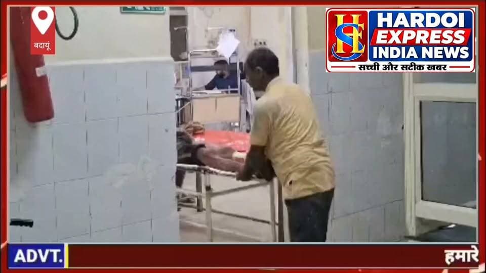 बदायूं में निर्माणाधीन मकान का लेंटर गिरने से हादसा: दो लोगों की मौत, एक घायल
बदायूं। जनपद के उसहैत थाना क्षेत्र स्थित गांव नौगवां नासीर नगर में एक निर्माणाधीन मकान का लेंटर गिरने से दर्दनाक हादसा हो गया। हादसे में दो लोगों की मौत हो गई, जबकि एक व्यक्ति गंभीर रूप से घायल है।
जानकारी के अनुसार, गांव निवासी दलवीर उर्फ पन्नालाल (पुत्र धर्मपाल) के नए मकान पर लेंटर डालने का काम चल रहा था। इसी दौरान मकान के पिछले हिस्से का लेंटर अचानक भरभराकर गिर गया। लेंटर के मलबे में दलवीर का साला अवनीश (28 वर्ष, निवासी गांव मदनपुर, थाना कलान, शाहजहांपुर), चंद्रभान (30 वर्ष, पुत्र रतज सिंह) और मकान मालिक दलवीर दब गए।
रेस्क्यू कर मलबे से निकाला
घटना के तुरंत बाद ग्रामीणों ने राहत व बचाव कार्य शुरू किया और उसहैत थाना पुलिस को सूचना दी। मौके पर पहुंची पुलिस ने ग्रामीणों की मदद से तीनों को मलबे से बाहर निकाला और इलाज के लिए अस्पताल भिजवाया।
दो की मौत, घायल का इलाज जारी
हादसे में अवनीश की मौके पर ही मृत्यु हो गई। वहीं गंभीर रूप से घायल चंद्रभान को जिला अस्पताल से राजकीय मेडिकल कॉलेज रेफर किया गया, जहां इलाज के दौरान उसने भी दम तोड़ दिया। घायल दलवीर का जिला अस्पताल में इलाज चल रहा है।
सीओ राहुल पांडेय ने घटना की पुष्टि की है। हादसे की जानकारी मिलने पर स्थानीय विधायक हिमांशु यादव भी घायलों का हालचाल जानने जिला अस्पताल