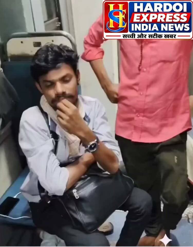 ट्रेन में फर्जी TTE का भंडाफोड़, यात्रियों की सतर्कता से पकड़ा गया आरोपी
ट्रेनों में फर्जी टीटीई और नकली अफसरों द्वारा यात्रियों से अवैध वसूली के मामले लगातार सामने आ रहे हैं। ऐसा ही एक नया मामला तब उजागर हुआ जब ट्रेन में खुद को रेलवे का टीटीई (TTE) बताकर घुसे एक व्यक्ति को यात्रियों ने रंगे हाथ पकड़ लिया।
मिली जानकारी के अनुसार, आरोपी ट्रेन के डिब्बों में जाकर आम यात्रियों के टिकट जांच रहा था और उनसे पैसे ऐंठकर भागने की फिराक में था। उसकी संदिग्ध गतिविधियों और व्यवहार पर जब यात्रियों को शक हुआ, तो उन्होंने उससे कड़ाई से पूछताछ की। फर्जी टीटीई कोई वैध पहचान पत्र नहीं दिखा सका, जिसके बाद यात्रियों ने मुस्तैदी दिखाते हुए उसे मौके पर ही धर दबोचा।
यात्रियों ने आरोपी को काबू में कर मामले की सूचना रेलवे पुलिस (GRP/RPF) को दी। घटना के बाद ट्रेन में यात्रा कर रहे अन्य लोगों ने राहत की सांस ली। रेलवे प्रशासन ने यात्रियों से अपील की है कि यात्रा के दौरान किसी भी संदिग्ध चेकिंग स्टाफ से उसका आधिकारिक पहचान पत्र (ID Card) अवश्य मांगें और किसी भी गड़बड़ी की स्थिति में तुरंत रेलवे हेल्प लाइन या पुलिस को सूचित करें।