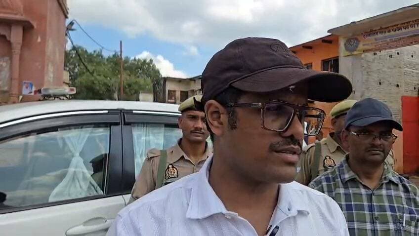 सरयू नदी के सीमांकन एवं अतिक्रमण हटाने के संबंध में जिलाधिकारी ने किया निरीक्षण
रामघाट क्षेत्र में निर्माणाधीन अवैध निर्माण / बिना नक्शा पास किए जा रहे निर्माण को रोकने हेतु विशेष क्षेत्र विकास प्राधिकरण द्वारा 2 पूर्व सैनिक तैनात किए जाएंगे- जिलाधिकारी
जिलाधिकारी पुलकित गर्ग ने चित्रकूट-सीतापुर क्षेत्र में पूर्व में प्रवाहित सरयू नदी के क्षेत्र का निरीक्षण कर सीमांकन एवं अतिक्रमण की स्थिति का जायजा लिया। निरीक्षण के दौरान जिलाधिकारी ने बताया कि सरयू नदी क्षेत्र के सीमांकन की प्रक्रिया प्रचलित है, जिसे उत्तर प्रदेश के जनपद चित्रकूट एवं मध्य प्रदेश के जनपद सतना की संयुक्त टीम द्वारा किया जा रहा है।
जिलाधिकारी ने बताया कि सीमांकन के दौरान कुछ अतिक्रमण चिन्हित किए गए हैं। संबंधित व्यक्तियों को निर्देशित किया जा रहा है कि वे निर्धारित समय-सीमा के भीतर स्वयं अपना अतिक्रमण हटा लें। निर्धारित अवधि में अतिक्रमण न हटाए जाने की स्थिति में नियमानुसार विधिक कार्रवाई की जाएगी तथा अवैध निर्माण को ध्वस्त कराया जाएगा। उन्होंने स्पष्ट किया कि नदी क्षेत्र में किसी भी प्रकार का अवैध निर्माण स्वीकार नहीं किया जाएगा।
जिलाधिकारी ने उपजिलाधिकारी कर्वी अजय यादव को निर्देश दिए कि सीमांकन की कार्यवाही के साथ-साथ स्थायी पिलर भी स्थापित कराए जाएं, ताकि नदी की भूमि की सीमा स्पष्ट रूप से निर्धारित एवं संरक्षित रह सके। साथ ही मध्य प्रदेश के सतना जनपद के संबंधित लेखपाल एवं राजस्व निरीक्षक को निर्देशित किया कि मध्य प्रदेश नदी क्षेत्र में भी सीमांकन की कार्यवाही कराई जाए तथा क्षेत्र में हुए नवीन निर्माणों की जांच करते हुए यह सुनिश्चित किया जाए कि उनके मानचित्र स्वीकृत हैं अथवा नहीं।
इसके उपरांत जिलाधिकारी ने फूड प्लाजा क्षेत्र का भी निरीक्षण किया तथा उपजिलाधिकारी को निर्देशित किया कि वहां स्थित सरकारी भूमि का भी नियमानुसार सीमांकन कराया जाए।
उन्होंने अधिशासी अधिकारी एवं सीतापुर चौकी प्रभारी को निर्देश दिए कि दुकानदारों द्वारा दुकान की निर्धारित सीमा से बाहर किए गए अतिक्रमण को चिह्नित कर नियमानुसार हटाने की कार्रवाई सुनिश्चित की जाए।
जिलाधिकारी ने बताया कि निर्माणाधीन अवैध निर्माण / बिना नक्शा पास किए जा रहे नए निर्माण को रोकने हेतु चित्रकूट विशेष क्षेत्र विकास प्राधिकरण (साडा) के सम्पूर्ण क्षेत्र में 5 पूर्व सैनिकों को तैनात किया जाएगा, जिनमें से 2 पूर्व सैनिक रामघाट क्षेत्र में तैनात किए जाएंगे।
निरीक्षण के दौरान उपजिलाधिकारी कर्वी अजय यादव, मध्य प्रदेश सतना के लेखपाल रावेन्द्र, राजस्व निरीक्षक अजय सिंह सहित संबंधित अधिकारी एवं कर्मचारी उपस्थित रहे।