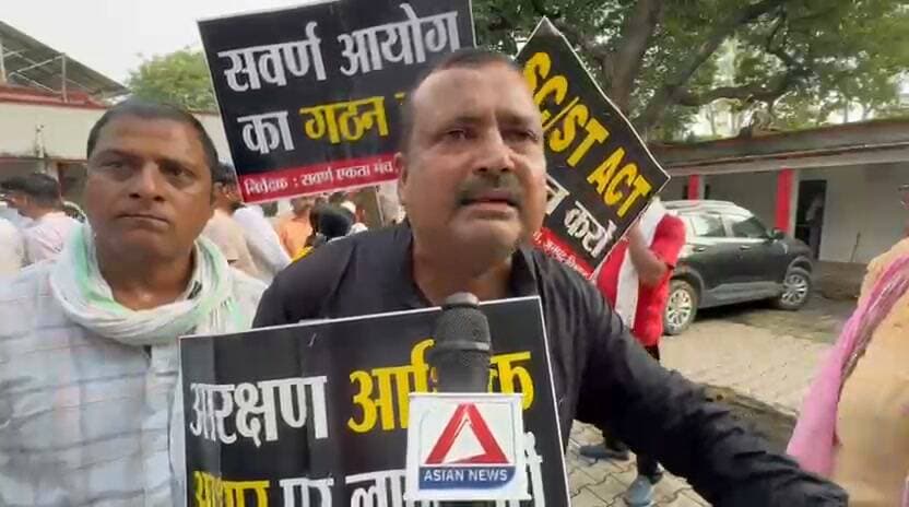 #चित्रकूट
यूजीसी कानून ,आरक्षण रिफॉर्म ,sc/st कानून वापसी और सवर्ण आयोग के गठन की मांग के साथ सवर्णों ने बुलंद की आवाज
सैकड़ों की संख्या में सवर्णों ने पैदल मार्च कर हुंकार भरी
क्षत्रिय महासभा के जिला संरक्षक अम्बुज सिंह की अगुवाई में सवर्णों ने एसडीएम को सौंपा ज्ञापन