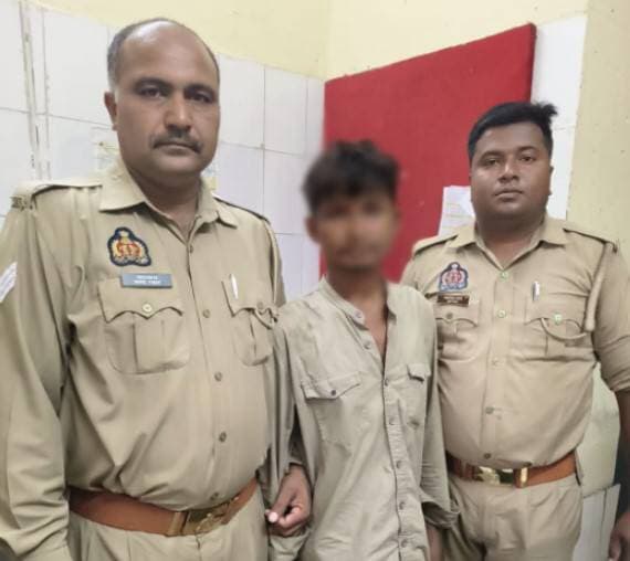 अवैध गांजे के खिलाफ खलीलाबाद पुलिस की कार्रवाई, दो आरोपियों से 2 किलो 545 ग्राम गांजा बरामद
संतकबीरनगर। अवैध मादक पदार्थों की तस्करी के खिलाफ चलाए जा रहे अभियान के तहत थाना कोतवाली खलीलाबाद पुलिस ने कार्रवाई करते हुए दो आरोपियों को गिरफ्तार किया है। पुलिस ने दोनों के कब्जे से कुल 2 किलो 545 ग्राम अवैध गांजा बरामद किया है।
पुलिस के मुताबिक, यह कार्रवाई पुलिस अधीक्षक संतकबीरनगर संदीप कुमार मीना के निर्देशन, अपर पुलिस अधीक्षक सुशील कुमार सिंह के मार्गदर्शन और क्षेत्राधिकारी खलीलाबाद प्रियम राजशेखर पाण्डेय के निकट पर्यवेक्षण में प्रभारी निरीक्षक जय प्रकाश दुबे के नेतृत्व में की गई।
पुलिस टीम ने अजय कन्नौजिया पुत्र छेदी कन्नौजिया निवासी मगहर काजीपुर, थाना कोतवाली खलीलाबाद, संतकबीरनगर को डडवा नहर के पास से गिरफ्तार किया। उसके कब्जे से 1 किलो 265 ग्राम अवैध गांजा बरामद हुआ।
वहीं दूसरे आरोपी नौशाद अहमद पुत्र नसीर अहमद निवासी काजीपुर धोबीटोला मगहर, थाना कोतवाली खलीलाबाद, संतकबीरनगर को डाहीडिहा के पास से गिरफ्तार किया गया। उसके पास से 1 किलो 280 ग्राम अवैध गांजा बरामद हुआ।
दोनों आरोपियों के खिलाफ कोतवाली खलीलाबाद में धारा 8/20 एनडीपीएस एक्ट के तहत अलग-अलग मुकदमे दर्ज कर आवश्यक विधिक कार्रवाई की जा रही है।