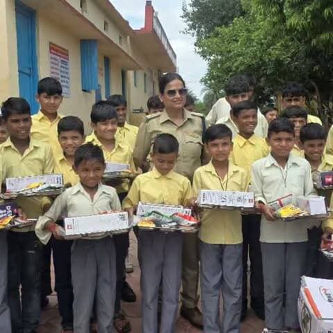 खाकी का एक और रंग: बच्चों के सपनों में भरी नई उड़ान
मऊ के रातापानी शासकीय विद्यालय में आबकारी विभाग ने भेंट की खेल, शैक्षणिक और उपयोगी सामग्री
इंदौर। मऊ के रातापानी स्थित शासकीय विद्यालय में आबकारी विभाग की पहल ने बच्चों के चेहरों पर खुशी और उम्मीद की चमक बिखेर दी। उप निरीक्षक मीरा सिंह की पहल पर एडीईओ जहांगीर खान और उप निरीक्षक कृतिका द्विवेदी के सहयोग से स्कूली बच्चों को खेल सामग्री, वॉटरफॉल बर्तन और शैक्षणिक सामग्री भेंट की गई। सामग्री पाकर बच्चों की खिलखिलाती मुस्कान और उत्साह ने माहौल को भावुक बना दिया। इस दौरान बच्चों को शिक्षा, खेल और अनुशासन के साथ आगे बढ़ने का मार्गदर्शन भी दिया गया। पहल का संदेश साफ रहा—बच्चों के सपनों को सहारा देना भी समाज और विभाग की जिम्मेदारी है।#इंदौर #रातापानी #आबकारीविभाग #मीरा_सिंह #जहांगीर_खान कृतिका_द्विवेदी बालशिक्षा सामाजिक_जिम्मेदारी बच्चों_की_मुस्कान