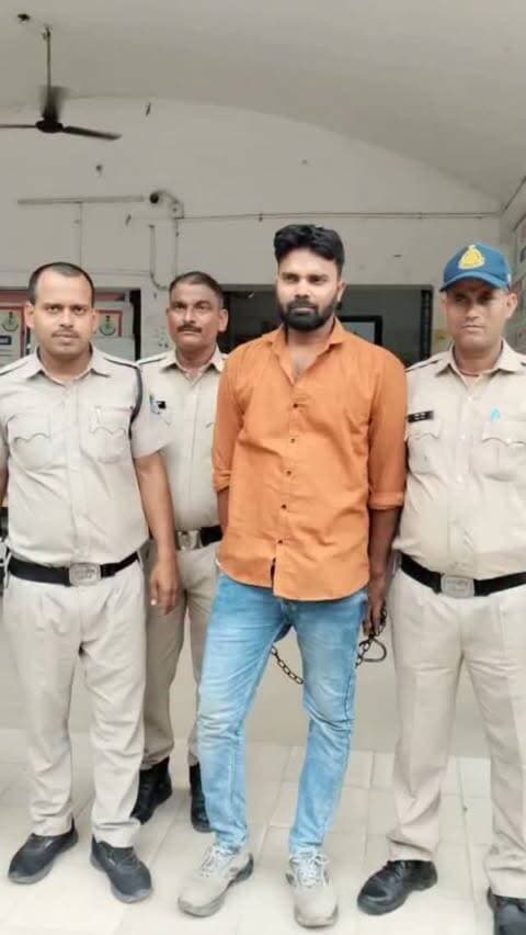 अनाथ बनकर जीता भरोसा, फोटो-वीडियो से ब्लैकमेल कर हड़पे गहने
तीज पर खुला राज, आरोपी गिरफ्तार; निशानदेही पर ज्वेलरी बरामद
सतना। खुद को अनाथ और बेसहारा बताकर 25 वर्षीय युवती से नजदीकी बढ़ाने वाले रीवा के खुटेही निवासी रवि कुमार पांडेय (32) ने कथित तौर पर 1 मार्च को उसके आपत्तिजनक फोटो-वीडियो बना लिए और वायरल करने की धमकी देकर घर में रखे गहनों की जानकारी हासिल कर उन्हें लेकर गायब हो गया। 14 सितंबर को तीज पर मां और बहन ने बक्सा खोला तो गहने गायब मिले, जिसके बाद युवती ने परिजनों को पूरी बात बताई। शिकायत पर कोलगवां पुलिस ने बीएनएस की धाराओं 308(2), 316(2), 318(4) और 351(3) के तहत मामला दर्ज कर जांच शुरू की और रविवार सुबह आरोपी को गिरफ्तार कर उसकी निशानदेही पर गहने बरामद कर लिए। कोर्ट में पेश करने के बाद उसे जेल भेज दिया गया।#सतना #कोलगवांपुलिस #ब्लैकमेलिंग #ज्वेलरीकांड #अपराध CrimeNews PoliceAction
