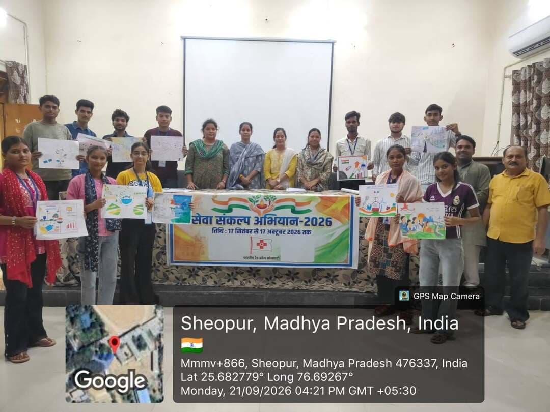 मेरे सपनों का भारत भाषण एवं चित्रकला प्रतियोगिता में विद्यार्थियों ने दिखाई प्रतिभा
भाषण प्रतियोगिता में अंकित तथा चित्रकला में लवकुश और कल्पना रहे प्रथम
-----
कलेक्टर सुश्री शीला दाहिमा के मार्गदर्शन में प्रधानमंत्री कॉलेज ऑफ एक्सीलेंस शासकीय स्नातकोत्तर महाविद्यालय श्योपुर में प्राचार्य प्रो. ओ.पी. शर्मा के निर्देशन में सेवा संकल्प अभियान अंतर्गत मेरे सपनों का भारत विषय पर भाषण प्रतियोगिता एवं विकसित भारत विषय पर चित्रकला प्रतियोगिता का आयोजन किया गया। प्रतियोगिता में महाविद्यालय के विद्यार्थियों ने उत्साहपूर्वक सहभागिता करते हुए अपनी प्रतिभा, विचारशीलता एवं रचनात्मक अभिव्यक्ति का प्रदर्शन किया।
भाषण प्रतियोगिता में कुल 41 विद्यार्थी उपस्थित रहे, जिनमें 15 विद्यार्थियों ने प्रतियोगिता में भाग लिया। प्रतियोगिता में प्रथम स्थान अंकित योगी (एम.ए. प्रथम वर्ष), द्वितीय स्थान ललित चौधरी (बी.ए. तृतीय वर्ष) तथा तृतीय स्थान संयुक्त रूप से प्रियांशु शर्मा (बी.ए. प्रथम वर्ष) एवं कोमल बैरवा (बी.एससी. तृतीय वर्ष) ने प्राप्त किया।
चित्रकला प्रतियोगिता में कुल 13 विद्यार्थियों ने सहभागिता की। इसमें प्रथम स्थान संयुक्त रूप से लवकुश मीणा (बी.ए. प्रथम वर्ष) एवं कल्पना गोंड (बी.एससी. प्रथम वर्ष), द्वितीय स्थान ललित चौधरी (बी.ए. तृतीय वर्ष) तथा तृतीय स्थान हिमांशु शर्मा (बी.ए. तृतीय वर्ष) ने प्राप्त किया।
दोनों प्रतियोगिताओं के सफल आयोजन एवं मूल्यांकन में निर्णायक मंडल एवं निर्णायक समिति की महत्वपूर्ण भूमिका रही। भाषण प्रतियोगिता के निर्णायक मंडल में डॉ. उर्मिला बाथम, डॉ. तुफैल अहमद एवं डॉ. संगीता शाक्य तथा चित्रकला प्रतियोगिता की निर्णायक समिति में डॉ. ज्योत्सना मेघवाल, डॉ. गनबाई डावर एवं सुश्री शालू दुबे उपस्थित रहीं। निर्णायकों द्वारा विद्यार्थियों की विषयानुरूप प्रस्तुति, अभिव्यक्ति कौशल एवं रचनात्मक प्रतिभा का मूल्यांकन किया गया।
प्राचार्य प्रो. ओ.पी. शर्मा ने विद्यार्थियों की सक्रिय सहभागिता एवं प्रतिभा की सराहना करते हुए ऐसे आयोजनों को विद्यार्थियों के सर्वांगीण विकास, राष्ट्रीय चेतना एवं रचनात्मक क्षमताओं को बढ़ावा देने की दिशा में महत्वपूर्ण बताया। प्रतियोगिताओं के माध्यम से विद्यार्थियों को विकसित भारत की संकल्पना एवं राष्ट्र निर्माण के प्रति अपने विचार व्यक्त करने का सुअवसर प्राप्त हुआ।
-
CM Madhya Pradesh
Jansampark Madhya Pradesh
#JansamparkMP
#sheopur
