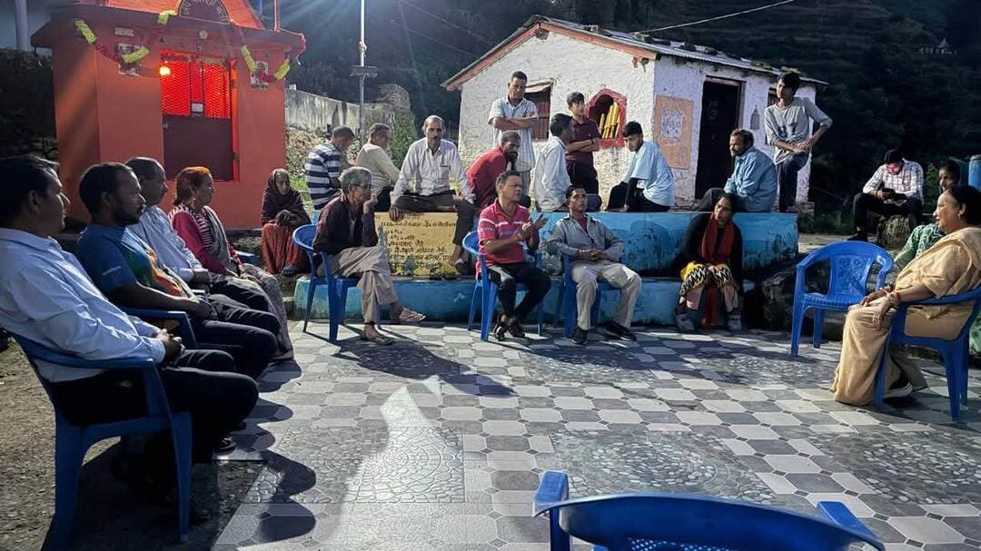#धनाऊ तल्ला क्षेत्र में कांग्रेस नेत्री अरुणा कुमार का जनसंपर्क अभियान
कांग्रेस नेत्री अरुणा कुमार ने अशोक भंडारी ‘देबू भाई जी’ एवं गजेंद्र जी की अध्यक्षता में धनाऊ तल्ला क्षेत्र का रात्रिकालीन भ्रमण कर ग्रामीणों से संवाद किया। इस दौरान क्षेत्रवासियों ने जंगली जानवरों के आतंक, रोजगार की कमी और सड़क जैसी समस्याएं प्रमुखता से उठाईं।
धनाऊ तल्ला के अंतर्गत आने वाले अनुसूचित जाति बाहुल्य चौकला क्षेत्र में पिछले 20 वर्षों से सड़क नहीं पहुंचने का मुद्दा भी सामने आया। अरुणा कुमार ने मौके से उच्चाधिकारियों से वार्ता कर समस्या के समाधान की दिशा में आवश्यक कार्रवाई का आग्रह किया।
इस दौरान उन्होंने क्षेत्रवासियों से कांग्रेस को समर्थन देने की अपील की। बैठक में शिव सिंह, सोहन दास, सोहन सिंह, बलबीर सिंह, अर्जुन सिंह, विपिन कुमार, पंकज गोसाई, जगमोहन सिंह, धूपा देवी, अरुण सिंह, पिंकी देवी, गजेंद्र जी, आनंद सिंह, लीला देवी, पान सिंह, कविता देवी, गौतम सिंह और सृजन सहित कई ग्रामीण मौजूद रहे।
#अरुणा_कुमार #कांग्रेस #धनाऊ_तल्ला #चौकला #जनसंपर्क #ग्रामीण_समस्याएं #सड़क_की_मांग #रोजगार #पहाड़_खबरसारLive