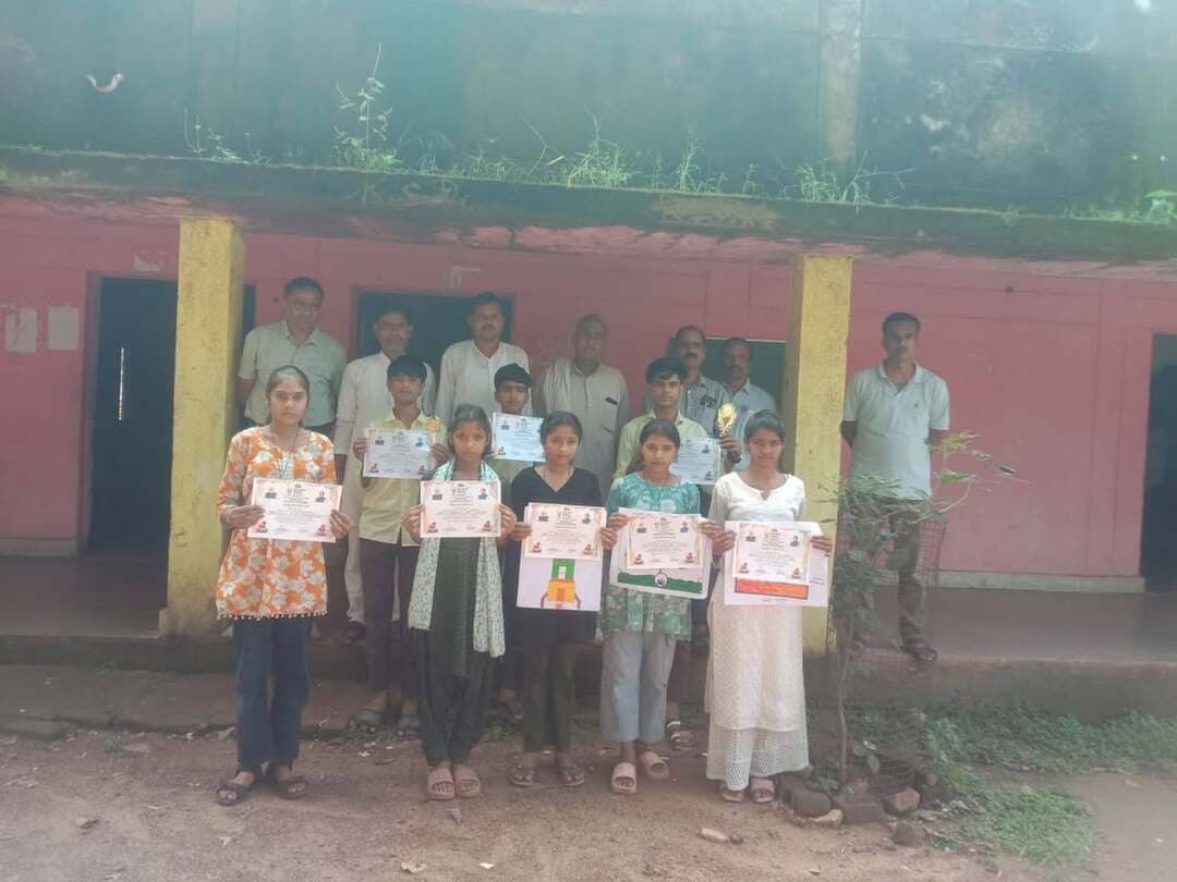 मेरे सपनों का भारत विषय पर चित्रकला एवं भाषण प्रतियोगिता आयोजित
-----
कलेक्टर सुश्री शीला दाहिमा के मार्गदर्शन में सेवा संकल्प अभियान अंतर्गत मेरे सपनो का भारत गतिविधि के तहत शासकीय उत्कृष्ट उच्चतर माध्यमिक विद्यालय कराहल में मेरे सपनों का भारत विषय पर चित्रकला एवं भाषण प्रतियोगिता का आयोजन किया गया।
कार्यक्रम के अंतर्गत विद्यालय के विद्यार्थियों ने उत्साहपूर्वक सहभागिता करते हुए मेरे सपनों का भारत विषय पर अपने विचार प्रस्तुत किए तथा चित्रकला के माध्यम से भारत के उज्ज्वल भविष्य की कल्पना को अभिव्यक्त किया। प्रतियोगिता में विद्यार्थियों ने शिक्षा, विकास, स्वच्छता, पर्यावरण संरक्षण, तकनीकी प्रगति एवं आत्मनिर्भर भारत सहित विभिन्न विषयों को रचनात्मक ढंग से प्रस्तुत किया।
कार्यक्रम में विद्यालय के शिक्षकगण एवं अतिथियों की उपस्थिति रही। प्रतियोगिता के उपरांत उत्कृष्ट प्रदर्शन करने वाले विद्यार्थियों का चयन किया गया। प्रथम, द्वितीय एवं तृतीय स्थान प्राप्त करने वाले छात्र-छात्राओं को शील्ड प्रदान कर पुरस्कृत किया गया। विद्यालय प्राचार्य द्वारा विद्यार्थियों के उत्साहवर्धन के साथ भविष्य में भी इस प्रकार की रचनात्मक एवं ज्ञानवर्धक गतिविधियों में सहभागिता करने के लिए प्रेरित किया गया।
इस अवसर पर भाजपा मंडल अध्यक्ष कराहल श्री हरनाथ देवरिया, सांसद प्रतिनिधि श्री बाबू सिंह यादव, बीईओ श्री एमपी मौर्य, प्राचार्य श्री अजय रावत एवं शिक्षकगण आदि उपस्थित रहे।
-
CM Madhya Pradesh
Jansampark Madhya Pradesh
#JansamparkMP
#sheopur