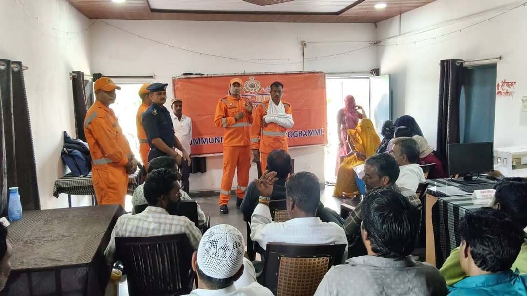 NDRF की टीम ने आज ग्राम पंचायत कासमपुर में आपदा प्रबंधन एवं जीवन रक्षक तकनीकों का प्रशिक्षण दिया गया*
उज्जैन, 21 सितम्बर ।
11वीं बटालियन राष्ट्रीय आपदा मोचन बल (NDRF) की 11-M टीम द्वारा ग्राम पंचायत कासमपुर, जिला उज्जैन में Community Awareness Programme (CAP) आयोजित किया गया। कार्यक्रम का नेतृत्व SI/GD नीरज कुमार द्वारा किया गया।
कार्यक्रम के दौरान उपस्थित लोगों को NDRF की भूमिका एवं परिचय, भूकंप से बचाव एवं तैयारियां, सॉफ्ट टिश्यू इंजरी, रक्तस्राव नियंत्रण, इम्प्रोवाइज्ड स्ट्रेचर, CPR एवं FBAO, आपातकालीन एवं गैर-आपातकालीन निकासी तकनीक, सर्पदंश से बचाव तथा इम्प्रोवाइज्ड फ्लोटिंग डिवाइस के संबंध में व्यावहारिक प्रशिक्षण एवं महत्वपूर्ण जानकारी दी गई।
कार्यक्रम में
NDRF टीम द्वारा आमजन को आपदा के समय संयम बनाए रखने, प्राथमिक उपचार एवं बचाव तकनीकों की जानकारी रखने तथा आपात स्थिति में सुरक्षित एवं त्वरित प्रतिक्रिया देने के लिए जागरूक किया गया।
CM Madhya Pradesh Simhasth2028 PRO Bhopal
Jansampark Madhya Pradesh @टॉप फ़ैन Ujjain Commissioner Collector Office Ujjain JDjansampark Ujjain