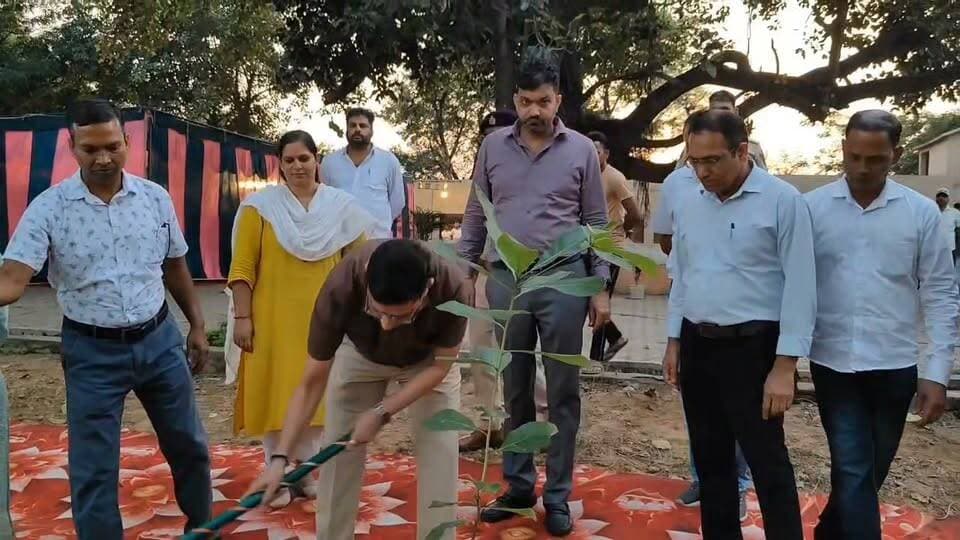 यमुनानगर ग्राम फतेहगढ़ तुम्बी में जनता दरबार, ग्रामीणों की समस्याएं सुनकर अधिकारियों को समाधान के निर्देश।
#Yamunanagar #Haryana #JanataDarbar #FatehgarhTumbi #PublicGrievance #NaveenAhuja #DistrictAdministration #PublicService #RuralDevelopment #GovernmentSchemes #ServiceSankalp #HaryanaNews #YamunanagarNews #BreakingNews #LatestNews