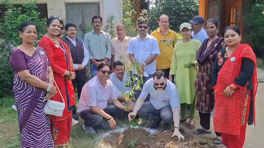👉#सहयोग संस्था ने बशुलिया में रोपे पौधे, गौशाला में चलाया स्वच्छता अभियान
--#5100 पौधे लगाने का लक्ष्य पूरा होने के करीब, ग्रामीणों ने किया संस्था का स्वागत
शाहजहांपुर। जनपद की समाजसेवी संस्था सहयोग के पदाधिकारियों ने ग्राम पंचायत बशुलिया स्थित जनता कन्या इंटर कॉलेज में पौधारोपण किया। इसके बाद ग्राम की गौशाला में स्वच्छता अभियान चलाकर साफ-सफाई की गई। ग्राम निवासी एवं संस्था के कोषाध्यक्ष महेंद्र दुबे ने सभी पदाधिकारियों का स्वागत किया और उनके लिए चोखा-बाटी का भोज कराया।
संस्था की पौधारोपण प्रभारी संगीता गुप्ता और डायरेक्टर रजनी गुप्ता ने बताया कि संस्था ने इस वर्ष 5100 पौधे लगाने का लक्ष्य रखा है, जो अब पूरा होने के करीब है।कार्यक्रम में संस्थापक अनिल गुप्ता प्रधान, शाहनवाज खान एडवोकेट, रजनी गुप्ता, शालू यादव, महेंद्र दुबे, जिला प्रभारी विकास सक्सेना, विधिक सलाहकार सफीकुद्दीन अंसारी, शिवम वर्मा, तिलहर अध्यक्ष अंकुश गुप्ता, जलालाबाद अध्यक्ष ममता यादव, सुमन गुप्ता, संगीता गुप्ता, रामजी गुप्ता, कृष्णा, सुधीर, तिऊलक ग्राम पंचायत के प्रधान विनोद वर्मा, बशुलिया प्रधान वीरपाल, पूर्व क्षेत्र पंचायत सदस्य कालिका प्रसाद समेत कई ग्रामवासी मौजूद रहे।
सहयोग संस्था शाहजहाँपुर