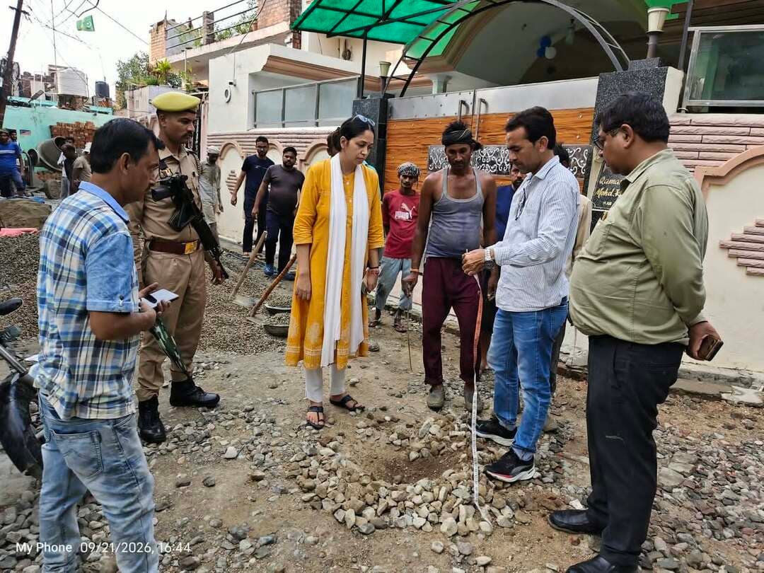 👉#नगर आयुक्त ने निर्माणाधीन सड़कों का किया निरीक्षण, खामियां मिलने पर सुधार के दिए निर्देश
शाहजहांपुर। नगर आयुक्त सौम्या गुरुरानी ने नगर निगम क्षेत्र में राज्य सेक्टर योजनांतर्गत निर्माणाधीन विभिन्न नालियों एवं सीसी सड़कों का निरीक्षण किया। निरीक्षण के दौरान मुख्य अभियंता आशीष त्रिवेदी भी मौजूद रहे।नगर आयुक्त ने महमंद जलालनगर में मुर्सली मस्जिद से लिबास टेलर्स के मकान के पीछे होते हुए मुमताज मेम्बर के मकान तक चल रहे नाली व सीसी सड़क निर्माण कार्य को देखा। यहां सीसी ढलाई का कार्य प्रगति पर मिला और सीसी व बेस की मोटाई मानक के अनुरूप पाई गई। उन्होंने कार्य में तेजी लाकर जल्द पूरा कराने के निर्देश दिए।खिरनीबाग की गोकुल धाम कॉलोनी में करीब 50 प्रतिशत सीसी सड़क का कार्य पूरा मिला, जबकि नाली निर्माण जारी था। नाली की मजबूती जांचने के लिए मौके से तीन ईंटें निकालकर लैब भेजने के निर्देश दिए गए।सुभाष नगर में निरीक्षण के दौरान पुलिया की सतह सीसी सड़क से नीचे मिलने पर जलभराव की समस्या दूर करने के लिए सड़क का स्तर पुलिया की सतह से मिलाने के निर्देश दिए गए। कुछ स्थानों पर नाली में पानी का बहाव ठीक नहीं मिलने पर बेड लेवल दुरुस्त कराने को कहा गया। वहीं ग्रूफ कटिंग की गहराई और सीसी सड़क की मोटाई मानक के अनुरूप कराने के निर्देश दिए गए।ककराखुर्द में नाजों के खोखे से नईम के मकान होते हुए खेड़े वाली मस्जिद तक निर्माणाधीन सड़क में सीसी की मोटाई प्रथम दृष्टया सही मिली। यहां कार्य के साथ क्योरिंग भी होती पाई गई।नगर आयुक्त ने निर्देश दिए कि जहां सीसी सड़क बनने से सड़क ऊंची और संपर्क मार्ग नीचे हो गए हैं, वहां रैंप बनाकर आवागमन सुचारू कराया जाए। सभी निर्माणाधीन सड़कों का कार्य तेजी से पूरा कराने के भी निर्देश दिए गए।
Nagar Ayukt Shahjahanpur Shahjahanpur Nagar Nigam