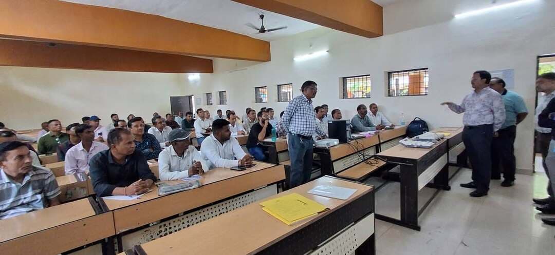जिला पंचायत वार्ड क्रमांक 6 के उप निर्वाचन हेतु मतदान दलों का द्वितीय चरण का प्रशिक्षण आयोजित
240 मतदान कर्मियों को सैद्धांतिक एवं ईवीएम संचालन का दिया गया प्रशिक्षण
राणापुर जिला पंचायत वार्ड क्रमांक 6 के उप निर्वाचन के लिए मतदान दलों का द्वितीय चरण का प्रशिक्षण सांदीपनि शासकीय उच्चतर माध्यमिक विद्यालय, राणापुर में आयोजित किया गया। प्रशिक्षण में मतदान दलों में नियुक्त पीठासीन अधिकारी, मतदान अधिकारी क्रमांक-1, मतदान अधिकारी क्रमांक-2 एवं मतदान अधिकारी क्रमांक-3 ने सहभागिता की।
प्रशिक्षण के प्रथम सत्र में मतदान कर्मियों को निर्वाचन प्रक्रिया से संबंधित सैद्धांतिक जानकारी दी गई। इसमें मतदान दिवस पर पीठासीन अधिकारी एवं मतदान अधिकारियों के दायित्व, मतदान प्रक्रिया, आवश्यक प्रपत्रों के संधारण तथा निर्वाचन संबंधी आवश्यक सावधानियों के बारे में विस्तार से समझाया गया। द्वितीय सत्र में मतदान कर्मियों को ईवीएम के संचालन एवं मतदान के दौरान अपनाई जाने वाली प्रक्रिया का व्यावहारिक प्रशिक्षण दिया गया।
प्रशिक्षण कुल 5 कक्षों में आयोजित किया गया, जिसमें प्रत्येक कक्ष में 12 मतदान दलों के अनुसार कुल 240 मतदान कर्मियों ने प्रशिक्षण प्राप्त किया।
प्रशिक्षण सत्र के दौरान उप जिला निर्वाचन अधिकारी एवं संयुक्त कलेक्टर श्री वी.के. मंडलोई ने प्रशिक्षण व्यवस्था का निरीक्षण किया। उन्होंने प्रशिक्षणार्थियों को निर्वाचन प्रक्रिया के संबंध में आवश्यक दिशा-निर्देश देते हुए कहा कि मतदान दल निर्वाचन से संबंधित प्रत्येक प्रक्रिया एवं अपने दायित्वों को अच्छी तरह समझ लें, जिससे मतदान दिवस पर निर्वाचन कार्य निर्धारित प्रक्रिया के अनुरूप सुचारू रूप से संपन्न कराया जा सके।
प्रशिक्षण में मास्टर ट्रेनर श्री मनीष पंवार, श्री खुजेमा अली, श्री गोपाल काग, श्री हिरजी निनामा, श्री धर्मेंद्र जानी, श्री फिरोज खान, श्री अबरार खान, श्री रमेश परमार, श्री सुशीम जायसवाल, श्री अमियाराज चौहान, श्री सतीश पाटीदार एवं श्री मुकेश पाटीदार द्वारा मतदान कर्मियों को प्रशिक्षण दिया गया। जिला स्तर से उपस्थित मास्टर ट्रेनर श्री हरीश कुंडल एवं श्री एस.के. तिवारी ने भी प्रशिक्षणार्थियों को निर्वाचन प्रक्रिया के संबंध में आवश्यक मार्गदर्शन प्रदान किया।
Jansampark Madhya Pradesh CM Madhya Pradesh Indore Commissioner Election Commission of India Chief Electoral Officer Madhya Pradesh #Jhabua #JansamparkMP