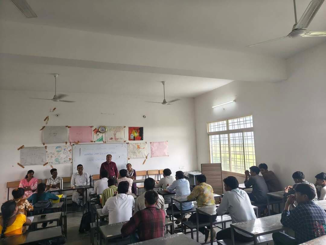 #सेवा_संकल्प_अभियान के तहत नुक्कड़ नाटक से शासकीय योजनाओं का प्रचार-प्रसार
बीएसडब्ल्यू एवं एमएसडब्ल्यू के विद्यार्थियों को अभियान की गतिविधियों से कराया अवगत
सेवा संकल्प अभियान के अंतर्गत मध्यप्रदेश जन अभियान परिषद, विकासखण्ड राणापुर द्वारा मुख्यमंत्री सामुदायिक नेतृत्व क्षमता विकास पाठ्यक्रम के तहत शासकीय महाविद्यालय राणापुर में संचालित बीएसडब्ल्यू एवं एमएसडब्ल्यू कक्षाओं में विद्यार्थियों को अभियान के उद्देश्यों एवं गतिविधियों की जानकारी दी गई। इस दौरान विद्यार्थियों ने लघु नाटिका एवं नुक्कड़ नाटक के माध्यम से विभिन्न शासकीय योजनाओं का प्रचार-प्रसार कर जनजागरूकता का संदेश दिया।
कार्यक्रम में जिला प्रौढ़ शिक्षा अधिकारी एवं आनंद विभाग के नोडल अधिकारी श्री जगदीश सिसोदिया तथा मध्यप्रदेश जन अभियान परिषद के जिला समन्वयक श्री प्रेमसिंह चौहान ने सेवा संकल्प अभियान के अंतर्गत आयोजित की जा रही विभिन्न गतिविधियों एवं कार्यक्रमों के संबंध में विस्तार से जानकारी दी।
श्री जगदीश सिसोदिया ने बताया कि प्रधानमंत्री श्री नरेन्द्र मोदी के जन्मदिवस के अवसर पर 17 सितम्बर से 17 अक्टूबर 2026 तक सेवा संकल्प अभियान आयोजित किया जा रहा है। उन्होंने अभियान के तहत आयोजित होने वाली गतिविधियों में मुख्यमंत्री सामुदायिक नेतृत्व क्षमता विकास पाठ्यक्रम के परामर्शदाताओं, छात्र-छात्राओं एवं अभिभावकों की सक्रिय सहभागिता सुनिश्चित करने पर जोर दिया।
उन्होंने कहा कि मुख्यमंत्री सामुदायिक नेतृत्व क्षमता विकास पाठ्यक्रम केवल शैक्षणिक गतिविधियों तक सीमित नहीं है, बल्कि इसके माध्यम से विद्यार्थियों को समाज एवं समुदाय के बीच सेवा, सहभागिता और नेतृत्व के साथ कार्य करने का अवसर मिलता है। उन्होंने विद्यार्थियों से अभियान की गतिविधियों में सक्रिय सहभागिता करते हुए अपने आसपास के लोगों को भी जनकल्याणकारी योजनाओं के प्रति जागरूक करने का आह्वान किया।
मध्यप्रदेश जन अभियान परिषद के जिला समन्वयक श्री प्रेमसिंह चौहान ने कहा कि मुख्यमंत्री सामुदायिक नेतृत्व क्षमता विकास पाठ्यक्रम के माध्यम से छात्र-छात्राओं में सामुदायिक नेतृत्व क्षमता विकसित की जा रही है। उन्होंने विद्यार्थियों से प्रत्येक रविवार नियमित रूप से कक्षाओं में उपस्थित रहने के साथ अपने-अपने प्रयोगशाला ग्रामों में सेवा संकल्प अभियान की गतिविधियों के प्रभावी क्रियान्वयन में सक्रिय भूमिका निभाने का आह्वान किया।
कार्यक्रम के दौरान बीएसडब्ल्यू एवं एमएसडब्ल्यू के छात्र-छात्राओं ने लघु नाटिका एवं नुक्कड़ नाटक प्रस्तुत कर शासन की विभिन्न जनकल्याणकारी योजनाओं की जानकारी दी। नाट्य प्रस्तुतियों के माध्यम से आमजन को योजनाओं के प्रति जागरूक करते हुए पात्र हितग्राहियों को संबंधित योजनाओं का लाभ लेने के लिए प्रेरित किया गया।
कार्यक्रम का संचालन नवांकुर संस्था प्रभारी श्री नरेंद्र वसुनिया ने किया तथा आभार परामर्शदाता श्री राकेश पलिया ने व्यक्त किया। इस अवसर पर परामर्शदाता सुश्री संगीता अजनार, श्री राजेंद्र सोनी, सुश्री रीनू जमरा एवं श्री प्रकाश वसुनिया सहित बीएसडब्ल्यू एवं एमएसडब्ल्यू के छात्र-छात्राएं उपस्थित रहे।
Jansampark Madhya Pradesh CM Madhya Pradesh Indore Commissioner #Jhabua #JansamparkMP #SevaSankalpAbhiyan #AshirwadKaDiya