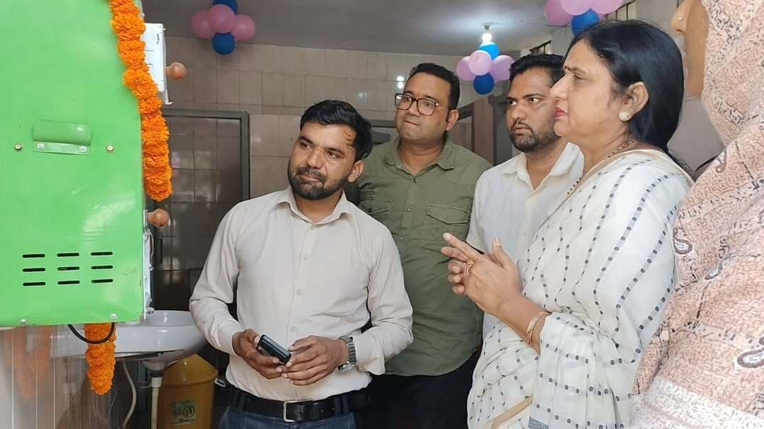 सुलभ शौचालय में महिलाओं को मिलेगी नई सुविधा, इंसीनरेटर व सैनिटरी पैड मशीन लगाई
मेयर ने संत निरंकारी भवन के सामने सुलभ शौचालय में उपलब्ध कराई सुविधाओं का किया शुभारंभ
यमुनानगर। (राष्ट्रीय कदम) ब्यूरो: स्वच्छ एवं सुंदर शहर के निर्माण और सार्वजनिक सुविधाओं को बेहतर बनाने के उद्देश्य से नगर निगम की ओर से वार्ड-09 में स्वच्छता ही सेवा अभियान चलाया गया। अभियान के नगर निगम द्वारा संत निरंकारी भवन के सामने स्थित सुलभ शौचालय के महिला परिसर में सैनिटरी पैड वितरण मशीन व इस्तेमाल किए गए सैनिटरी पैड के सुरक्षित निस्तारण के लिए इंसीनरेटर मशीन स्थापित की गई। इन सुविधाओं से महिला उपयोगकर्ताओं को स्वच्छ, सुरक्षित और सुविधाजनक शौचालय सुविधा उपलब्ध कराने में मदद मिलेगी। सोमवार को मेयर सुमन बहमनी ने इस सुलभ शौचालय का निरीक्षण किया और सैनिटरी पैड वितरण मशीन व इंसीनरेटर मशीन का शुभारंभ किया। मेयर ने निरीक्षण के दौरान सुलभ शौचालय की सफाई व्यवस्था का जायजा लिया। महापौर सुमन बहमनी ने अधिकारियों एवं कर्मचारियों से सफाई व्यवस्था व नई सुविधाओं के संचालन की जानकारी ली और सार्वजनिक शौचालयों की नियमित सफाई सुनिश्चित करने के निर्देश दिए। इस दौरान नगर निगम की टीम द्वारा सार्वजनिक शौचालय के उचित एवं स्वच्छ उपयोग को लेकर नागरिकों को जागरूक किया गया। शौचालय परिसर में ‘क्या करें और क्या न करें’ से संबंधित जागरूकता संदेश प्रदर्शित किए गए हैं। इसके साथ ही लोगों को विशेष रूप से संदेश दिया गया कि शौचालय का उपयोग करने के बाद पानी अवश्य प्रवाहित करें और परिसर में किसी प्रकार का कचरा न डालें। मेयर ने नागरिकों से अपील की कि सार्वजनिक शौचालयों का जिम्मेदारीपूर्वक उपयोग करें। शौचालय में कचरा न डालें, उपयोग के बाद पानी जरूर प्रवाहित करें और स्वच्छता बनाए रखने में नगर निगम का सहयोग करें। सार्वजनिक स्थानों को स्वच्छ रखना केवल नगर निगम की जिम्मेदारी नहीं, बल्कि प्रत्येक नागरिक की सामूहिक जिम्मेदारी है। मौके पर मुख्य सफाई निरीक्षक विनोद बेनीवाल, मुख्य सफाई निरीक्षक गोविंद शर्मा, सफाई निरीक्षक अजीत कुमार, स्वच्छ भारत मिशन के विशेषज्ञ दुर्गेश कुमार आदि मौजूद रहें।
