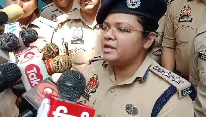 देखिए शिक्षिका की हत्या के मामले में एसपी खीरी ने क्या कहा
#lakhimpurkherinews
#lakhimpurpolic
#lucknow
#CMYogiAdityanath
#akhileshyadavsamajwadiparty
