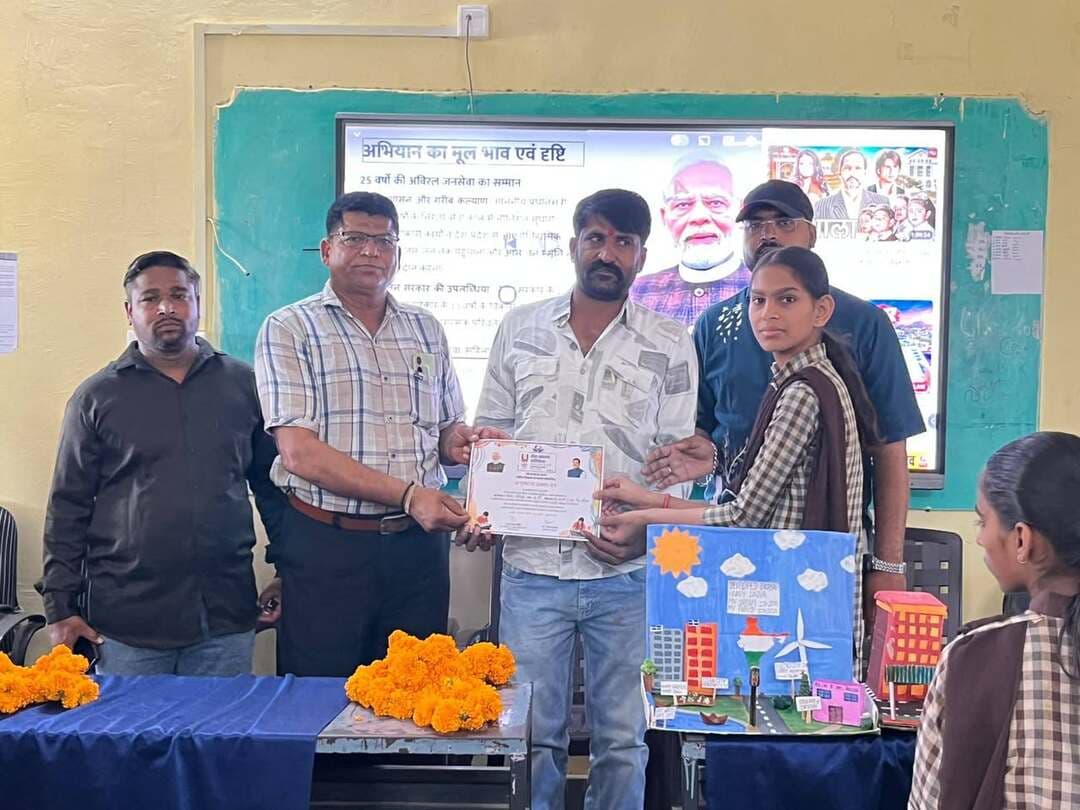 सेवा संकल्प अभियान के तहत ‘मेरे सपनों का भारत’ चित्रकला प्रतियोगिता आयोजित
विद्यालय स्तर पर विद्यार्थियों की कलाकृतियों की प्रदर्शनी, विजेता विद्यार्थियों को वितरित किए प्रमाण-पत्र
सेवा संकल्प अभियान के अंतर्गत जिले के विद्यालयों में विद्यार्थियों के लिए ‘मेरे सपनों का भारत’ चित्रकला प्रतियोगिता आयोजित की गई। प्रतियोगिता में विद्यार्थियों ने अपनी कल्पनाशीलता और रचनात्मकता के माध्यम से विकसित, समृद्ध एवं आत्मनिर्भर भारत की परिकल्पना को चित्रों के माध्यम से अभिव्यक्त किया।
प्रतियोगिता के अंतर्गत विद्यालय स्तर पर विद्यार्थियों द्वारा तैयार की गई चित्रकलाओं की प्रदर्शनी लगाई गई। प्रदर्शनी में विद्यार्थियों की कलाकृतियों ने भारत के विकास, पर्यावरण संरक्षण, शिक्षा, स्वच्छता, तकनीकी प्रगति एवं सामाजिक समरसता जैसे विभिन्न विषयों को रचनात्मक रूप से प्रस्तुत किया।
विद्यालय स्तर पर आयोजित प्रतियोगिता में उत्कृष्ट प्रदर्शन करने वाले विजेता विद्यार्थियों को प्रमाण-पत्र वितरित कर सम्मानित किया गया। इस अवसर पर विद्यार्थियों का उत्साहवर्धन करते हुए उन्हें रचनात्मक गतिविधियों में निरंतर सहभागिता के लिए प्रेरित किया गया।
सेवा संकल्प अभियान के माध्यम से विद्यार्थियों में रचनात्मकता, सामाजिक सरोकार और राष्ट्र निर्माण के प्रति सकारात्मक सोच विकसित करने का संदेश दिया जा रहा है।
CM Madhya Pradesh
Jansampark Madhya Pradesh
Department of School Education, Madhya Pradesh
#सेवासंकल्पअभियान #Neemuch #नीमच #मेरेसपनोंकाभारत