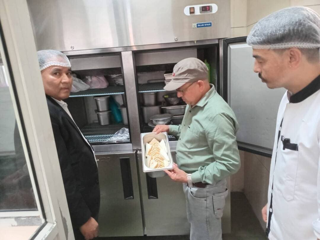 खाद्य सुरक्षा अधिकारियों ने होटल, रेस्टोरेंट एवं रिसॉर्ट का किया औचक निरीक्षण
________________
फूड हाइजीन एवं खाद्य पदार्थों की गुणवत्ता बनाए रखने के दिए निर्देश
________________
पांच प्रतिष्ठानों से खाद्य पदार्थों के नमूने जांच के लिए राज्य खाद्य परीक्षण प्रयोगशाला भेजे
________________
खरगोन 21 सितंबर 2026। आयुक्त खाद्य सुरक्षा, मध्यप्रदेश एवं कलेक्टर श्री गुरु प्रसाद द्वारा दिए गए निर्देशों के पालन में खाद्य सुरक्षा अधिकारियों द्वारा खाद्य सुरक्षा एवं मानक अधिनियम 2006 तथा नियम 2011 के अंतर्गत जिले के विभिन्न होटल, रेस्टोरेंट एवं रिसॉर्ट का औचक निरीक्षण किया गया। निरीक्षण के दौरान खाद्य कारोबारकर्ताओं को खाद्य पदार्थों की गुणवत्ता एवं स्वच्छता के निर्धारित मापदंडों का पालन करने के निर्देश दिए गए।
खाद्य सुरक्षा अधिकारियों ने होटल, रेस्टोरेंट एवं रिसॉर्ट संचालकों को फूड हाइजीन का विशेष ध्यान रखने, खाद्य पदार्थों की तैयारी वाले क्षेत्रों की नियमित अंतराल पर साफ-सफाई एवं सैनिटाइजेशन करने तथा खाद्य सामग्री को निर्माण स्तर से ही स्वच्छ एवं सुरक्षित रखने के निर्देश दिए। साथ ही खाद्य पदार्थों को निर्धारित एवं सुरक्षित तापमान पर पकाने तथा उचित समय तक गर्म रखने के लिए कहा गया, ताकि माइक्रोबियल संक्रमण की संभावना को रोका जा सके। अधिकारियों ने पूर्ण रूप से पका हुआ एवं सुरक्षित भोजन ही उपभोक्ताओं को उपलब्ध कराने के निर्देश दिए।
निरीक्षण के दौरान कस्तुरी होटल, खरगोन, सुंदरम होटल, खरगोन, श्री अग्रवाल होटल, खरगोन, शक्ति एवेन्यू होटल, खरगोन, गुरु कृपा होटल, खरगोन एवं कृष्णा रिसॉर्ट होटल, खरगोन का निरीक्षण किया गया। इसी प्रकार कसरावद में अमरदीप फैमिली रेस्टोरेंट एवं होटल श्री सांई सागर, महेश्वर में होटल रियल फूड, पंचवटी रेस्टोरेंट, होटल देवराज, नर्मदा रिट्रीट एवं रिसॉर्ट, अहिल्या लब्ज के होटल एवं अहिल्या फोर्ट होटल, मंडलेश्वर में होटल निमाड़ स्पाइसेस एवं रिवेरा होटल तथा सवानद में होटल दीपक का भी औचक निरीक्षण किया गया।
निरीक्षण के दौरान कस्तुरी होटल, खरगोन से खाद्य पदार्थ सोयाबीन तेल, होटल रियल फूड, महेश्वर से पनीर, होटल निमाड़ स्पाइसेस, मंडलेश्वर से सोयाबीन तेल, होटल दीपक, सवानद से पनीर एवं सोयाबीन तेल तथा अमरदीप फैमिली रेस्टोरेंट, कसरावद से सोयाबीन तेल के नमूने लिए गए। सभी नमूने जांच के लिए राज्य खाद्य परीक्षण प्रयोगशाला भेजे गए हैं।
खाद्य पदार्थों की जांच रिपोर्ट प्राप्त होने के उपरांत संबंधित खाद्य कारोबारकर्ताओं के विरुद्ध खाद्य सुरक्षा एवं मानक अधिनियम 2006 एवं नियम 2011 के प्रावधानों के तहत नियमानुसार वैधानिक कार्यवाही की जाएगी। खाद्य सुरक्षा अधिकारियों द्वारा आगामी समय में भी होटल, रेस्टोरेंट, रिसॉर्ट एवं अन्य खाद्य प्रतिष्ठानों का औचक निरीक्षण कर खाद्य गुणवत्ता एवं स्वच्छता संबंधी मानकों का पालन सुनिश्चित कराने की कार्यवाही निरंतर जारी रहेगी।
उक्त कार्यवाही में मुख्य खाद्य सुरक्षा अधिकारी श्री एच.एल. अवस्थी तथा खाद्य सुरक्षा अधिकारी श्री आर.आर. सोलकी एवं श्री एन.एस. सोलकी उपस्थित रहे।
#JansamparkMP #khargone
