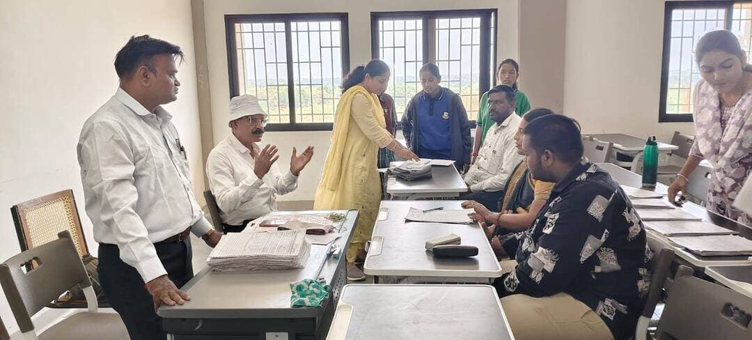 ‘मेरे सपनों का भारत’ विषय पर भाषण एवं चित्रकला प्रतियोगिता आयोजित
________________
विजेता विद्यार्थियों को पुरस्कार, पालक-शिक्षक बैठक में शैक्षणिक प्रगति पर हुआ संवाद
________________
‘एक पेड़ माँ के नाम’ अभियान के तहत विद्यालय परिसर में हुआ पौधारोपण
________________
खरगोन 21 सितंबर 2026। सेवा संकल्प अभियान के तहत सान्दीपनि विद्यालय टेमला में विभिन्न रचनात्मक, शैक्षणिक एवं सामाजिक गतिविधियों का आयोजन किया गया। अभियान का शुभारंभ 17 सितंबर को दीप प्रज्वलन के साथ हुआ। इसके अंतर्गत 19 सितंबर को ‘मेरे सपनों का भारत’ विषय पर भाषण एवं चित्रकला प्रतियोगिता आयोजित की गई, जिसमें विद्यार्थियों ने सहभागिता करते हुए अपने विचारों और कल्पनाओं को प्रभावी ढंग से प्रस्तुत किया।
अभियान के तहत आयोजित प्रतियोगिताओं के विजेता विद्यार्थियों को 21 सितंबर को आयोजित कार्यक्रम में अतिथियों एवं जनप्रतिनिधियों द्वारा पुरस्कार प्रदान किए गए। इस अवसर पर विद्यालय में विद्यार्थियों द्वारा तैयार की गई चित्रकला प्रदर्शनी का भी अतिथियों ने अवलोकन किया।
कार्यक्रम में भाजपा मंडल अध्यक्ष श्री भूपेन्द्र पाटीदार, पूर्व जनपद सदस्य श्री विनीत पाटीदार, उपसरपंच श्री वासुदेव पाटीदार तथा भारतीय किसान संघ से श्री सीताराम पाटीदार सहित अन्य जनप्रतिनिधि उपस्थित रहे।
पालक-शिक्षक बैठक में शैक्षणिक प्रगति पर हुआ संवाद
सेवा संकल्प अभियान के तहत 21 सितंबर को विद्यालय में पालक-शिक्षक बैठक का भी आयोजन किया गया। बैठक में 70 प्रतिशत से अधिक पालकों ने विद्यालय पहुंचकर शिक्षकों से संवाद किया। इस दौरान विद्यार्थियों की पढ़ाई, शैक्षणिक प्रगति एवं विभिन्न शैक्षणिक गतिविधियों को लेकर शिक्षकों और पालकों के बीच चर्चा हुई। पालकों ने विद्यार्थियों की शिक्षा को बेहतर बनाने के लिए शिक्षकों के साथ विचार-विमर्श किया।
‘एक पेड़ माँ के नाम’ के तहत किया पौधारोपण
कार्यक्रम के अंत में विद्यालय परिसर में ‘एक पेड़ माँ के नाम’ अभियान के तहत जनप्रतिनिधियों द्वारा फलदार एवं छायादार पौधों का रोपण किया गया। इस अवसर पर पर्यावरण संरक्षण के महत्व पर जोर देते हुए लगाए गए पौधों की नियमित देखभाल एवं संरक्षण का संकल्प लिया गया।
कार्यक्रम में विद्यालय के प्राचार्य श्री अशोक पंवार, श्री भागीरथ पाटीदार, श्री प्रकाश पटेल, श्रीमती पार्वती पाटीदार, श्री राकेश भावसार एवं श्रीमती सोनम नामदेव सहित विद्यालय स्टाफ और विद्यार्थी उपस्थित रहे। सेवा संकल्प अभियान के तहत आयोजित इन गतिविधियों में विद्यार्थियों, पालकों, शिक्षकों एवं जनप्रतिनिधियों की सक्रिय सहभागिता रही।
#JansamparkMP #khargone #सेवा_संकल्प_अभियान